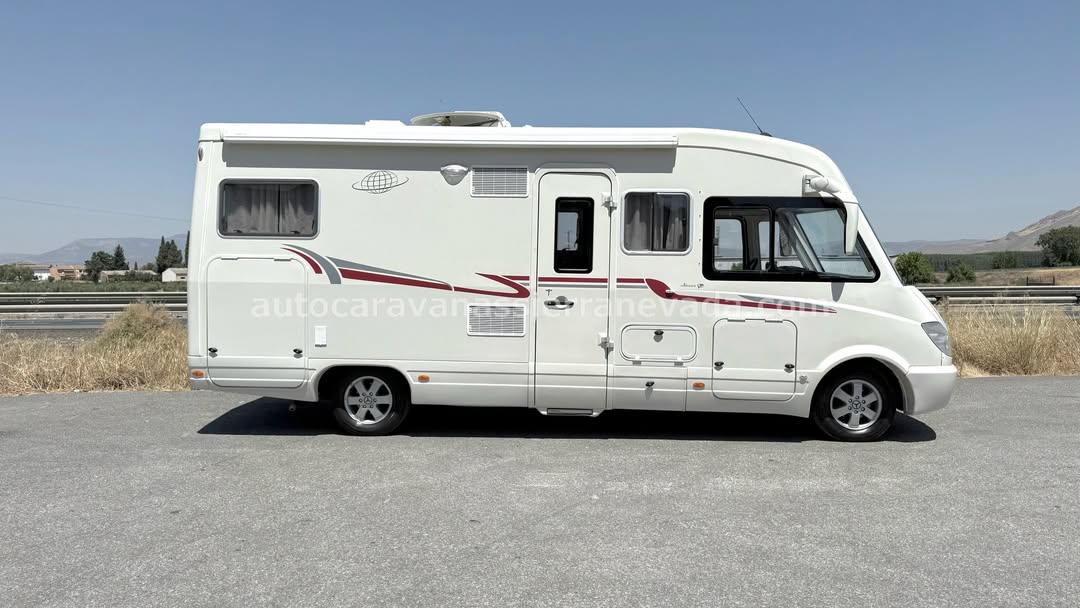 INTEGRAL LEVOYAGEUR LVX755 Autocaravanas Sierra Nevada empresa con más de 20 años de experiencia en el sector de venta de ocasión os ofrece esta magnífica casa rodante.🗣️👉 Para más información o precio 💵 consulté en nuestra página web www.autocaravanassierranevada.com ➡️🌐💻 o haga click👉🖱️ en nuestro enlace ⬇️👇 https://autocaravanassierranevada.com/listings/levoyageur-lvx755/ ¿Quieres pagar a plazos? Llama y te informamos sin compromiso 📞617795719 📞621251555 Extras 👇 MOTOR: Mercedes 3.0 CDI 180cv AUTOMATICA AÑO: 2009 KM: 108.000 Medidas: 6,80m x 3,10m Plazas viajar: 4 Plazas dormir: 4 * Medida Garaje con doble portón: (2,20m x 0,80m x 1,10m) * Camas (Transversal / Colgante eléctrica en Cabina) * Cadena de distribución * Suspensión Mercedes Extras: Aire acondicionado (de motor) A.S.R (Sistema antiderrapaje) Velocidad de crucero Cierre centralizado 2 puertas Espejos eléctricos Elevalunas eléctricos (sólo conductor) Radio (2DIN – CD – USB – BT – AUX) Asientos giratorios Oscurecedores REMIS en cabina completa Mosquiteras en ventanas, claraboyas Claraboyas transparentes excepto ducha Claraboyas XXL en salón Caja fuerte Frigo DOMETIC (220v, Gas, 12v, Auto) 150L capacidad Horno Ducha con mampara separada de aseo WC con SOG 2 Batería de AGM 95ah. Placa solar de 100w. Calefacción Trumatic Combi TV 12v (TDT – HDMI – USB) Escalón eléctrico de aluminio Toldo OMNISTOR de 4m. Maleteros Laterales Extraibles Neumáticos reforzados marca camper #autocaravanastyle #viajarconniños #viajarenautocaravanaconniños #roadtrip #autocaravanaadventure #ventadeautocaravanas #autocaravanassierranevada #autocaravantravel #autocaravanaenlaplaya #kitcamping #differentholidays #camaisla #motorhome #caravanas1000 #camper #motorhome #rv #campingwithdogs #campingcar