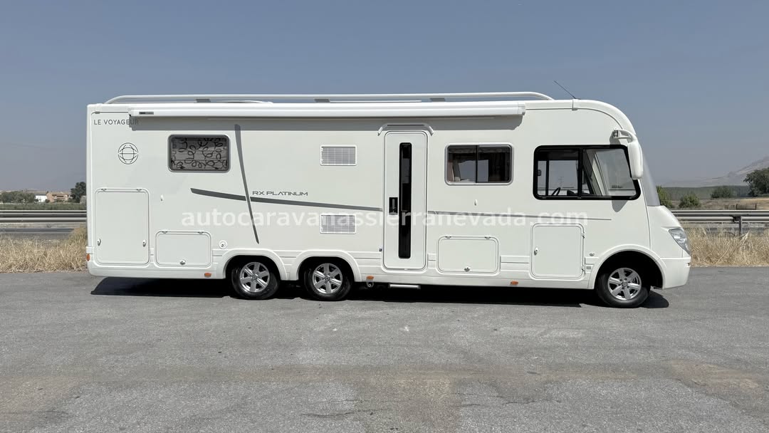 Integral LEVOYAGEUR RX Platinium 1158 Autocaravanas Sierra Nevada empresa con más de 20 años de experiencia en el sector de venta de ocasión os ofrece esta magnífica casa rodante.🗣️👉 Para más información o precio 💵 consulté en nuestra página web www.autocaravanassierranevada.com ➡️🌐💻 o haga click👉🖱️ en nuestro enlace ⬇️👇 https://autocaravanassierranevada.com/listings/levoyageur-rx-platinium-1158/ ¿Quieres pagar a plazos? Llama y te informamos sin compromiso 📞617795719 📞621251555 Extras 👇 CARNET C/CAMBIO AUTOMÁTICO MOTOR: Mercedes 3.0 CDI 190cv AÑO: 2011 KM: 119.000 Medidas: 8,20m x 3,00m Plazas viajar: 4 Plazas dormir: 4 * Medida Garaje con doble portón:(2,30m x 0,95m x 1,10m) * Cama (Isla / Salón Convertible) * Chasis ALKO + Barras de torsión * Cadena de distribución * DOBLE EJE * CALEFACCIÓN ALDE Extras: Aire acondicionado (de motor) Velocidad de Crucero Cierre centralizado Doble acristalamiento Espejos eléctricos Radio (2DIN – CD – USB-AUX – BLUETOOTH - Navegador) Cámara de visión trasera en Radio Sensor de aparcamiento Asientos giratorios OscurecedoresREMIS en cabina completa Parasoles enrollables manuales Mosquiteras en ventanas, claraboyas y puerta principal Claraboyas transparentes, Claraboya XXL en salón y en cama trasera Caja fuerte TurboVent Frigo DOMETIC (220v, Gas, 12v, Auto) 160L capacidad Horno Extractor de humos Ducha con mampara separada de aseo WC con sistema de triturador eléctrico 1 Batería LITIO de 120ah. 4 Placa solar de 100w. TV 12v. (TDT – HDMI – USB – DVD) Escalón eléctrico de aluminio Toldo THULE de 5m. Patas estabilizadoras hidráulicas autonivelantes Ducha exterior maletero Maleteros laterales con acceso al doble suelo Neumáticos reforzados MARCA MICHELIN especial camper #autocaravanastyle #viajarconniños #viajarenautocaravanaconniños #roadtrip #autocaravanaadventure #ventadeautocaravanas #autocaravanassierranevada #autocaravantravel #autocaravanaenlaplaya #kitcamping #differentholidays #camaisla #motorhome #caravanas1000 #camper #motorhome #rv #campingwithdogs #campingcar