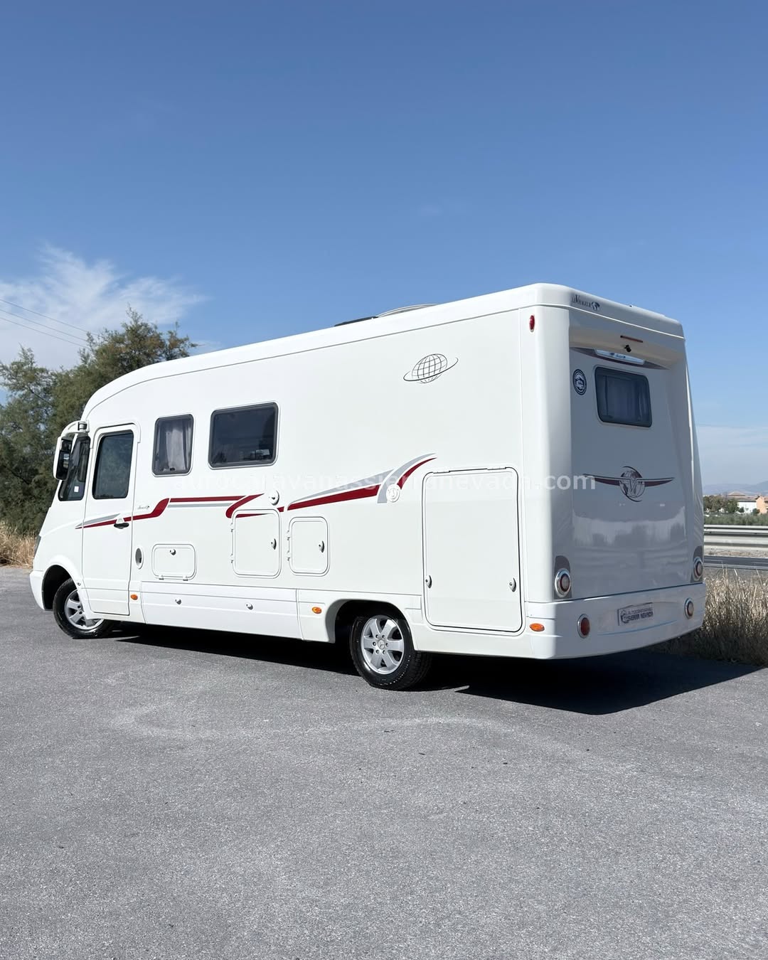 Integral LEVOYAGEUR SERIE 7 Autocaravanas Sierra Nevada empresa con más de 20 años de experiencia en el sector de venta de ocasión os ofrece esta magnífica casa rodante.🗣️👉 Para más información o precio 💵 consulté en nuestra página web www.autocaravanassierranevada.com ➡️🌐💻 o haga click👉🖱️ en nuestro enlace ⬇️👇 https://autocaravanassierranevada.com/listings/levoyageur-serie-7/ ¿Quieres pagar a plazos? Llama y te informamos sin compromiso 📞617795719 📞621251555 Extras 👇 CARNET C MOTOR: MERCEDES 2.2 CDI 163cv AÑO: 2011 KM: 99.000 Medidas: 7,10m x 3,00m Plazas viajar: 4 Plazas dormir: 4 * Medida Garaje con doble portón : (2,20m x 0,80m x 1,00m) * Camas (Transversal/ Colgante eléctrica en cabina) * Chasis ALKO + Barras de torsión * Cadena de distribución Extras: Aire acondicionado(de motor) A.S.R (Sistema antiderrapaje) Velocidad de Crucero Cierre centralizado Espejos eléctricos Elevalunas eléctricos (sólo conductor) Radio (2DIN-CD-USB-AUX-BT) Cámara de visión trasera(en radio) Asientos giratorios Oscurecedores REMIS en cabina completa Mosquiteras en ventanas, claraboyas y puerta principal Claraboyas transparentes y Claraboya xxl en salón Frigo DOMETIC (220v, Gas, 12v, Auto) 160L capacidad Horno Extractor de humos Ducha con mampara separada de aseo Batería de 100ah. Placa solar de 100w. Calefacción Truma Combi Tv 12v. (HDMI-TDT) Escalón eléctrico de aluminio Toldo THULE de 4m. Ducha exterior Maleteros laterales extraíbles Neumáticos reforzados especial camper #autocaravanastyle #viajarconniños #viajarenautocaravanaconniños #roadtrip #autocaravanaadventure #ventadeautocaravanas #autocaravanassierranevada #autocaravantravel #autocaravanaenlaplaya #kitcamping #differentholidays #camaisla #motorhome #caravanas1000 #camper