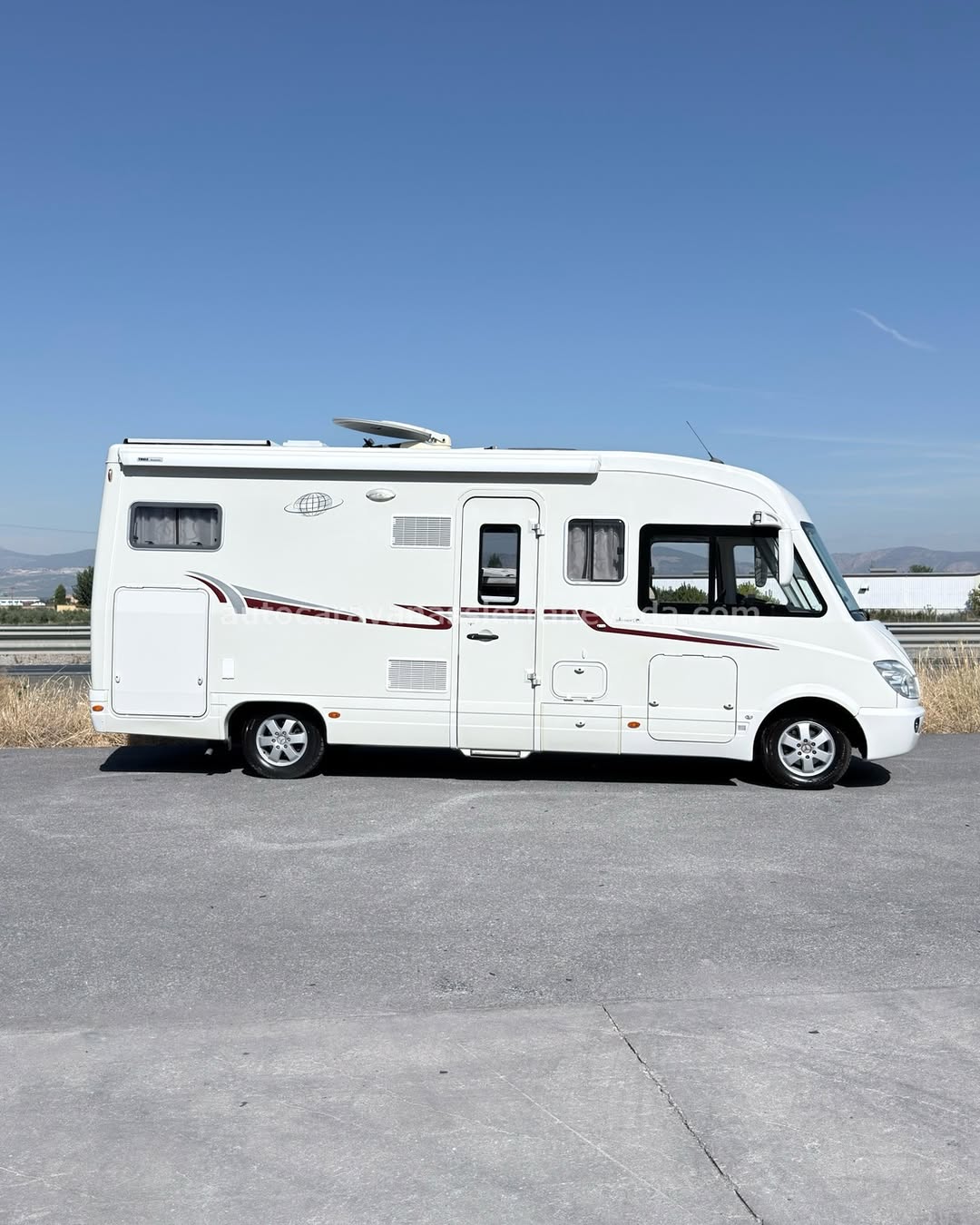 Integral LEVOYAGEUR SERIE 7

Autocaravanas Sierra Nevada empresa con más de 20 años de experiencia en el sector de venta de ocasión os ofrece esta magnífica casa rodante.🗣️👉 Para más información o precio 💵 consulté en nuestra página web

www.autocaravanassierranevada.com

➡️🌐💻 o haga click👉🖱️ en nuestro enlace ⬇️👇

https://autocaravanassierranevada.com/listings/levoyageur-serie-7/

¿Quieres pagar a plazos?
Llama y te informamos sin compromiso

📞617795719
📞621251555

Extras 👇

CARNET C
MOTOR: MERCEDES 2.2 CDI 163cv
AÑO: 2011
KM: 99.000
Medidas: 7,10m x 3,00m
Plazas viajar: 4
Plazas dormir: 4
* Medida Garaje con doble portón : (2,20m x 0,80m x 1,00m)
* Camas (Transversal/ Colgante eléctrica en cabina)
* Chasis ALKO + Barras de torsión
* Cadena de distribución

Extras:
Aire acondicionado(de motor)
A.S.R (Sistema antiderrapaje)
Velocidad de Crucero
Cierre centralizado
Espejos eléctricos
Elevalunas eléctricos (sólo conductor)
Radio (2DIN-CD-USB-AUX-BT)
Cámara de visión trasera(en radio)
Asientos giratorios
Oscurecedores REMIS en cabina completa
Mosquiteras en ventanas, claraboyas y puerta principal
Claraboyas transparentes y Claraboya xxl en salón
Frigo DOMETIC (220v, Gas, 12v, Auto) 160L capacidad
Horno
Extractor de humos
Ducha con mampara separada de aseo
Batería de 100ah.
Placa solar de 100w.
Calefacción Truma Combi
Tv 12v. (HDMI-TDT)
Escalón eléctrico de aluminio
Toldo THULE de 4m.
Ducha exterior
Maleteros laterales extraíbles
Neumáticos reforzados especial camper

#autocaravanastyle #viajarconniños #viajarenautocaravanaconniños #roadtrip #autocaravanaadventure #ventadeautocaravanas #autocaravanassierranevada #autocaravantravel #autocaravanaenlaplaya #kitcamping #differentholidays #camaisla #motorhome #caravanas1000 #camper
