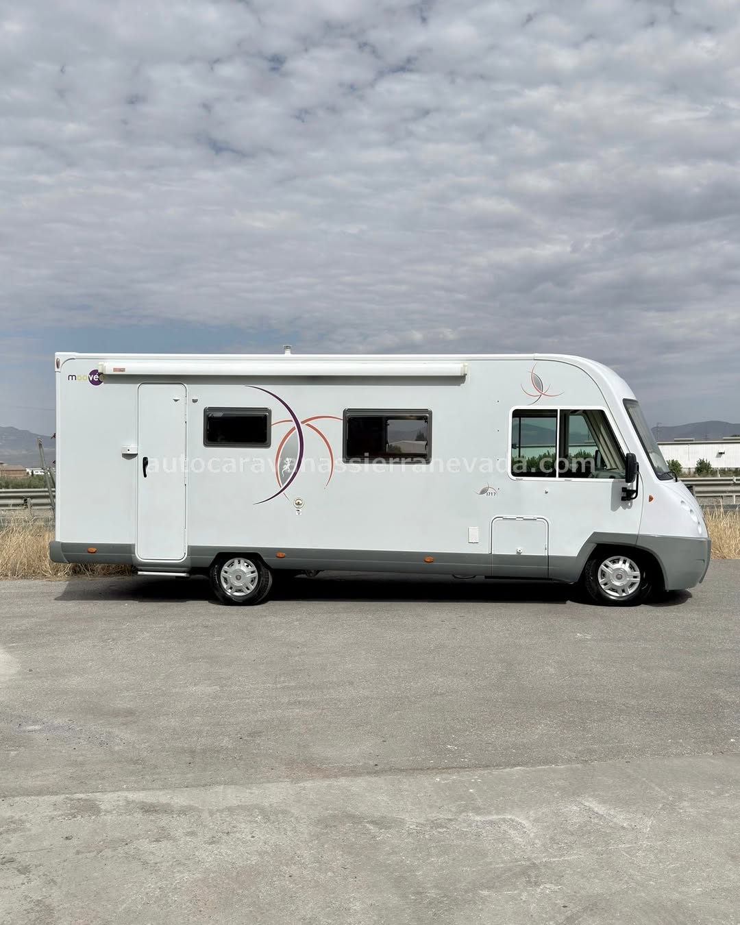 Integral MOOVEO i 717

Autocaravanas Sierra Nevada empresa con más de 20 años de experiencia en el sector de venta de ocasión os ofrece esta magnífica casa rodante.🗣️👉 Para más información o precio 💵 consulté en nuestra página web

www.autocaravanassierranevada.com

➡️🌐💻 o haga click👉🖱️ en nuestro enlace ⬇️👇

https://autocaravanassierranevada.com/listings/mooveo-i717/

¿Quieres pagar a plazos?
Llama y te informamos sin compromiso

📞617795719
📞621251555

Extras 👇

MOTOR: Fiat Ducato 2.3 Multijet 130cv
AÑO: 2011
KM: 75.000
Medidas: 7,20m x 3,00m
Plazas viajar: 6
Plazas dormir: 6
* Medida Garaje : (0,60m x 1,90m x 1,20m)
* Camas (Literas / Colgante en cabina/Salón convertible)

Extras:
Aire acondicionado(de motor)
Elevalunas eléctricos(sólo conductor)
Radio (CD-USB-AUX)
Cámara de visión trasera
Asiento giratorio(SOLO CONDUCTOR)
Mosquiteras en ventanas, claraboyas
Claraboya xxl en salón
Frigo DOMETIC (220v, Gas, 12v) 142L capacidad
Ducha con mampara dentro de aseo
Batería de 100ah.
Placa solar de 100w.
Calefacción TRUMATIC de radiador
Tv 12v. (sistema android smart TV-HDMI-USB)
Escalón de aluminio manual
Toldo TRISTOR de 4m.
Portabicis CARRY BIKE para 4
Neumáticos reforzados marca CONTINENTAL especial camper

#autocaravanastyle #viajarconniños #viajarenautocaravanaconniños #roadtrip #autocaravanaadventure #ventadeautocaravanas #autocaravanassierranevada #autocaravantravel #autocaravanaenlaplaya #kitcamping #differentholidays #camaisla #motorhome #caravanas1000 #camper