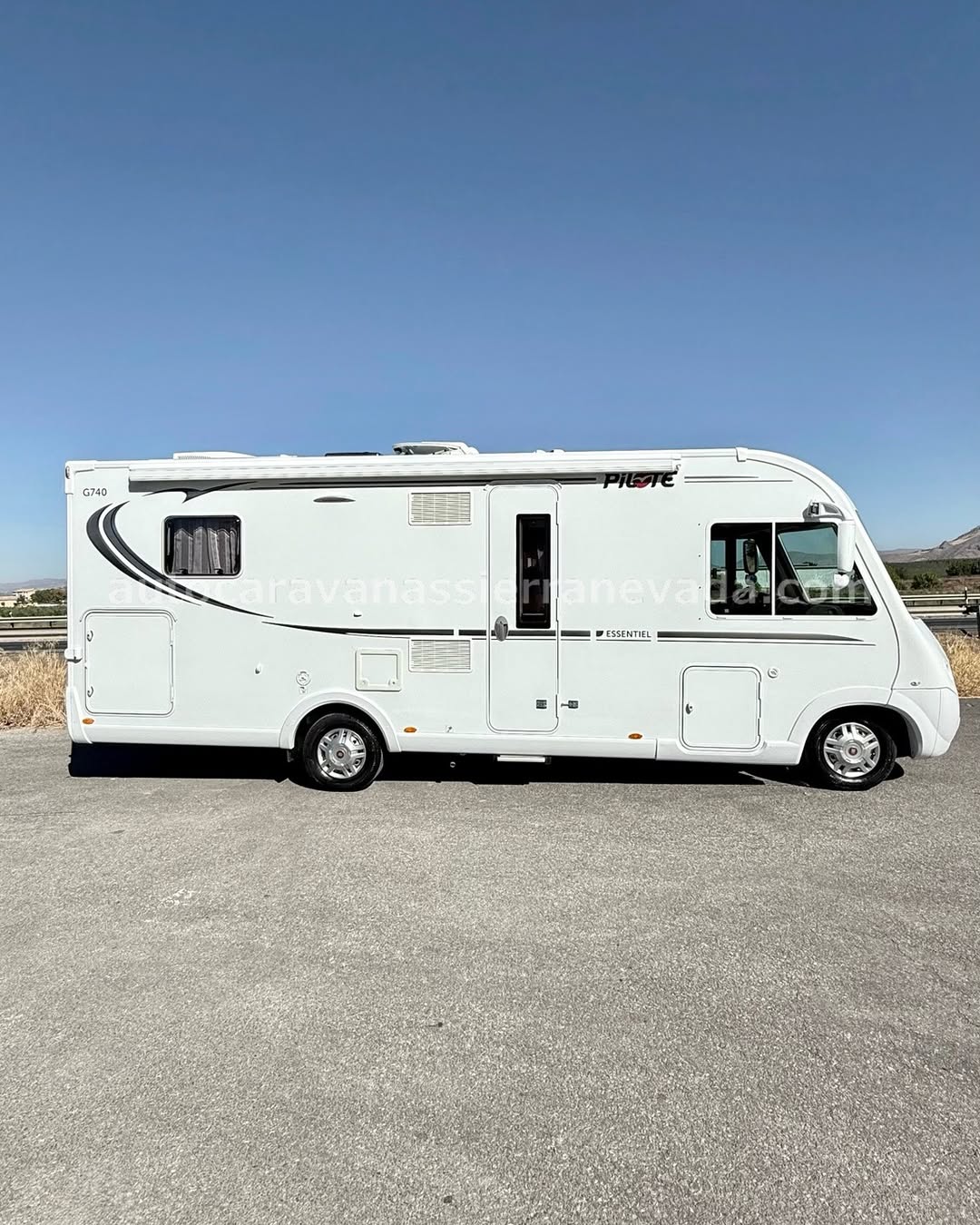 Integral PILOTE ESSENTIEL G740 Autocaravanas Sierra Nevada empresa con más de 20 años de experiencia en el sector de venta de ocasión os ofrece esta magnífica casa rodante.🗣️👉 Para más información o precio 💵 consulté en nuestra página web www.autocaravanassierranevada.com ➡️🌐💻 o haga click👉🖱️ en nuestro enlace ⬇️👇 https://autocaravanassierranevada.com/listings/pilote-essentiel-g740-2/ ¿Quieres pagar a plazos? Llama y te informamos sin compromiso 📞617795719 📞621251555 Extras 👇 MOTOR: Fiat Ducato 2.3 MultiJet 150cv AÑO: 2016 KM: 69.000 Medidas: 7,40m x 3,00m Plazas viajar: 4 Plazas dormir: 4 * Medida Garaje con doble portón:(2,20m x 1,00m x 0,90m) * Camas (Isla/ Colgante en cabina) Extras: Aire acondicionado(de motor) AirBag(conductor y copiloto) Velocidad de Crucero Cierre centralizado Espejos eléctricos Elevalunas eléctricos (sólo conductor) Radio (CD-BT-USB) Cámara de visión trasera Asientos giratorios Oscurecedores REMIS en cabina Parasoles enrollables manuales Mosquiteras en ventanas, claraboyas y puerta principal Claraboyas transparentes y Claraboya xxl en salón Aire acondicionado 220v Frigo DOMETIC (220v, Gas, 12v, Auto) 160L capacidad Extractor de humos Ducha con mampara separada de aseo Bateríade 95ah. 2 Placa solar con regulador MPPT de 100w. Calefacción TRUMA INET READY Tv 12v. (TDT-HDMI-USB-DVD) Escalón eléctrico de aluminio Toldo FIAMMA de 4,5m. Escalera trasera para subir a techo Patas estabilizadoras Portabicis para 2 2 Cierres de Seguridad Suspensión neumática auto-inflado desde cabina Neumáticos reforzados especial camper #autocaravanastyle #viajarconniños #viajarenautocaravanaconniños #roadtrip #autocaravanaadventure #ventadeautocaravanas #autocaravanassierranevada #autocaravantravel #autocaravanaenlaplaya #kitcamping #differentholidays #camaisla #motorhome #caravanas1000 #camper