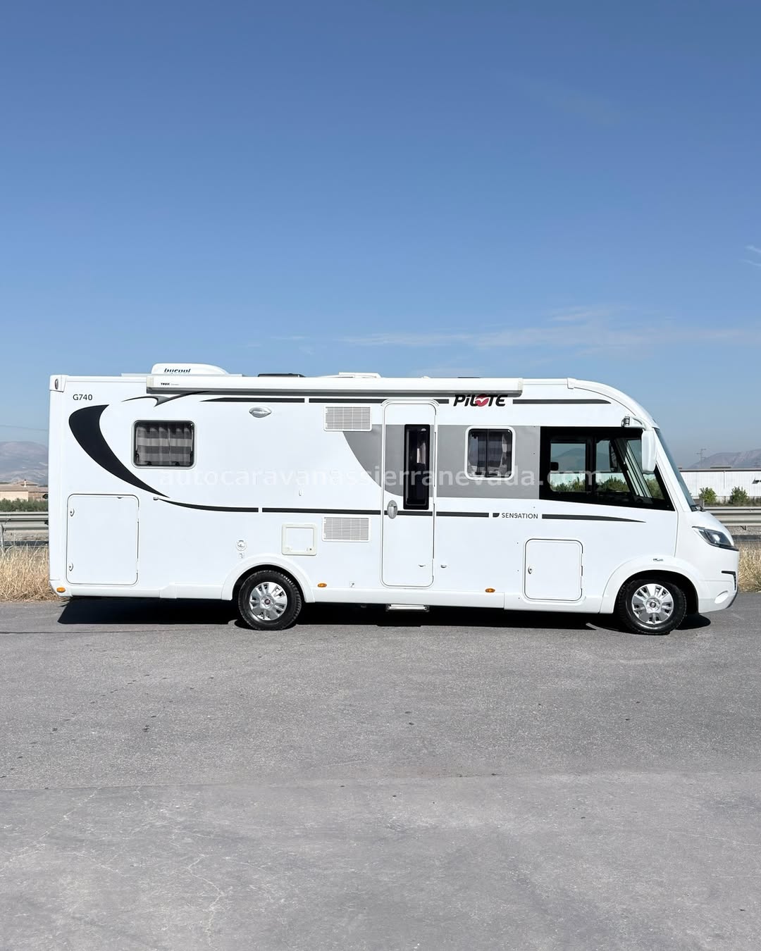 Integral PILOTE SENSATION G740 Autocaravanas Sierra Nevada empresa con más de 20 años de experiencia en el sector de venta de ocasión os ofrece esta magnífica casa rodante.🗣️👉 Para más información o precio 💵 consulté en nuestra página web www.autocaravanassierranevada.com ➡️🌐💻 o haga click👉🖱️ en nuestro enlace ⬇️👇 https://autocaravanassierranevada.com/listings/pilote-sensation-g740/ ¿Quieres pagar a plazos? Llama y te informamos sin compromiso 📞617795719 📞621251555 Extras 👇 MOTOR: Fiat Ducato 2.3 MultiJet 130cv AÑO: 2017 KM: 55.000 Medidas: 7,40m x 3,00m Plazas viajar: 4 Plazas dormir: 4 * Medida Garaje con doble portón : (2,25m x 1,00m x 0,90m) * Camas (Isla/ Colgante en cabina) Extras: Aire acondicionado(de motor) AirBag( conductor y copiloto) Velocidad de Crucero Cierre centralizado Espejos eléctricos Elevalunas eléctricos (sólo conductor) Radio (2DIN-CD-USB-BT-Navegador) Cámara de visión trasera Asientos giratorios OscurecedoresREMIS en laterales y cortinas en luna Mosquiteras en ventanas, claraboyas y puerta principal Claraboyas transparentes y Claraboya xxl en salón Climatizador a 12v Frigo DOMETIC (220v, Gas, 12v, Auto) 160L capacidad Horno Extractor de humos Ducha con mampara separada de aseo Inversor de 600w Batería LITIO de 160ah. Placa solar de 100w.con regulador mttp Calefacción Trumainetready Tv 12v. (TDT-HDMI-USB) Escalón eléctrico de aluminio Toldo THULEde 4m. Portabicis THULE para 2 Maletero lateral extraíble Neumáticos reforzados marca MICHELIN especial camper #autocaravanastyle #viajarconniños #viajarenautocaravanaconniños #roadtrip #autocaravanaadventure #ventadeautocaravanas #autocaravanassierranevada #autocaravantravel #autocaravanaenlaplaya #kitcamping #differentholidays #camaisla #motorhome #caravanas1000 #camper