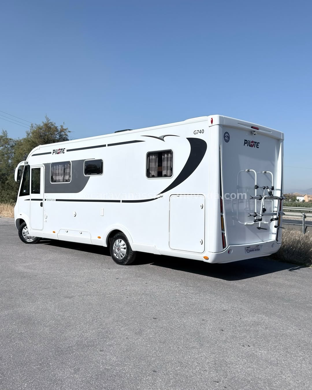 Integral PILOTE SENSATION G740

Autocaravanas Sierra Nevada empresa con más de 20 años de experiencia en el sector de venta de ocasión os ofrece esta magnífica casa rodante.🗣️👉 Para más información o precio 💵 consulté en nuestra página web

www.autocaravanassierranevada.com

➡️🌐💻 o haga click👉🖱️ en nuestro enlace ⬇️👇

https://autocaravanassierranevada.com/listings/pilote-sensation-g740/

¿Quieres pagar a plazos?
Llama y te informamos sin compromiso

📞617795719
📞621251555

Extras 👇

MOTOR: Fiat Ducato 2.3 MultiJet 130cv
AÑO: 2017
KM: 55.000
Medidas: 7,40m x 3,00m
Plazas viajar: 4
Plazas dormir: 4
* Medida Garaje con doble portón : (2,25m x 1,00m x 0,90m)
* Camas (Isla/ Colgante en cabina)

Extras:
Aire acondicionado(de motor)
AirBag( conductor y copiloto)
Velocidad de Crucero
Cierre centralizado
Espejos eléctricos
Elevalunas eléctricos (sólo conductor)
Radio (2DIN-CD-USB-BT-Navegador)
Cámara de visión trasera
Asientos giratorios
OscurecedoresREMIS en laterales y cortinas en luna
Mosquiteras en ventanas, claraboyas y puerta principal
Claraboyas transparentes y Claraboya xxl en salón
Climatizador a 12v
Frigo DOMETIC (220v, Gas, 12v, Auto) 160L capacidad
Horno
Extractor de humos
Ducha con mampara separada de aseo
Inversor de 600w
Batería LITIO de 160ah.
Placa solar de 100w.con regulador mttp
Calefacción Trumainetready
Tv 12v. (TDT-HDMI-USB)
Escalón eléctrico de aluminio
Toldo THULEde 4m.
Portabicis THULE para 2
Maletero lateral extraíble
Neumáticos reforzados marca MICHELIN especial camper

#autocaravanastyle #viajarconniños #viajarenautocaravanaconniños #roadtrip #autocaravanaadventure #ventadeautocaravanas #autocaravanassierranevada #autocaravantravel #autocaravanaenlaplaya #kitcamping #differentholidays #camaisla #motorhome #caravanas1000 #camper