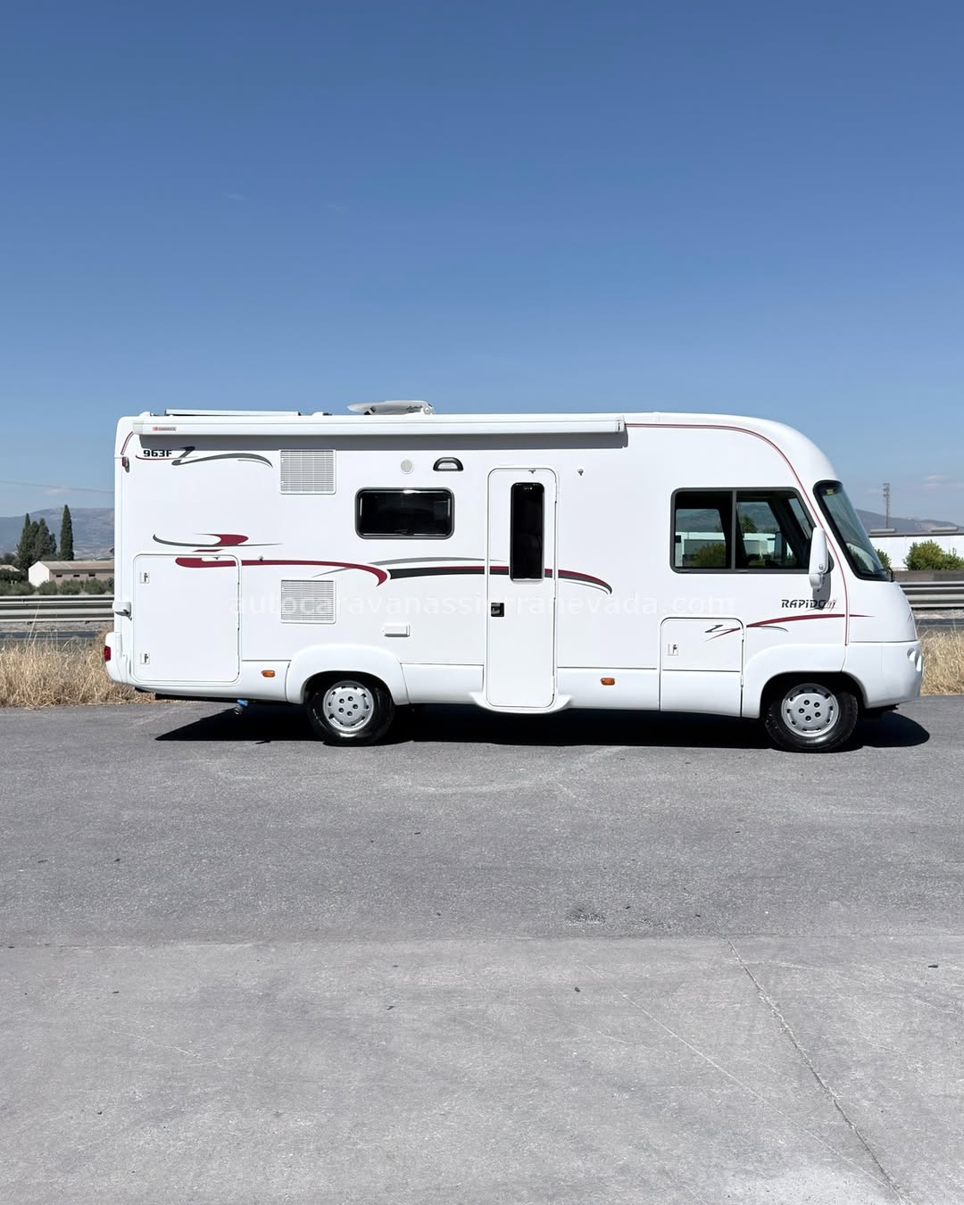 Integral RAPIDO 963F Autocaravanas Sierra Nevada empresa con más de 20 años de experiencia en el sector de venta de ocasión os ofrece esta magnífica casa rodante.🗣️👉 Para más información o precio 💵 consulté en nuestra página web www.autocaravanassierranevada.com ➡️🌐💻 o haga click👉🖱️ en nuestro enlace ⬇️👇 https://autocaravanassierranevada.com/listings/rapido-963f/ ¿Quieres pagar a plazos? Llama y te informamos sin compromiso 📞617795719 📞621251555 Extras 👇 MOTOR: Fiat Ducato 2.8 JTD 128cv AÑO: 2004 KM: 151.000 Medidas: 6,70m x 2,90m Plazas viajar: 4 Plazas dormir: 4 * Medida Garaje con doble portón : (2,15m x 1,10m x 1,15m) * Camas (Transversal/ Colgante en cabina) * Chasis ALKO + Barras de torsión Extras: Aire acondicionado(de motor) Cierre centralizado Espejos eléctricos Elevalunas eléctricos (sólo conductor) Radio CD Asientos giratorios Oscurecedores REMIS en cabina completa Mosquiteras en ventanas y claraboyas Ventana PRACTICABLE con mosquitera en puerta principal Claraboyas transparentes y Claraboya xxl en salón Frigo THETFORD (220v, Gas, 12v, Auto) 136L capacidad Extractor de humos Ducha dentro de aseo Batería de 100ah. Placa solar de 100w. Calefacción Trumatic c Escalón de doble peldaño integrado Toldo OMNISOL de 4m. Portabicis para 2 2 Cierres de seguridad Ducha exterior Neumáticos reforzados especial camper #autocaravanastyle #viajarconniños #viajarenautocaravanaconniños #roadtrip #autocaravanaadventure #ventadeautocaravanas #autocaravanassierranevada #autocaravantravel #autocaravanaenlaplaya #kitcamping #differentholidays #camaisla #motorhome #caravanas1000 #camper