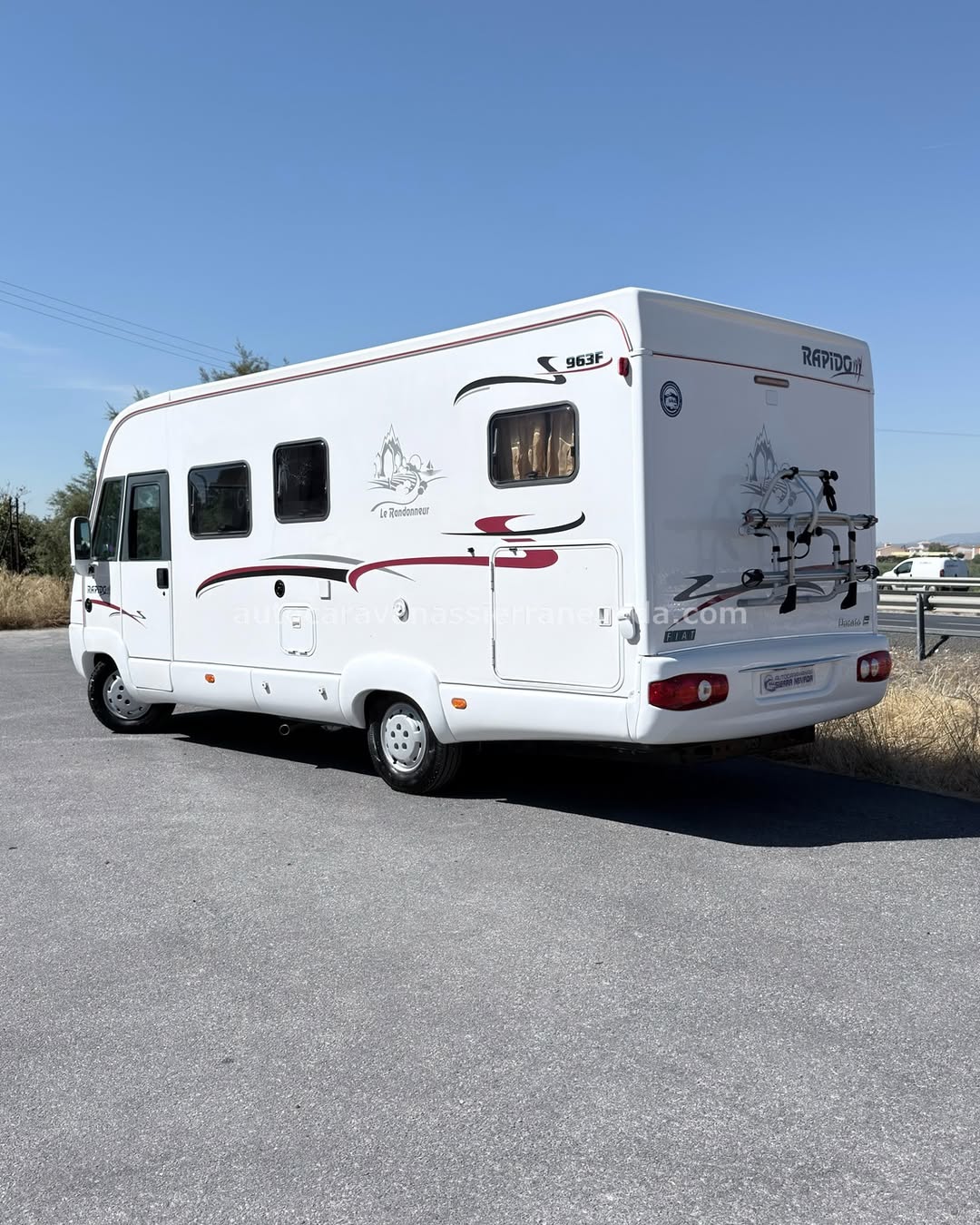 Integral RAPIDO 963F Autocaravanas Sierra Nevada empresa con más de 20 años de experiencia en el sector de venta de ocasión os ofrece esta magnífica casa rodante.🗣️👉 Para más información o precio 💵 consulté en nuestra página web www.autocaravanassierranevada.com ➡️🌐💻 o haga click👉🖱️ en nuestro enlace ⬇️👇 https://autocaravanassierranevada.com/listings/rapido-963f/ ¿Quieres pagar a plazos? Llama y te informamos sin compromiso 📞617795719 📞621251555 Extras 👇 MOTOR: Fiat Ducato 2.8 JTD 128cv AÑO: 2004 KM: 151.000 Medidas: 6,70m x 2,90m Plazas viajar: 4 Plazas dormir: 4 * Medida Garaje con doble portón : (2,15m x 1,10m x 1,15m) * Camas (Transversal/ Colgante en cabina) * Chasis ALKO + Barras de torsión Extras: Aire acondicionado(de motor) Cierre centralizado Espejos eléctricos Elevalunas eléctricos (sólo conductor) Radio CD Asientos giratorios Oscurecedores REMIS en cabina completa Mosquiteras en ventanas y claraboyas Ventana PRACTICABLE con mosquitera en puerta principal Claraboyas transparentes y Claraboya xxl en salón Frigo THETFORD (220v, Gas, 12v, Auto) 136L capacidad Extractor de humos Ducha dentro de aseo Batería de 100ah. Placa solar de 100w. Calefacción Trumatic c Escalón de doble peldaño integrado Toldo OMNISOL de 4m. Portabicis para 2 2 Cierres de seguridad Ducha exterior Neumáticos reforzados especial camper #autocaravanastyle #viajarconniños #viajarenautocaravanaconniños #roadtrip #autocaravanaadventure #ventadeautocaravanas #autocaravanassierranevada #autocaravantravel #autocaravanaenlaplaya #kitcamping #differentholidays #camaisla #motorhome #caravanas1000 #camper