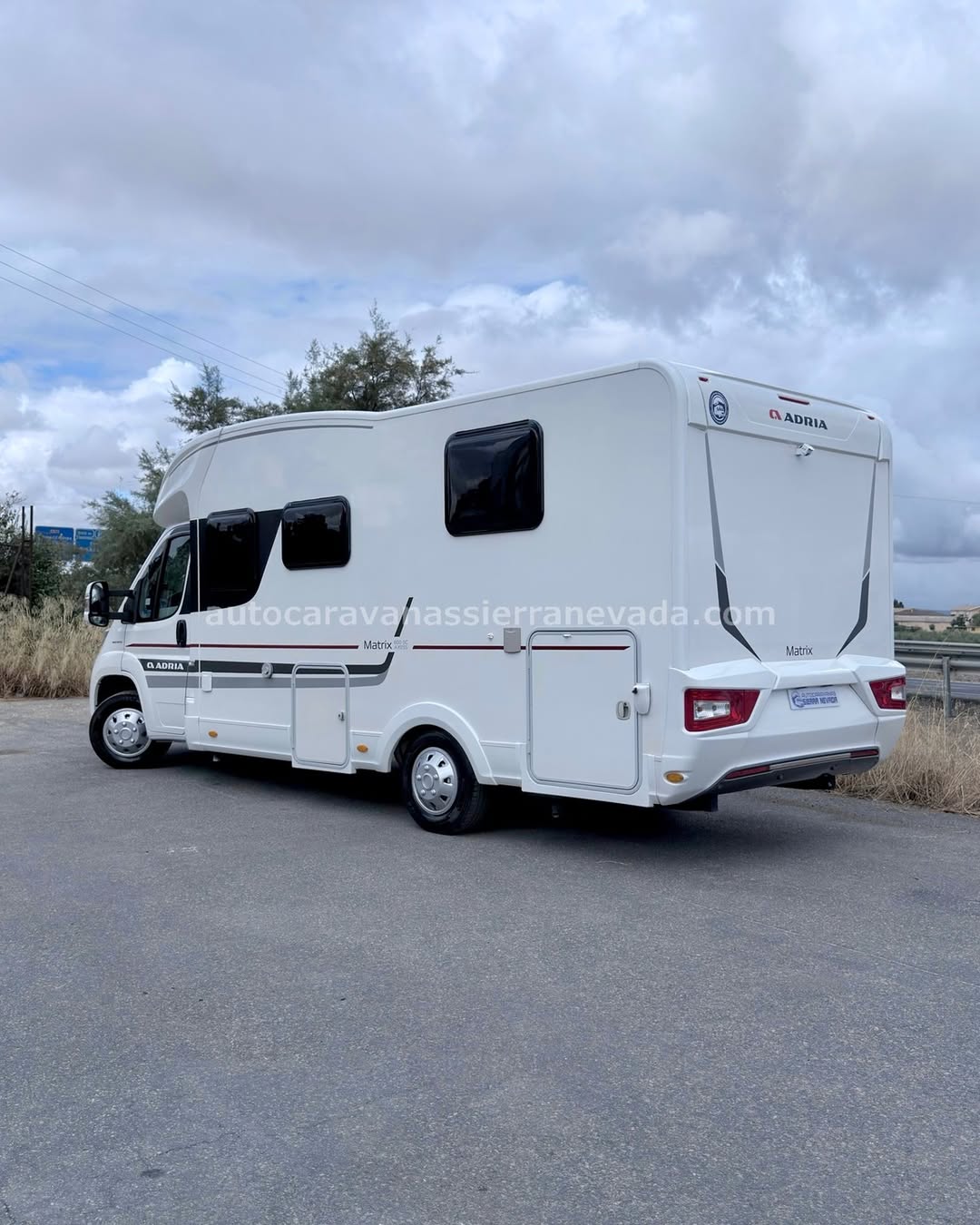 Perfilada ADRIA MATRIX 600 SC

Autocaravanas Sierra Nevada empresa con más de 20 años de experiencia en el sector de venta de ocasión os ofrece esta magnífica casa rodante.🗣️👉 Para más información o precio 💵 consulté en nuestra página web

www.autocaravanassierranevada.com

➡️🌐💻 o haga click👉🖱️ en nuestro enlace ⬇️👇

https://autocaravanassierranevada.com/listings/adria-matrix-600-sc/

¿Quieres pagar a plazos?
Llama y te informamos sin compromiso

📞617795719
📞621251555

Extras 👇

MOTOR: Fiat Ducato 2.3 Multijet 130cv
AÑO: 2016
KM: 69.000
Medidas: 6,90m x 2,90m
Plazas viajar: 4
Plazas dormir: 4
* Medida maletero con doble portón: (2,20m x 1,05m x 0,90m)
* Camas (Isla cabecero reclinable / Colgante eléctrica en salón)

Extras:
Aire acondicionado (de motor)
AirBag(solo conductor)
Velocidad de Crucero
Cierre centralizado
Espejos eléctricos
Elevalunas eléctricos
Radio (CD-MP3-AUX-USB)
Cámara de visión trasera
Asientos giratorios
Oscurecedores REMIS en cabina completa
Mosquiteras en ventanas, claraboyas y puerta principal
Claraboyas transparentes y Claraboya panorámica xxl en cabina
Frigo THETFORD (220v, Gas, 12v, Auto) 142L capacidad
Ducha con mampara separada de aseo
Baterías de 100ah.
Placa solar de 100w.
Calefacción truma Combi
Tv 12v. (TDT-HDMI-USB-DVD)
Escalón de doble peldaño integrado
Neumáticos reforzados especial camper

#autocaravanastyle #viajarconniños #viajarenautocaravanaconniños #roadtrip #autocaravanaadventure #ventadeautocaravanas #autocaravanassierranevada #autocaravantravel #autocaravanaenlaplaya #kitcamping #differentholidays #camaisla #motorhome #caravanas1000 #camper