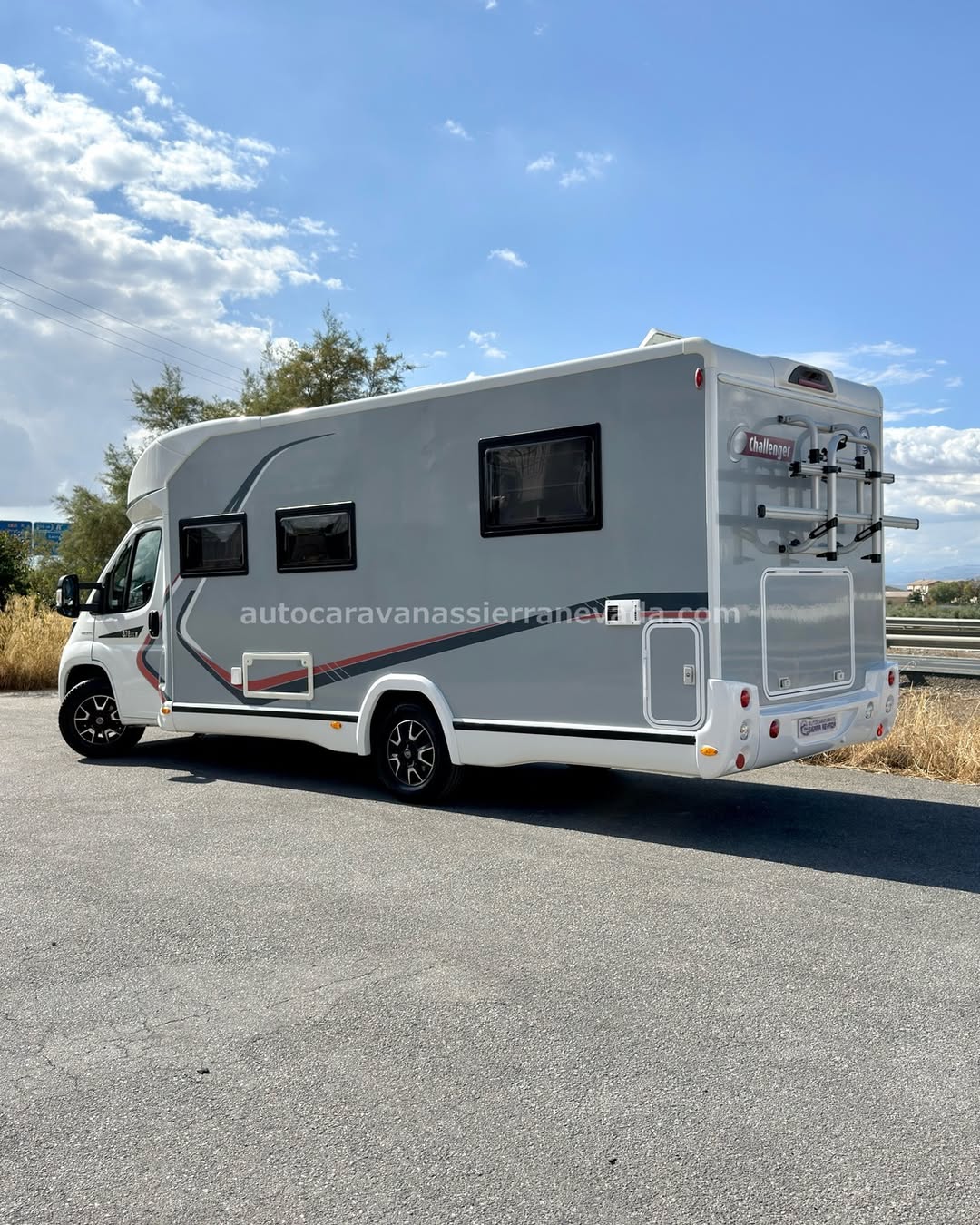 Perfilada CHALLENGER 378XLB

Autocaravanas Sierra Nevada empresa con más de 20 años de experiencia en el sector de venta de ocasión os ofrece esta magnífica casa rodante.🗣️👉 Para más información o precio 💵 consulté en nuestra página web

www.autocaravanassierranevada.com

➡️🌐💻 o haga click👉🖱️ en nuestro enlace ⬇️👇

https://autocaravanassierranevada.com/listings/challenger-378xlb/

¿Quieres pagar a plazos?
Llama y te informamos sin compromiso

📞617795719
📞621251555

Extras 👇

MOTOR: Fiat Ducato 2.3 Multijet 130cv
AÑO: 2017
KM: 72.000
Medidas: 7,30m x 2,90m
Plazas viajar: 4
Plazas dormir: 4
* Medida Garaje con doble portón : (2,15m x 0,90m x 1,10m)
* Camas (Isla elevable/ Colgante en salón)

Extras:
Aire acondicionado( de motor)
AirBag ( conductor y copliloto)
Velocidad de Crucero
Cierre centralizado(en cabina)
Espejos eléctricos
Elevalunas eléctricos
Radio (CD-2DIN-AUX-USB-SD-BT)
Cámara de visión trasera
Asientos giratorios
Mosquiteras en ventanas, claraboyas y puerta principal
Claraboyas transparentes y Claraboya panorámica xxl en cabina
TurboVent
Frigo THETFORD (220v, Gas, 12v, Auto) 142L capacidad
Ducha con mampara separada de aseo
Batería de 95ah.
Placa solar de 100w.
Calefacción truma inet radady.
Tv 12v. (TDT-HDMI-USB)
Escalón de doble peldaño integrado
Toldo THULE de 4m.
Portabicis para 2
Neumáticos reforzados especial camper

#autocaravanastyle #viajarconniños #viajarenautocaravanaconniños #roadtrip #autocaravanaadventure #ventadeautocaravanas #autocaravanassierranevada #autocaravantravel #autocaravanaenlaplaya #kitcamping #differentholidays #camaisla #motorhome #caravanas1000 #camper