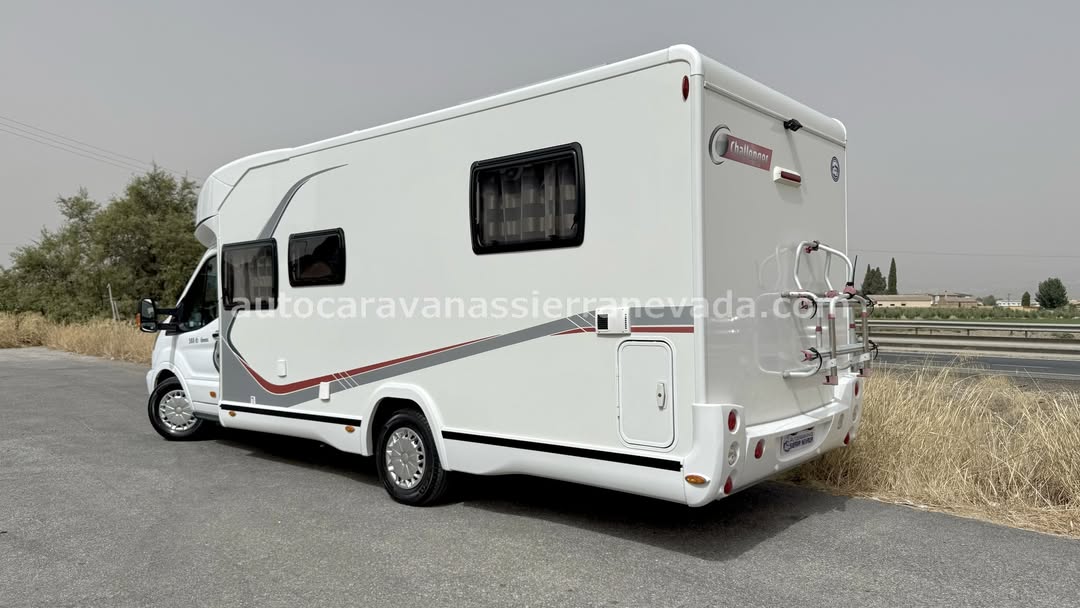 Perfilada CHALLENGER GENESIS 398 EB Autocaravanas Sierra Nevada empresa con más de 20 años de experiencia en el sector de venta de ocasión os ofrece esta magnífica casa rodante.🗣️👉 Para más información o precio 💵 consulté en nuestra página web www.autocaravanassierranevada.com ➡️🌐💻 o haga click👉🖱️ en nuestro enlace ⬇️👇 https://autocaravanassierranevada.com/listings/challenger-mageo-398-eb/ ¿Quieres pagar a plazos? Llama y te informamos sin compromiso 📞617795719 📞621251555 Extras 👇 MOTOR: Fiat Ducato 2.3 MultiJet 130cv AÑO: 2016 KM: 73.000 Medidas: 7,00m x 3,00m Plazas viajar: 4 Plazas dormir: 4 * Medida Garaje con doble portón: (2,15m x 0,90m x 1,20m) * Camas (Isla elevable / Colgante en salón) Extras: Aire acondicionado(de motor) AirBag(conductor y conductor) Velocidad de Crucero Cierre centralizado en cabina Elevalunas eléctricos Espejos eléctricos Radio (CD-USB-AUX) Cámara de visión trasera Sensores de aparcamiento Asientos giratorios OscurecedoresREMIS en cabina completa Mosquiteras en ventanas, claraboyas y puerta principal Claraboyas transparentes y Claraboya panorámica xxl en Cocina Frigo THETFORD (220v, Gas, 12v, Auto) 175L capacidad Horno Ducha con mampara separada de aseo Batería de 95ah. Placa solar de 100w. Calefacción Truma Combi INET READY por gasoil Tv 12v. (TDT-HDMI-USB-DVD) Escalón de doble peldaño integrado Toldo THULE de 4m. Portabicis CARRY BIKEpara 2 Neumáticos reforzados especial camper #autocaravanastyle #viajarconniños #viajarenautocaravanaconniños #roadtrip #autocaravanaadventure #ventadeautocaravanas #autocaravanassierranevada #autocaravantravel #autocaravanaenlaplaya #kitcamping #differentholidays #camaisla #motorhome #caravanas1000 #camper #motorhome #rv #campingwithdogs #campingcar