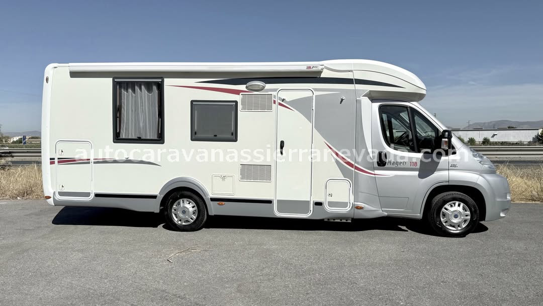 Perfilada CHALLENGER MAGEO 118 Autocaravanas Sierra Nevada empresa con más de 20 años de experiencia en el sector de venta de ocasión os ofrece esta magnífica casa rodante.🗣️👉 Para más información o precio 💵 consulté en nuestra página web www.autocaravanassierranevada.com ➡️🌐💻 o haga click👉🖱️ en nuestro enlace ⬇️👇 https://autocaravanassierranevada.com/listings/challenger-mageo-118/ ¿Quieres pagar a plazos? Llama y te informamos sin compromiso 📞617795719 📞621251555 Extras 👇 MOTOR:Fiat Ducato 2.3. MultiJet 130cv AÑO: 2012 KM: 56.000 Medidas: 7,20m x 2,90m Plazas viajar: 4 Plazas dormir: 4 * Medida Garaje con doble portón: (2,15m x 0,80m x 0,80m) * Camas (Isla /Salón Convertible) Extras: Aire acondicionado(de motor) AirBag(conductor y copiloto) Cierre centralizado(en cabina) Velocidad de crucero Espejos eléctricos Elevalunas eléctricos Radio (CD-AUX) Cámara de visión trasera Asientos giratorios Mosquiteras en ventanas, claraboyas y puerta principal Claraboya XXL en salón y Claraboya panorámica XXL en cabina TurboVent Frigo DOMETIC (220v, Gas, 12v) 190L capacidad Ducha con mampara separada de aseo Bateríade 95ah. Placa solar de 100w. Calefacción WEBASTO a gasoil Tv 12v. (TDT-HDMI-USB-DVD) Escalón integrado Toldo FIAMMA de 4m. Portabicis para 2 elevable Neumáticos reforzados especial camper #autocaravanastyle #viajarconniños #viajarenautocaravanaconniños #roadtrip #autocaravanaadventure #ventadeautocaravanas #autocaravanassierranevada #autocaravantravel #autocaravanaenlaplaya #kitcamping #differentholidays #camaisla #motorhome #caravanas1000 #camper #motorhome
