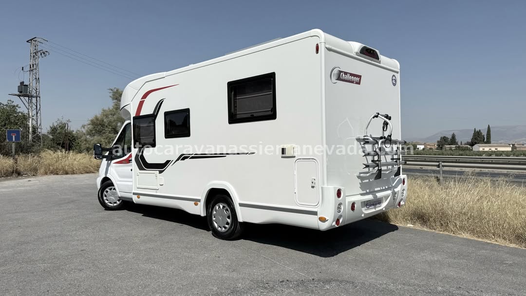 Perfilada CHALLENGER SPECIAL EDITION 288EB Autocaravanas Sierra Nevada empresa con más de 20 años de experiencia en el sector de venta de ocasión os ofrece esta magnífica casa rodante.🗣️👉 Para más información o precio 💵 consulté en nuestra página web www.autocaravanassierranevada.com ➡️🌐💻 o haga click👉🖱️ en nuestro enlace ⬇️👇 https://autocaravanassierranevada.com/listings/challenger-special-edition-288eb/ ¿Quieres pagar a plazos? Llama y te informamos sin compromiso 📞617795719 📞621251555 Extras 👇 MOTOR: Ford 2.0 TDCI 170cv AÑO: 2018 KM: 31.000 Medidas: 7,00m x 2,90m Plazas viajar: 4 Plazas dormir: 4 * Medida Garaje con doble portón: (2,15m x 0,90m x 1,20m) * Camas (Isla elevable manual / Colgante eléctrica) * Cadena de distribución Extras: Aire acondicionado (de motor) AirBag (conductor y copiloto) Velocidad de crucero Cierre centralizado (en cabina) Espejos eléctricos Elevalunas eléctricos Radio Original Ford (USB- BT -AUX) Cámara de visión trasera Oscurecedores en cabina, cortina y oscurecedores térmicos Asientos giratorios Mosquiteras en ventanas, claraboyas y puerta principal Claraboyas transparentes y Claraboya panorámica en cabina Frigo THETFORD (220v, Gas, 12v, Auto) 167L capacidad Ducha con mampara separada de aseo Batería de 95ah. Placa solar de 100w. Calefacción TRUMA combi inet ready Tv 12v. (TDT-HDMI-USB-DVD) + Antena TDT Escalón integrado Toldo THULE de 4m. Portabicis para 3 1 Cierre de seguridad Neumáticos reforzados marca Goodyear especial camper #autocaravanastyle #viajarconniños #viajarenautocaravanaconniños #roadtrip #autocaravanaadventure #ventadeautocaravanas #autocaravanassierranevada #autocaravantravel #autocaravanaenlaplaya #kitcamping #differentholidays #camaisla #motorhome #caravanas1000 #camper #motorhome #rv #campingwithdogs #campingcar