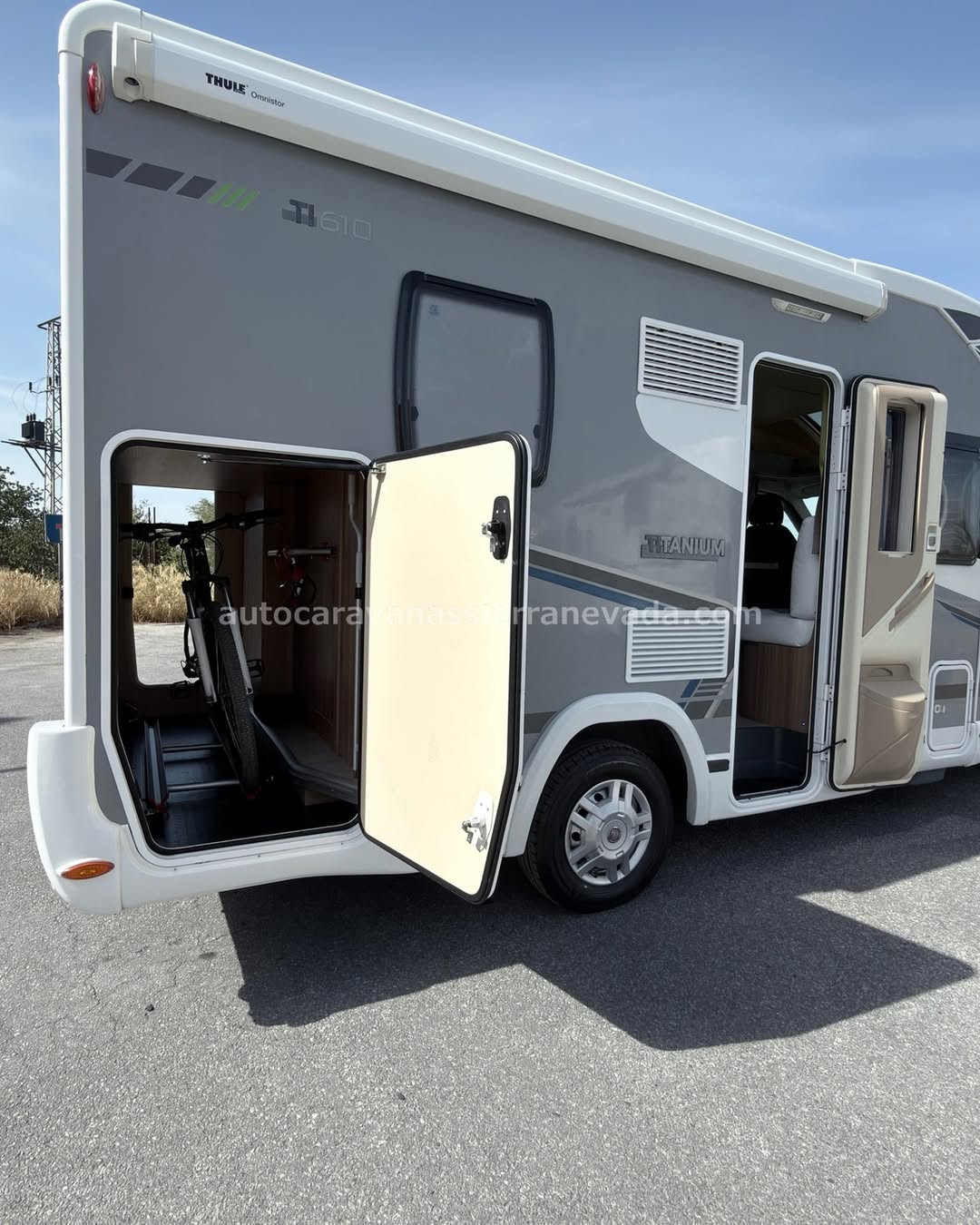Perfilada Chausson TITANIUM TI610 Autocaravanas Sierra Nevada empresa con más de 20 años de experiencia en el sector de venta de ocasión os ofrece esta magnífica casa rodante.🗣️👉 Para más información o precio 💵 consulté en nuestra página web www.autocaravanassierranevada.com ➡️🌐💻 o haga click👉🖱️ en nuestro enlace ⬇️👇 https://autocaravanassierranevada.com/listings/chuasson-titanium-ti610/ ¿Quieres pagar a plazos? Llama y te informamos sin compromiso 📞617795719 📞621251555 Extras 👇 MOTOR: Fiat Ducato 2.3 Multijet 130cv AÑO: 2014 KM: 63.000 Medidas: 6,70m x 2,90m Plazas viajar: 4 Plazas dormir: 4 * Medida Garaje doble portón : (2,20m x 0,70m x 1,25m) * Camas (Salón Convertible/ Colgante eléctrica en salón) Extras: Aire acondicionado (de motor) AirBag ( conductor y copiloto) Velocidad de Crucero Cierre centralizado Espejos eléctricos Elevalunas eléctricos Radio (CD-BT) Cámara de visión trasera Asientos giratorios Mosquiteras en ventanas y claraboyas Claraboyas transparentes y Claraboya panorámica xxl en cabina Frigo THETFORD (220v, Gas, 12v, Auto) 175L capacidad Ducha con mampara dentro de aseo Batería de 95ah. Placa solar de 100w. Calefacción WEBASTO a gasoil Escalón de doble peldaño integrado Toldo THULE de 3m. Portabicis interior para 2 Neumáticos reforzados especial camper #autocaravanastyle #viajarconniños #viajarenautocaravanaconniños #roadtrip #autocaravanaadventure #ventadeautocaravanas #autocaravanassierranevada #autocaravantravel #autocaravanaenlaplaya #kitcamping #differentholidays #camaisla #motorhome #caravanas1000 #camper