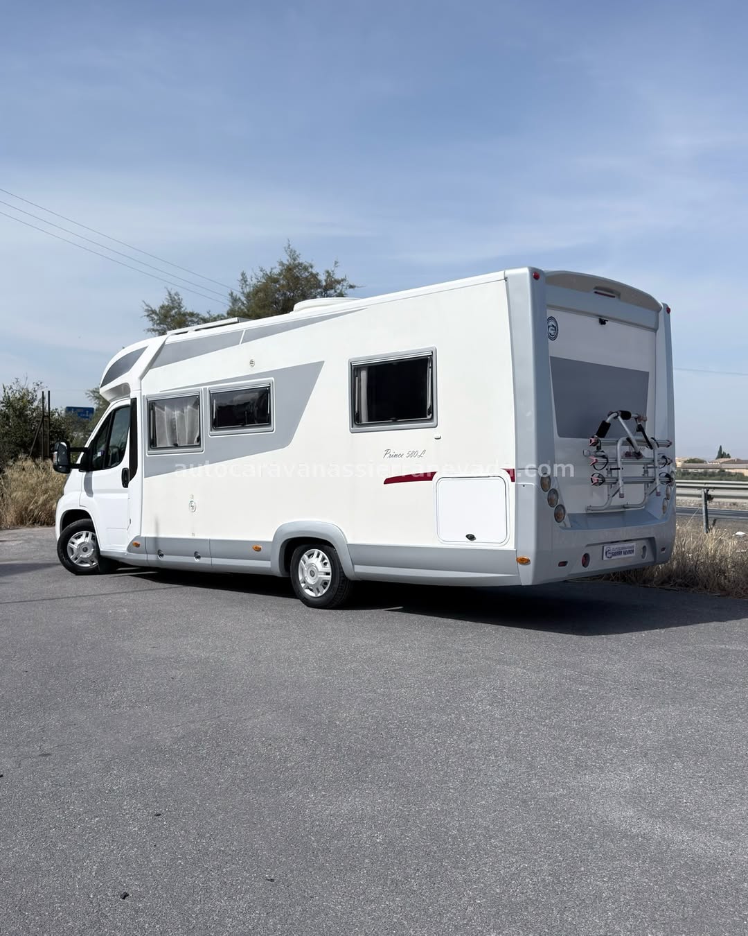 Perfilada Elnagh PRINCE 580 L Autocaravanas Sierra Nevada empresa con más de 20 años de experiencia en el sector de venta de ocasión os ofrece esta magnífica casa rodante.🗣️👉 Para más información o precio 💵 consulté en nuestra página web www.autocaravanassierranevada.com ➡️🌐💻 o haga click👉🖱️ en nuestro enlace ⬇️👇 https://autocaravanassierranevada.com/listings/elnagh-prince-580-l/ ¿Quieres pagar a plazos? Llama y te informamos sin compromiso 📞617795719 📞621251555 Extras 👇 MOTOR: Fiat Ducato 2.3 MultiJet 130cv AÑO: 2010 KM: 105.000 Medidas: 7,30m x 2,90m Plazas viajar: 4 Plazas dormir: 3 * Medida Garaje con doble portón : (2,15m x 0,80m x 0,60m) * Camas (Isla / Salón Convertible) Extras: Aire acondicionado(de motor) AirBag ( conductor y copiloto) A.S.R (Sistema antiderrapaje) Velocidad de Crucero Cierre centralizado(en cabina) Espejos eléctricos Elevalunas eléctricos Radio (CD-MP3-AUX) Cámara de visión trasera Asientos giratorios Mosquiteras en ventanas, claraboyas y puerta principal TurboVent en cocina Frigo DOMETIC (220v, Gas, 12v, Auto) 150L capacidad Horno Extractor de humos Ducha con mampara separada de aseo Batería de 100ah. Placa solar de 100w. Calefacción WEBASTO a gasoil Tv 12v. (TDT-HDMI-USB-DVD) Escalón de doble peldaño integrado Toldo THULE de 4m. Portabicis para 3 1 Cierres de seguridad Maletero lateral Neumáticos reforzados especial camper #autocaravanastyle #viajarconniños #viajarenautocaravanaconniños #roadtrip #autocaravanaadventure #ventadeautocaravanas #autocaravanassierranevada #autocaravantravel #autocaravanaenlaplaya #kitcamping #differentholidays #camaisla #motorhome #caravanas1000 #camper