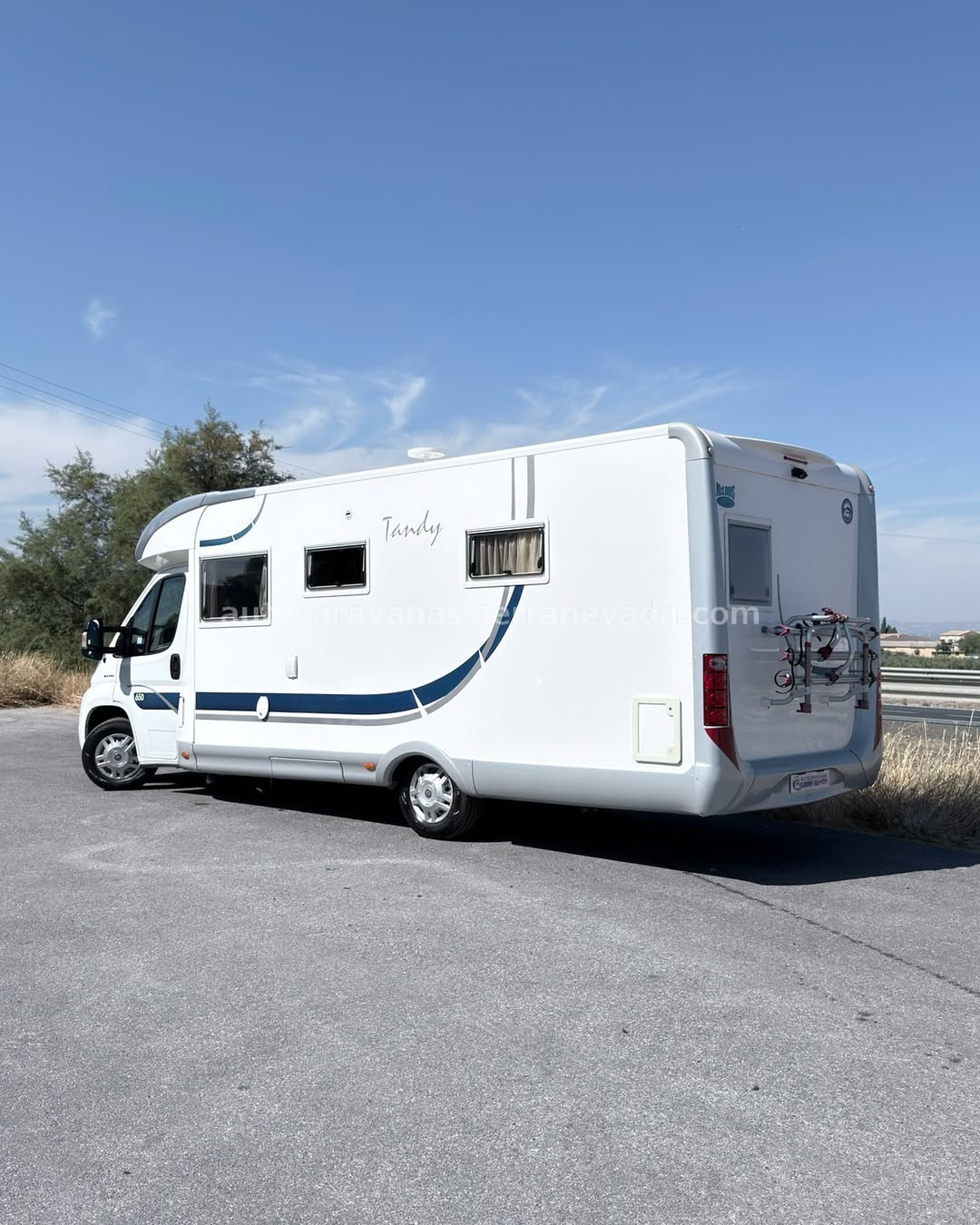 Perfilada McLouis TANDY 650 Autocaravanas Sierra Nevada empresa con más de 20 años de experiencia en el sector de venta de ocasión os ofrece esta magnífica casa rodante.🗣️👉 Para más información o precio 💵 consulté en nuestra página web www.autocaravanassierranevada.com ➡️🌐💻 o haga click👉🖱️ en nuestro enlace ⬇️👇 https://autocaravanassierranevada.com/listings/mclouis-tandy-650/ ¿Quieres pagar a plazos? Llama y te informamos sin compromiso 📞617795719 📞621251555 Extras 👇 MOTOR: Fiat Ducato 2.3 MultiJet 130cv AÑO: 2008 KM: 91.000 Medidas: 7,30m x 2,90m Plazas viajar: 4 Plazas dormir: 4 * Medida Garaje: (1,15m x 1,20m x 0,60m) * Camas (Francesa / Salón convertible) Extras: Aire acondicionado(de motor) AirBag(solo conductor) A.S.R (Sistema antiderrapaje) Cierre centralizado(en cabina) Espejos eléctricos Elevalunas eléctricos Radio (2DIN-CD-USB-AUX-SD-BT) Cámara de visión trasera Asientos giratorios Oscurecedores REMIS en cabina completa Mosquiteras en ventanas y claraboyas Claraboya xxl en salón TurboVent en cocina Frigo DOMETIC (220v, Gas, 12v, Auto) 150L capacidad Horno Extractor de humos Ducha con mampara dentro de aseo Batería de 100ah. Placa solar de 100w. Calefacción Truma Combi Tv 12v. (LCD-HDMI-USB-DVD) Escalón de doble peldaño integrado Toldo THULE de 4m. Portabicis para 3 Neumáticos reforzados marca CONTINENTAL especial camper #autocaravanastyle #viajarconniños #viajarenautocaravanaconniños #roadtrip #autocaravanaadventure #ventadeautocaravanas #autocaravanassierranevada #autocaravantravel #autocaravanaenlaplaya #kitcamping #differentholidays #camaisla #motorhome #caravanas1000 #camper