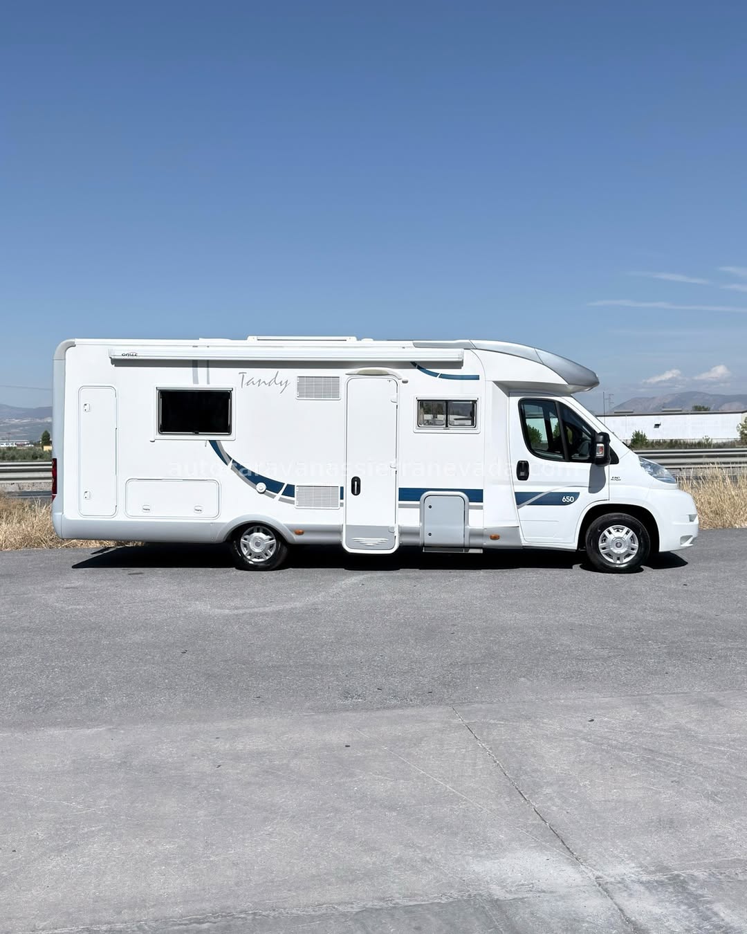 Perfilada McLouis TANDY 650

Autocaravanas Sierra Nevada empresa con más de 20 años de experiencia en el sector de venta de ocasión os ofrece esta magnífica casa rodante.🗣️👉 Para más información o precio 💵 consulté en nuestra página web

www.autocaravanassierranevada.com

➡️🌐💻 o haga click👉🖱️ en nuestro enlace ⬇️👇

https://autocaravanassierranevada.com/listings/mclouis-tandy-650/

¿Quieres pagar a plazos?
Llama y te informamos sin compromiso

📞617795719
📞621251555

Extras 👇

MOTOR: Fiat Ducato 2.3 MultiJet 130cv
AÑO: 2008
KM: 91.000
Medidas: 7,30m x 2,90m
Plazas viajar: 4
Plazas dormir: 4
* Medida Garaje: (1,15m x 1,20m x 0,60m)
* Camas (Francesa / Salón convertible)

Extras:
Aire acondicionado(de motor)
AirBag(solo conductor)
A.S.R (Sistema antiderrapaje)
Cierre centralizado(en cabina)
Espejos eléctricos
Elevalunas eléctricos
Radio (2DIN-CD-USB-AUX-SD-BT)
Cámara de visión trasera
Asientos giratorios
Oscurecedores REMIS en cabina completa
Mosquiteras en ventanas y claraboyas
Claraboya xxl en salón
TurboVent en cocina
Frigo DOMETIC (220v, Gas, 12v, Auto) 150L capacidad
Horno
Extractor de humos
Ducha con mampara dentro de aseo
Batería de 100ah.
Placa solar de 100w.
Calefacción Truma Combi
Tv 12v. (LCD-HDMI-USB-DVD)
Escalón de doble peldaño integrado
Toldo THULE de 4m.
Portabicis para 3
Neumáticos reforzados marca CONTINENTAL especial camper

#autocaravanastyle #viajarconniños #viajarenautocaravanaconniños #roadtrip #autocaravanaadventure #ventadeautocaravanas #autocaravanassierranevada #autocaravantravel #autocaravanaenlaplaya #kitcamping #differentholidays #camaisla #motorhome #caravanas1000 #camper