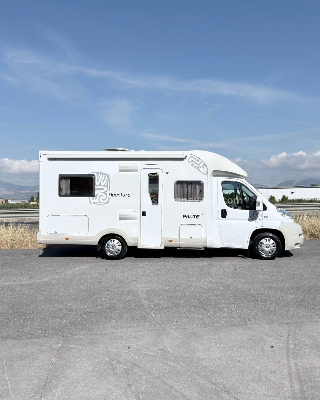 Perfilada PILOTE Aventura P.676 Autocaravanas Sierra Nevada empresa con más de 20 años de experiencia en el sector de venta de ocasión os ofrece esta magnífica casa rodante.🗣️👉 Para más información o precio 💵 consulté en nuestra página web www.autocaravanassierranevada.com ➡️🌐💻 o haga click👉🖱️ en nuestro enlace ⬇️👇 https://autocaravanassierranevada.com/listings/pilote-aventura-p-676/ ¿Quieres pagar a plazos? Llama y te informamos sin compromiso 📞617795719 📞621251555 Extras 👇 MOTOR: Fiat Ducato 2.3 MultiJet 130cv AÑO: 2009 KM: 99.000 Medidas: 6,70m x 3,00m Plazas viajar: 4 Plazas dormir: 4 * Medida Garaje: (1,25m x 1,90m x 0,70m) * Camas (Francesa/ Colgante eléctrica en salón 1/Salón convertible 1) Extras: Aire acondicionado (de motor) AirBag (sólo conductor) Espejos eléctricos Elevalunas eléctricos Radio (2DIN-CD-MP3-AUX-USB-GPS) Cámara de visión trasera Asientos giratorios Mosquiteras en ventanas y claraboyas Ventana PRACTICABLE con mosquitera en puerta principal Claraboyas transparentes y Claraboya xxl en cocina Frigo THETFORD (220v, Gas, 12v, Auto) 141L capacidad Ducha con mampara dentro de aseo WC. Con SOG Batería de 100ah. Placa solar de 100w. Calefacción Truma Combi Tv 12v. (HDMI-USB) Escalón de doble peldaño integrado Toldo FIAMMA F45 de 3,5m. Portabicis para 4 Neumáticos reforzados marca MICHELIN especial camper #autocaravanastyle #viajarconniños #viajarenautocaravanaconniños #roadtrip #autocaravanaadventure #ventadeautocaravanas #autocaravanassierranevada #autocaravantravel #autocaravanaenlaplaya #kitcamping #differentholidays #camaisla #motorhome #caravanas1000 #camper