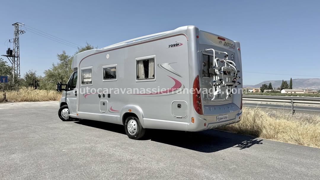 Perfilada RAPIDO 7099+ Autocaravanas Sierra Nevada empresa con más de 20 años de experiencia en el sector de venta de ocasión os ofrece esta magnífica casa rodante.🗣️👉 Para más información o precio 💵 consulté en nuestra página web www.autocaravanassierranevada.com ➡️🌐💻 o haga click👉🖱️ en nuestro enlace ⬇️👇 https://autocaravanassierranevada.com/listings/rapido-7099/ ¿Quieres pagar a plazos? Llama y te informamos sin compromiso 📞617795719 📞621251555 Extras 👇 MOTOR:Fiat 2.3 MultiJet 130cv AÑO: 2010 KM: 91.000 Medidas: 7,00m x 2,90m Plazas viajar: 4 Plazas dormir: 4 * Medida Garaje: (1,95m x 1,15m x 0,30m) * Camas (Francesa/ Salón Convertible) * Chasis ALKO + Barras de torsión Extras: Aire acondicionado (de motor) AirBag(sólo conductor) Velocidad de Crucero. Cierre centralizado. Espejos eléctricos. Elevalunas eléctricos. Radio (2DIN-CD-USB-AUX-BT-SD) Asientos giratorios. OscurecedoresREMIS en cabina completa. Mosquiteras en ventanas, claraboyas y puerta principal. Ventana PRACTICABLE con mosquitera en puerta principal. Claraboyas transparentes y Claraboya panorámica en cabina. Frigo DOMETIC(220v, Gas, 12v, Auto) 150L capacidad. Extractor de humos. Ducha con mampara dentro de aseo. Batería de 95ah. Placa solar de 100w. Calefacción Truma Combi Tv 12v. (TDT-HDMI-USB-DVD) Escalón de doble peldaño integrado. Toldo FIAMMA de 4m. Baca de aluminio. Portabicis para 3. Ducha exterior. Neumáticos reforzados marca CONTINENTAL especial camper. #autocaravanastyle #viajarconniños #viajarenautocaravanaconniños #roadtrip #autocaravanaadventure #ventadeautocaravanas #autocaravanassierranevada #autocaravantravel #autocaravanaenlaplaya #kitcamping #differentholidays #camaisla #motorhome #caravanas1000 #camper #motorhome