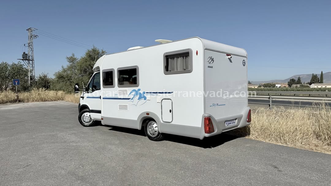 Perfilada knaus SKY TI Autocaravanas Sierra Nevada empresa con más de 20 años de experiencia en el sector de venta de ocasión os ofrece esta magnífica casa rodante.🗣️👉 Para más información o precio 💵 consulté en nuestra página web www.autocaravanassierranevada.com ➡️🌐💻 o haga click👉🖱️ en nuestro enlace ⬇️👇 https://autocaravanassierranevada.com/listings/knaus-sky-ti/ ¿Quieres pagar a plazos? Llama y te informamos sin compromiso 📞617795719 📞621251555 Extras 👇 MOTOR: Renault 2.4 DCI 120cv AÑO: 2008 KM: 91.000 Medidas: 6,10m x 2,80m Plazas viajar: 4 Plazas dormir: 4 * Medida Garaje: (2,15m x 1,40m x 1,15m) * Camas (Transversal / Salón convertible) Extras: Aire acondicionado (de motor) AirBag (solo conductor) Cierre centralizado (solo en cabina) Espejos eléctricos Elevalunas eléctricos Radio (USB-MP3-AUX-BT) Cámara de visión trasera Asientos giratorios Mosquiteras en ventanas, claraboyas y puerta principal Climatizador a 12. Frigo THETFORD (220v, Gas, 12v) 91L de capacidad Ducha dentro de aseo Batería de 100ah. Placa Solar 100w Calefacción Truma Combi Tv 12v. (TDT-USB-DVD) Escalón de doble peldaño integrado Toldo THULE de 3,5m. Neumáticos reforzados marca MICHELIN especial camper #autocaravanastyle #viajarconniños #viajarenautocaravanaconniños #roadtrip #autocaravanaadventure #ventadeautocaravanas #autocaravanassierranevada #autocaravantravel #autocaravanaenlaplaya #kitcamping #differentholidays #camaisla #motorhome #caravanas1000 #camper #motorhome