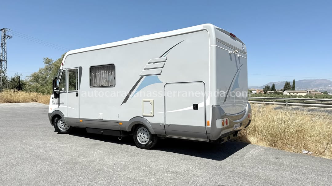 INTEGRAL HYMER B514

Autocaravanas Sierra Nevada empresa con más de 20 años de experiencia en el sector de venta de ocasión os ofrece esta magnífica casa rodante.🗣️👉 Para más información o precio 💵 consulté en nuestra página web

www.autocaravanassierranevada.com

➡️🌐💻 o haga click👉🖱️ en nuestro enlace ⬇️👇

https://autocaravanassierranevada.com/listings/hymerb514-2/

¿Quieres pagar a plazos?
Llama y te informamos sin compromiso

📞617795719
📞621251555

Extras 👇

MOTOR:Fiat Ducato 2.8 JTD 128cv
AÑO: 2005
KM: 69.000
Medidas:6,10 m x 2,90m
Plazas viajar: 4
Plazas dormir:4
* Medida Garaje de doble portón: (2,00m x 1,40m x 1,20m)
* Camas (Colgante en cabina/ Transversal)
*Chasis Alko + barras de torsión

EXTRAS:
Aire acondicionado (de motor)
Elevalunas eléctricos (sólo conductor)
Radio (CD)
Cámara de visión trasera
Asientos giratorios
Oscurecedores en cabina REMIS
Mosquiteras en ventanas, claraboyas y puerta principal
Claraboyas transparentes y claraboya XXL en salón y WC
Frigo DOMETIC(220v, Gas, 12v) 97L capacidad
Extractor de humos
Ducha con mampara dentro de aseo
Bateríade95ah.
Calefacción TRUMATICC
Escalón eléctrico de doble peldaño
Toldo OMNISTOR de 4 m.
1 Cierre de seguridad en puerta principal
Maletero lateral con acceso a doble suelo
Neumáticosreforzados marca MICHELINespecial camper

#autocaravanastyle #viajarconniños #viajarenautocaravanaconniños #roadtrip #autocaravanaadventure #ventadeautocaravanas #autocaravanassierranevada #autocaravantravel #autocaravanaenlaplaya #kitcamping #differentholidays #camaisla #motorhome #caravanas1000 #camper #motorhome