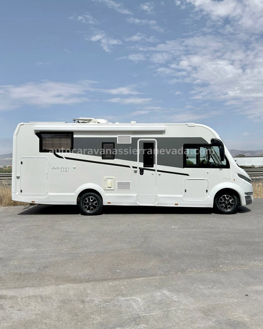 Integral BENIMAR ARISTEO 696
Autocaravanas Sierra Nevada empresa con más de 20 años de experiencia en el sector de venta de ocasión os ofrece esta magnífica casa rodante.🗣️👉 Para más información o precio 💵 consulté en nuestra página web
www.autocaravanassierranevada.com
➡️🌐💻 o haga click👉🖱️ en nuestro enlace ⬇️👇
https://autocaravanassierranevada.com/listings/benimar-aristeo-696/
¿Quieres pagar a plazos?
Llama y te informamos sin compromiso
📞617795719
📞621251555
Extras 👇
MOTOR: Fiat Ducato 2.3 MultiJet 150cv
AÑO: 2018
KM:17.000
Medidas: 7,40m x 3,10m
Plazas viajar: 5
Plazas dormir: 5
* Medida Garaje con doble portón : (2,20m x 1,05m x 1,30m)
* Camas (Isla elevable / Colgante en cabina/Salón Convertible)
*Suspensión neumática
Extras:
Aire acondicionado (de motor)
AirBag(conductor y copiloto)
Velocidad de Crucero
Cierre centralizado
Espejos eléctricos
Elevalunas eléctricos (sólo conductor)
Radio (2DIN-USB-MBT-Navegador)
Cámara de visión trasera
Sensor de aparcamiento
Cámara de video delantera con tarjeta SD
Asientos giratorios
OscurecedoresREMIS en cabina completa
Mosquiteras en ventanas, claraboyas y puerta principal
Claraboyas transparentes y Claraboya xxl en salón
Aire Acondicionado TRUMA AVENTA a 220v
Frigo THETFORD (220v, Gas, 12v, Auto) 141L capacidad
Horno
Ducha con mampara separada de aseo
Sistema wc con sog
Inversor de 600w
Batería de 100ah.
2 Placa solar de 100w. con regulador mppt
Calefacción TrumaInetReady
Tv 12v. (TDT-HDMI-USB-DVD)
Escalón de doble peldaño integrado
Toldo FIAMMA de 4m.
Portabicis FIAMMACARRY BIKE para 4
Patas estabilizadoras
4 Cierres de seguridad
Neumáticos reforzados especial camper
#autocaravanastyle #viajarconniños #viajarenautocaravanaconniños #roadtrip #autocaravanaadventure #ventadeautocaravanas #autocaravanassierranevada #autocaravantravel #autocaravanaenlaplaya #kitcamping #differentholidays #camaisla #motorhome #caravanas1000 #camper