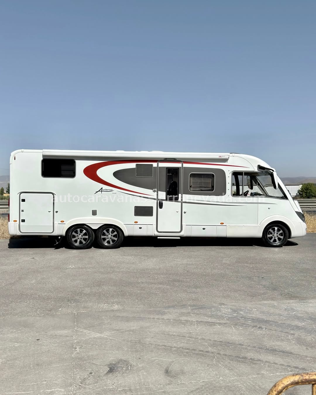 Integral BURSTNER AVIANO I840

Autocaravanas Sierra Nevada empresa con más de 20 años de experiencia en el sector de venta de ocasión os ofrece esta magnífica casa rodante.🗣️👉 Para más información o precio 💵 consulté en nuestra página web

www.autocaravanassierranevada.com

➡️🌐💻 o haga click👉🖱️ en nuestro enlace ⬇️👇

https://autocaravanassierranevada.com/listings/burstner-aviano-i-840/

¿Quieres pagar a plazos?
Llama y te informamos sin compromiso

📞617795719
📞621251555

Extras 👇

MOTOR:Fiat Ducato 3.0 MultiJet 180cv /CARNET C/ AUTOMÁTICA
AÑO: 2014
KM: 86.000
Medidas: 8,40m x 2,90m
Plazas viajar: 4
Plazas dormir: 4
* Medida Garaje con doble portón : (2,10m x 1,10m x 1,20m)
* Camas (Gemelas/ Colgante)
* Chasis ALKO + Barras de torsión
* Cadena de Distribución
* Cadera ALDE
Extras:
Aire acondicionado(de motor)
Airbag(conductor y copiloto)
Velocidad de Crucero
Cierre Centralizado
Elevalunas eléctricos (sólo conductor)
Espejos eléctricos
Radio (2DIN-BT-USB)
Cámara de visión trasera
Asientos giratorios
OscurecedoresREMIS en cabina completa
Mosquiteras en ventanas, claraboyas y puerta principal
Claraboyas transparentes y Claraboya xxl en salón
Frigo THETFORD(220v, Gas, 12v, Auto) 149L capacidad
Horno
Extractor de humos
Ducha con mampara separada de aseo
WC con SOG
2 Batería de 100ah.
2 Placa solar De 100w
Inversor de 2.000w
Calefacción ALDE
Tv 12v. (HDMI-USB-DVD-LCD)
Escalón eléctrico de aluminio
Toldo FIAMMA de 5m.
Patas estabilizadoras
1 Cierre de Seguridad (en puerta principal)
Maleteros laterales extraíbles
Suspensión delantera reforzada con muelles y amortiguadores ALKO
Neumáticos reforzados marca MICHELIN especial camper

#autocaravanastyle #viajarconniños #viajarenautocaravanaconniños #roadtrip #autocaravanaadventure #ventadeautocaravanas #autocaravanassierranevada #autocaravantravel #autocaravanaenlaplaya #kitcamping #differentholidays #camaisla #motorhome #caravanas1000 #camper