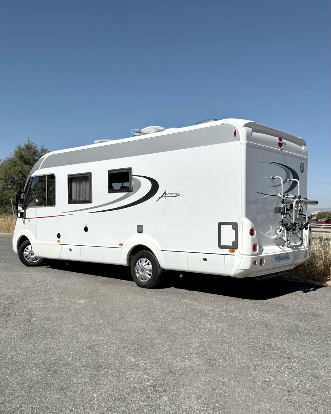Integral BURSTNER AVIANO i684 Autocaravanas Sierra Nevada empresa con más de 20 años de experiencia en el sector de venta de ocasión os ofrece esta magnífica casa rodante.🗣️👉 Para más información o precio 💵 consulté en nuestra página web www.autocaravanassierranevada.com ➡️🌐💻 o haga click👉🖱️ en nuestro enlace ⬇️👇 https://autocaravanassierranevada.com/listings/burstner-aviano-i684/ ¿Quieres pagar a plazos? Llama y te informamos sin compromiso 📞617795719 📞621251555 Extras 👇 MOTOR: Fiat Ducato 2.3 Multijet 130cv AÑO: 2009 KM: 104.000 Medidas: 6,90m x 2,90m Plazas viajar: 4 Plazas dormir: 4 * Medida Garaje:(2,10m x 1,20m x 0,80m) * Camas (Francesa / Colgante en cabina) Extras: Aire acondicionado (de motor) Velocidad de crucero Espejos eléctricos Radio (2DIN-CD-USB-BT-AUX-Navegador - cámara trasera) Cámara de visión trasera en radio Asientos giratorios OscurecedoresREMIS en cabina completa Mosquiteras en ventanas, claraboyas y puerta principal Claraboyas transparentes y Claraboya XXL en salón Frigo DOMETIC (220v, Gas, 12v, Auto) 150L capacidad Extractor de humos Ducha con mampara dentro de aseo Batería de 95ah. Placa solar de 100w. Calefacción TRUMA Combi Tv 12v. (TDT-HDMI-USB) Escalón eléctrico de aluminio Toldo FIAMMA de 4m. Portabicis para 2 1 Cierre de seguridad en la puerta principal Neumáticos reforzados especial camper #autocaravanastyle #viajarconniños #viajarenautocaravanaconniños #roadtrip #autocaravanaadventure #ventadeautocaravanas #autocaravanassierranevada #autocaravantravel #autocaravanaenlaplaya #kitcamping #differentholidays #camaisla #motorhome #caravanas1000 #camper