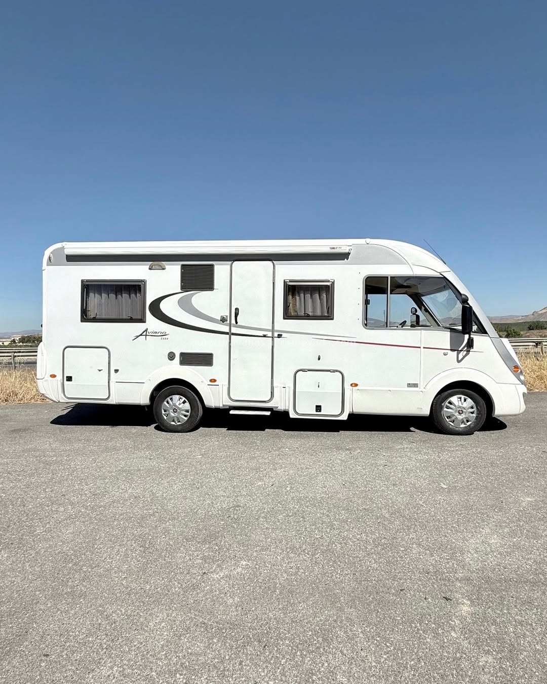 Integral PILOTE ESSENTIEL G740 Autocaravanas Sierra Nevada empresa con más de 20 años de experiencia en el sector de venta de ocasión os ofrece esta magnífica casa rodante.🗣️👉 Para más información o precio 💵 consulté en nuestra página web www.autocaravanassierranevada.com ➡️🌐💻 o haga click👉🖱️ en nuestro enlace ⬇️👇 https://autocaravanassierranevada.com/listings/pilote-essentiel-g740-2/ ¿Quieres pagar a plazos? Llama y te informamos sin compromiso 📞617795719 📞621251555 Extras 👇 MOTOR: Fiat Ducato 2.3 MultiJet 150cv AÑO: 2016 KM: 69.000 Medidas: 7,40m x 3,00m Plazas viajar: 4 Plazas dormir: 4 * Medida Garaje con doble portón:(2,20m x 1,00m x 0,90m) * Camas (Isla/ Colgante en cabina) Extras: Aire acondicionado(de motor) AirBag(conductor y copiloto) Velocidad de Crucero Cierre centralizado Espejos eléctricos Elevalunas eléctricos (sólo conductor) Radio (CD-BT-USB) Cámara de visión trasera Asientos giratorios Oscurecedores REMIS en cabina Parasoles enrollables manuales Mosquiteras en ventanas, claraboyas y puerta principal Claraboyas transparentes y Claraboya xxl en salón Aire acondicionado 220v Frigo DOMETIC (220v, Gas, 12v, Auto) 160L capacidad Extractor de humos Ducha con mampara separada de aseo Bateríade 95ah. 2 Placa solar con regulador MPPT de 100w. Calefacción TRUMA INET READY Tv 12v. (TDT-HDMI-USB-DVD) Escalón eléctrico de aluminio Toldo FIAMMA de 4,5m. Escalera trasera para subir a techo Patas estabilizadoras Portabicis para 2 2 Cierres de Seguridad Suspensión neumática auto-inflado desde cabina Neumáticos reforzados especial camper #autocaravanastyle #viajarconniños #viajarenautocaravanaconniños #roadtrip #autocaravanaadventure #ventadeautocaravanas #autocaravanassierranevada #autocaravantravel #autocaravanaenlaplaya #kitcamping #differentholidays #camaisla #motorhome #caravanas1000 #camper