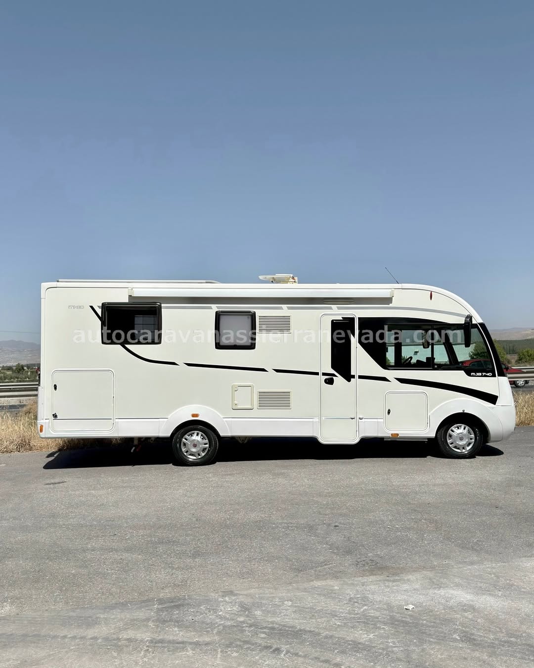 Integral ITINEO MJB740

Autocaravanas Sierra Nevada empresa con más de 20 años de experiencia en el sector de venta de ocasión os ofrece esta magnífica casa rodante.🗣️👉 Para más información o precio 💵 consulté en nuestra página web

www.autocaravanassierranevada.com

➡️🌐💻 o haga click👉🖱️ en nuestro enlace ⬇️👇

https://autocaravanassierranevada.com/listings/itineo-mjb740/

¿Quieres pagar a plazos?
Llama y te informamos sin compromiso

📞617795719
📞621251555

Extras 👇

MOTOR: Fiat Ducato 2.3 MultiJet 150cv
AÑO: 2015
KM: 62.000
Medidas: 7,40m x 3,00m
Plazas viajar: 4
Plazas dormir: 4
* Medida Garaje doble portón: (2,20m x 1,10m x 1,00m)
* Camas (Gemelas / Colgante en cabina)

Extras:
Aire acondicionado(de motor)
AirBag(conductor y copiloto)
Velocidad de Crucero
Cierre centralizado
Espejos eléctricos
Elevalunas eléctricos (conductor)
Radio (SD-BT-USB-AUX)
Cámara de Visión Trasera
Asientos giratorios
Oscurecedores REMIS en cabina completa
Mosquiteras en ventanas, claraboyas y puerta principa
Claraboyas transparentes y Claraboya xxl en salón
Frigo THETFORD (220v, Gas, 12v, Auto) 150L capacidad
Ducha con mampara separada de aseo
Batería de 100ah.
Placa solar de 100w.
Calefacción Truma combi
Tv 12v. (TDT-HDMI-USB-DVD)
Escalón de doble peldaño integrado
Toldo THULE de 4m.
Escalera trasera
Baca de aluminio
Portabicis para 2
Neumáticos reforzados especial camper

#autocaravanastyle #viajarconniños #viajarenautocaravanaconniños #roadtrip #autocaravanaadventure #ventadeautocaravanas #autocaravanassierranevada #autocaravantravel #autocaravanaenlaplaya #kitcamping #differentholidays #camaisla #motorhome #caravanas1000 #camper