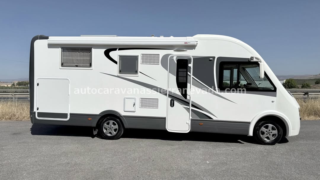 Integral MOBILVETTA K-YACHT MH89 Autocaravanas Sierra Nevada empresa con más de 20 años de experiencia en el sector de venta de ocasión os ofrece esta magnífica casa rodante.🗣️👉 Para más información o precio 💵 consulté en nuestra página web www.autocaravanassierranevada.com ➡️🌐💻 o haga click👉🖱️ en nuestro enlace ⬇️👇 https://autocaravanassierranevada.com/listings/mobilvetta-k-yacht-mh89/ ¿Quieres pagar a plazos? Llama y te informamos sin compromiso 📞617795719 📞621251555 Extras 👇 MOTOR: Fiat Ducato 2.3 MultiJet 150cv AÑO: 2013 KM: 53.000 Medidas: 7,20m x 3,00m Plazas viajar: 4 Plazas dormir: 4 * Medida Garaje con doble portón: (2,20m x 1,15m x 1,25m) * Camas (Isla elevable eléctrica / Colgante en cabina) Extras: Aire acondicionado(de motor) AirBag(conductor y copilo) Velocidad de Crucero Cierre centralizado(puerta de cabina) Espejos electicos Elevalunas eléctricos (Conductor) Radio (CD-USB-AUX) Cámara de visión trasera Asientos giratorios OscurecedoresREMIS en cabina completa Parasoles enrollables manuales Mosquiteras en ventanas, claraboyas y puerta principal Claraboyas transparentes y Claraboya panorámica XXL en salón y cama trasera Frigo DOMETIC (220v, Gas, 12v, Auto) 150L capacidad Horno Extractor de humos Ducha con mampara separada de aseo Batería de 100ah. 2 Placa solar de 100w. Calefacción Truma Combi Tv 12v.(LCD-HDMI-USB-DVD) Escalón de doble peldaño integrado Toldo FIAMMA de 4m. Ducha exterior Neumáticos reforzados marca MICHELIN especial camper #autocaravanastyle #viajarconniños #viajarenautocaravanaconniños #roadtrip #autocaravanaadventure #ventadeautocaravanas #autocaravanassierranevada #autocaravantravel #autocaravanaenlaplaya #kitcamping #differentholidays #camaisla #motorhome #caravanas1000 #camper #motorhome