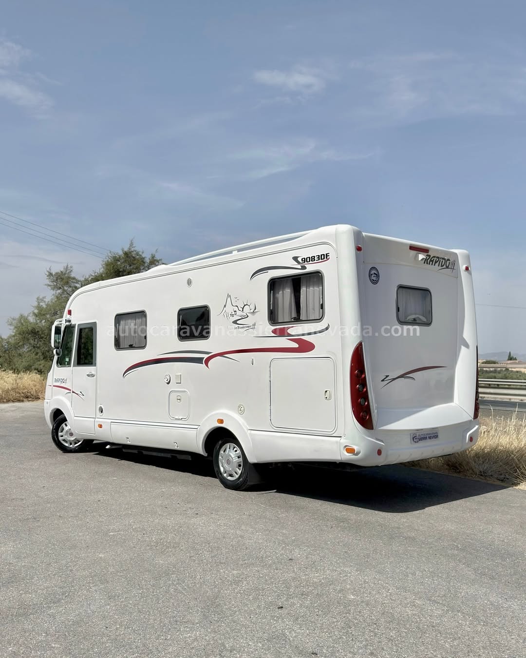 Integral RAPIDO 9083DF Autocaravanas Sierra Nevada empresa con más de 20 años de experiencia en el sector de venta de ocasión os ofrece esta magnífica casa rodante.🗣️👉 Para más información o precio 💵 consulté en nuestra página web www.autocaravanassierranevada.com ➡️🌐💻 o haga click👉🖱️ en nuestro enlace ⬇️👇 https://autocaravanassierranevada.com/listings/rapido-9083-df/ ¿Quieres pagar a plazos? Llama y te informamos sin compromiso 📞617795719 📞621251555 Extras 👇 MOTOR: Fiat Ducato 2.3 MultiJet 130cv AÑO: 2009 KM: 87.000 Medidas: 6,90m x 2,90m Plazas viajar: 4 Plazas dormir: 4 * Medida Garaje con doble portón : (2,15m x 1,90m x 1,10m) * Camas (Transversal/ Colgante) * Chasis ALKO + Barras de torsión Extras: Aire acondicionado (de motor) AirBag (sólo conductor) Cierre centralizado Elevalunas eléctricos (sólo conductor) Radio (2DIN-CD-USB-AUX) Cámara de visión trasera(en radio) Asientos giratorios Oscurecedores REMIS en cabina completa Mosquiteras en ventanas, claraboyas y puerta principal Claraboyas transparentes y Claraboya xxl en salón Frigo DOMETIC (220v, Gas, 12v, Auto) 150L capacidad Extractor de humos Ducha con mampara dentro de aseo Batería de 100ah. Placa solar de 100w. Calefacción Truma Combi Tv 12v. (TDT-HDMI-USB-DVD) Escalón de doble peldaño integrado Toldo de FIAMMA 4m. Baca de aluminio Patas estabilizadora Ducha exterior Maletero lateral extraíble Neumáticos reforzados especial camper #autocaravanastyle #viajarconniños #viajarenautocaravanaconniños #roadtrip #autocaravanaadventure #ventadeautocaravanas #autocaravanassierranevada #autocaravantravel #autocaravanaenlaplaya #kitcamping #differentholidays #camaisla #motorhome #caravanas1000 #camper