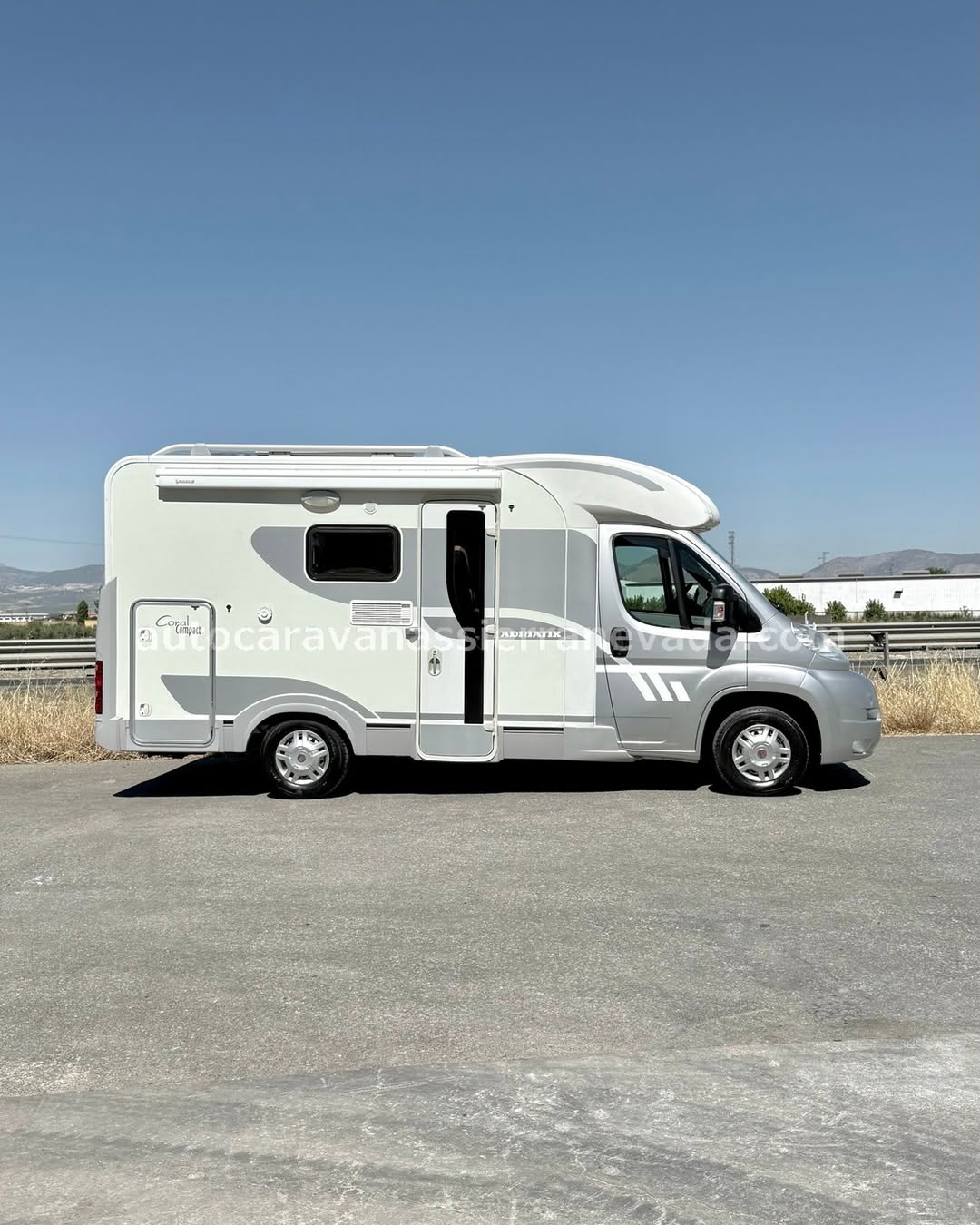 Perfilada ADRIA CORAL COMPACT

Autocaravanas Sierra Nevada empresa con más de 20 años de experiencia en el sector de venta de ocasión os ofrece esta magnífica casa rodante.🗣️👉 Para más información o precio 💵 consulté en nuestra página web

www.autocaravanassierranevada.com

➡️🌐💻 o haga click👉🖱️ en nuestro enlace ⬇️👇

https://autocaravanassierranevada.com/listings/adria-coral-compact/

¿Quieres pagar a plazos?
Llama y te informamos sin compromiso

📞617795719
📞621251555

Extras 👇

MOTOR: Fiat Ducato 2.3 Multijet 130cv
AÑO: 2008
KM: 152.000
Medidas: 5,90m x 2,80m
Plazas viajar: 4
Plazas dormir: 4
* Medida maletero doble portón: (2,00m x 0,80m x 1,10m)
* Camas (Transversal/Salón Convertible)

Extras:
Aire acondicionado (de motor)
AirBag(solo conductor)
Velocidad de Crucero
Cierre centralizado(en cabina)
Espejos eléctricos
Elevalunas eléctricos
Radio CD
Sensor de Aparcamiento
Asientos giratorios
Oscurecedores REMIS en cabina completa
Mosquiteras en ventanas, claraboyas y puerta principal
Claraboyas transparentes y Claraboya xxl en cama trasera
Frigo DOMETIC (220v, Gas, 12v, Auto) 106L capacidad
Extractor de humos
Ducha dentro de aseo
Baterías de 95ah.
Placa solar de 100w.
Calefacción truma combi
Escalón de doble peldaño integrado
Toldo PROSTOR de 2,5m.
Patas estabilizadoras
Baca de aluminio
1 Cierres de seguridad
Neumáticos reforzados especial camper

#autocaravanastyle #viajarconniños #viajarenautocaravanaconniños #roadtrip #autocaravanaadventure #ventadeautocaravanas #autocaravanassierranevada #autocaravantravel #autocaravanaenlaplaya #kitcamping #differentholidays #camaisla #motorhome #caravanas1000 #camper