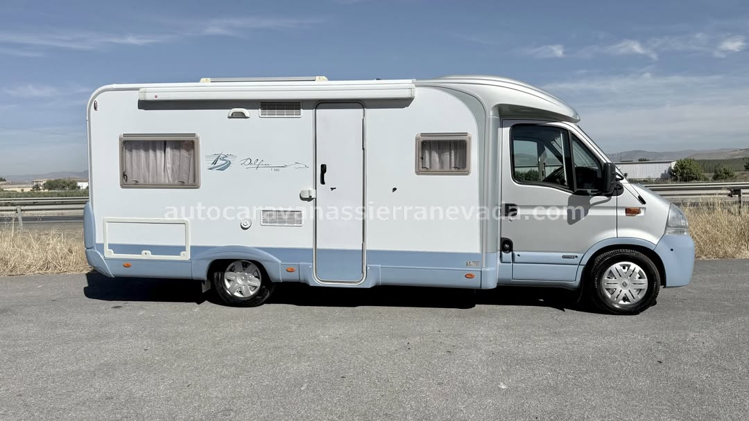 Perfilada BURSTNER DELFIN T680 Autocaravanas Sierra Nevada empresa con más de 20 años de experiencia en el sector de venta de ocasión os ofrece esta magnífica casa rodante.🗣️👉 Para más información o precio 💵 consulté en nuestra página web www.autocaravanassierranevada.com ➡️🌐💻 o haga click👉🖱️ en nuestro enlace ⬇️👇 ¿Quieres pagar a plazos? Llama y te informamos sin compromiso 📞617795719 📞621251555 Extras 👇 MOTOR: Renault 3.0 DCI 140cv AÑO: 2004 KM: 121.000 Medidas: 6,80m x 2,70m Plazas viajar: 4 Plazas dormir: 4 * Medida Garaje:(1,20m x 1,20m x 0,55m) * Camas (Francesa /Salón Convertible) * CADENA DE DISTRIBUCIÓN Extras: Aire acondicionado(de motor) AirBag(sólo conductor) Cierre centralizado(en cabina) Espejo eléctricos Elevalunas eléctricos Radio (CD-AUX) Asientos giratorios OscurecedoresREMIS en cabina completa Mosquiteras en ventanas y claraboyas Claraboyas transparentes y ClaraboyaXXL en salón Frigo DOMETIC (220v, Gas, 12v, Auto) 142L capacidad Horno Extractor de humos Ducha con mampara dentro de aseo Batería de 95ah. Placa solar de 100w. Calefacción Trumatic c Tv 12v. (TDT-HDMI-USB)+ Antena TDT Escalón de doble peldaño integrado Toldo Lateral de 3m. Portabicis para 2 1 Cierres de seguridad (puerta principal) Neumáticos reforzados especial camper #autocaravanastyle #viajarconniños #viajarenautocaravanaconniños #roadtrip #autocaravanaadventure #ventadeautocaravanas #autocaravanassierranevada #autocaravantravel #autocaravanaenlaplaya #kitcamping #differentholidays #camaisla #motorhome #caravanas1000 #camper #motorhome