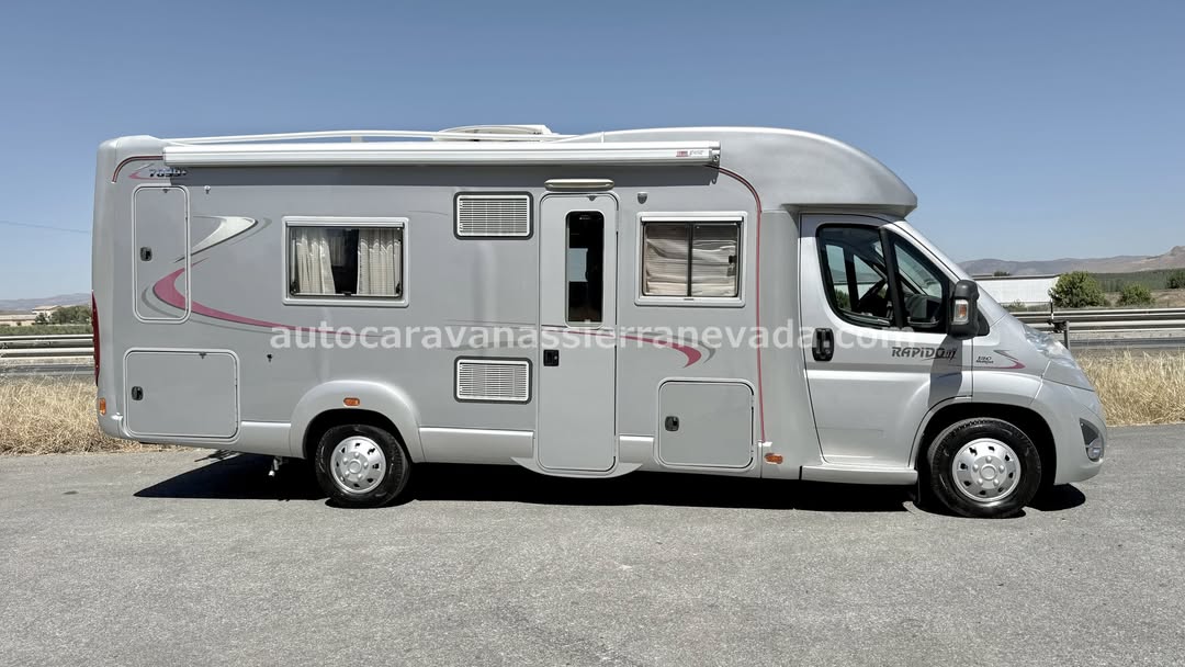Perfilada RAPIDO, modelo 7099+

Autocaravanas Sierra Nevada empresa con más de 20 años de experiencia en el sector de venta de ocasión os ofrece esta magnífica casa rodante.🗣️👉 Para más información o precio 💵 consulté en nuestra página web

www.autocaravanassierranevada.com

➡️🌐💻 o haga click👉🖱️ en nuestro enlace ⬇️👇

https://autocaravanassierranevada.com/listings/rapido-7099/
¿Quieres pagar a plazos?
Llama y te informamos sin compromiso

📞617795719
📞621251555

Extras 👇

MOTOR:Fiat 2.3 MultiJet 130cv
AÑO: 2010
KM: 91.000
Medidas: 7,00m x 2,90m
Plazas viajar: 4
Plazas dormir: 4
* Medida Garaje: (1,95m x 1,15m x 0,30m)
* Camas (Francesa/ Salón Convertible)
* Chasis ALKO + Barras de torsión

Extras:
Aire acondicionado (de motor)
AirBag(sólo conductor)
Velocidad de Crucero.
Cierre centralizado.
Espejos eléctricos.
Elevalunas eléctricos.
Radio (2DIN-CD-USB-AUX-BT-SD)
Asientos giratorios.
OscurecedoresREMIS en cabina completa.
Mosquiteras en ventanas, claraboyas y puerta principal.
Ventana PRACTICABLE con mosquitera en puerta principal.
Claraboyas transparentes y Claraboya panorámica en cabina.
Frigo DOMETIC(220v, Gas, 12v, Auto) 150L capacidad.
Extractor de humos.
Ducha con mampara dentro de aseo.
Batería de 95ah.
Placa solar de 100w.
Calefacción Truma Combi
Tv 12v. (TDT-HDMI-USB-DVD)
Escalón de doble peldaño integrado.
Toldo FIAMMA de 4m.
Baca de aluminio.
Portabicis para 3.
Ducha exterior.
Neumáticos reforzados marca CONTINENTAL especial camper.

#autocaravanastyle #viajarconniños #viajarenautocaravanaconniños #roadtrip #autocaravanaadventure #ventadeautocaravanas #autocaravanassierranevada #autocaravantravel #autocaravanaenlaplaya #kitcamping #differentholidays #camaisla #motorhome #caravanas1000 #camper #motorhome
