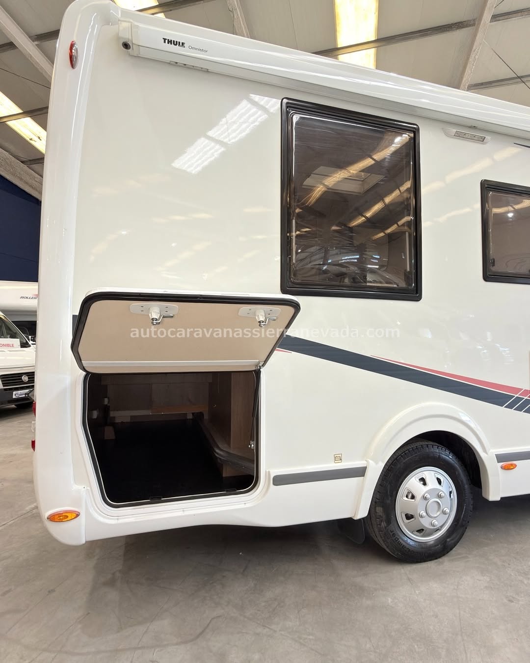 E26/24 AUTOCARAVANA PERFILADA CHALLENGER MAGEO 298 En Autocaravanas Sierra Nevada llevamos más de 22 años ayudando a nuestros clientes a cumplir el sueño de viajar con libertad. Cada vehículo es revisado y reacondicionado a fondo, cuidando cada detalle para que luzca, funcione y se sienta como nuevo, preparado para ofrecer años de fiabilidad y disfrute. Para más información o precio 💵 consulté en nuestra web www.autocaravanassierranevada.com o haga click 👉🖱️ en nuestro enlace ⬇️👇 https://autocaravanassierranevada.com/autocaravanas/challenger-mageo-298-e26-24/ ¿Quieres pagar a plazos? Llama y te informamos sin compromiso 📞617 79 57 19 📞687 85 35 11 EQUIPAMIENTO Y EXTRAS 👇 MOTOR: FIAT DUCATO 2.3 MULTIJET 130cv AÑO: 2014 KM: 77.000 Medidas exteriores: 6,95m x 2,85m Plazas: 4 Extras y Equipamiento: * Medida maletero: (1,20m x 0,81m x 0,69m) * Camas (Semi-isla/ Colgante eléctrica en salón) Aire acondicionado de motor Airbag (conductor y copiloto) Velocidad crucero Cierre centralizado Espejos eléctricos Elevalunas eléctricos (conductor y copiloto) Equipo Multimedia Sensor de aparcamiento Oscurecedores REMIS en cabina Asientos Giratorios Mosquiteras en ventanas, claraboyas y puerta principal Claraboyas transparentes y panorámica XXL en cabina TurboVent Frigo THETFORD (220v, Gas, 12v, Auto) 171L capacidad Horno a gas Ducha con mampara dentro de aseo Inversor 1500w Batería de 95ah 1 Placa solar 100w Calefacción webasto a gasoil Escalon doble peldaño integrado Toldo OMNISTOR THULE de 3,40m Portabicis para 2 Neumáticos reforzados especial camper www.autocaravanassierranevada.com #autocaravanasgranada #autocaravanaocasion #autocaravanasdeocasion #ventaautocaravana #compraautocaravana #autocaravanabarata #caravaningandalucia #autocaravanasur #granadaturismo #granadaocasion #andaluciavanlife #vanlife #camperlife #motorhome #campervan #viajarenautocaravana #caravaninglife #aventuraenruta #viajeslibres #escapadarural #naturalezaylibertad #viajarporelmundo #rutavanlife #descubreespaña