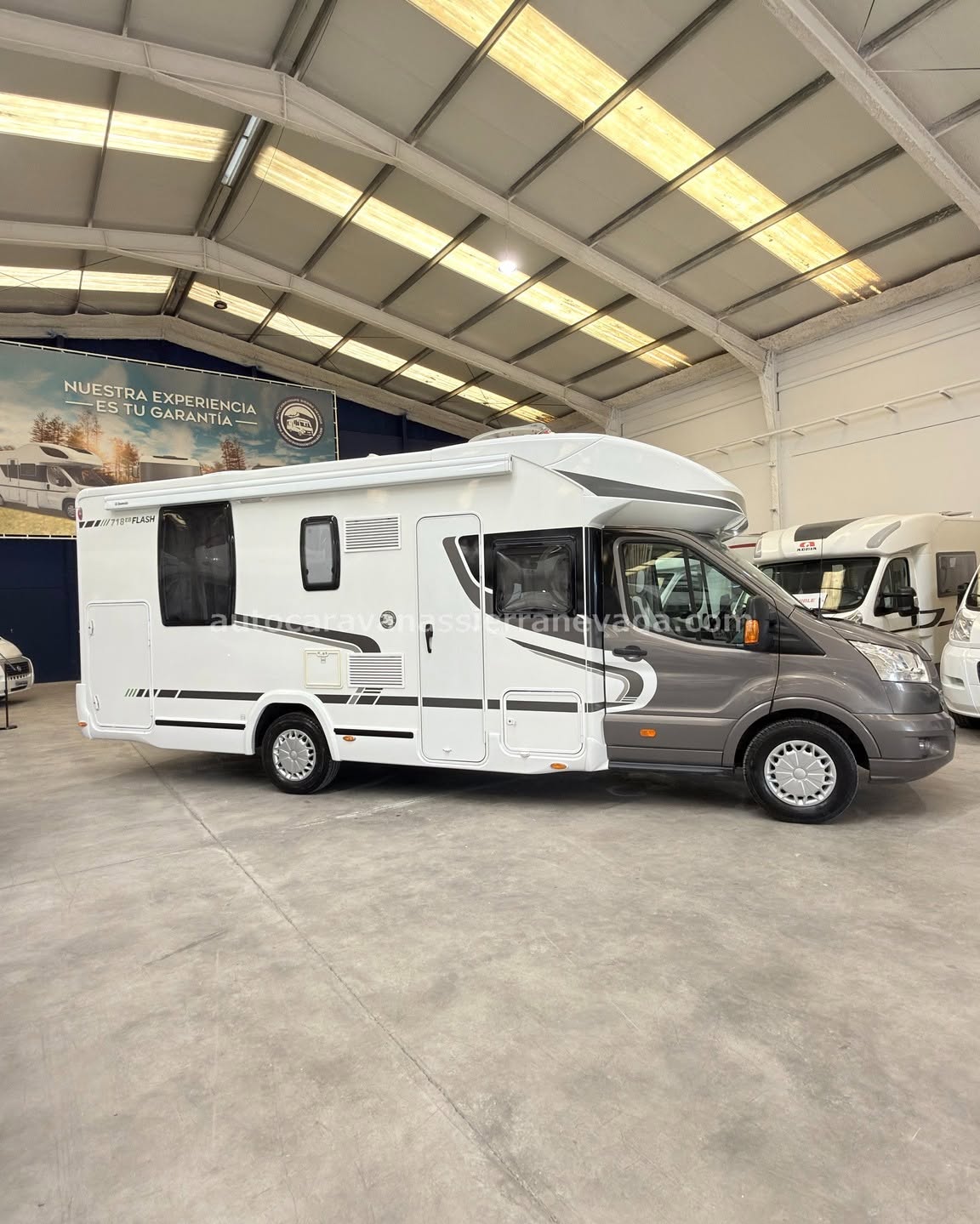 E26/16 AUTOCARAVANA PERFILADA CHAUSSON FLASH 718EB En Autocaravanas Sierra Nevada llevamos más de 22 años ayudando a nuestros clientes a cumplir el sueño de viajar con libertad. Cada vehículo es revisado y reacondicionado a fondo, cuidando cada detalle para que luzca, funcione y se sienta como nuevo, preparado para ofrecer años de fiabilidad y disfrute. Para más información o precio 💵 consulte en nuestra web www.autocaravanassierranevada.com o haga click 👉🖱️ en nuestro enlace ⬇️👇 https://autocaravanassierranevada.com/autocaravanas/chausson-flash-718eb-e26-16/ ¿Quieres pagar a plazos? Llama y te informamos sin compromiso 📞617 79 57 19 📞687 85 35 11 EQUIPAMIENTO Y EXTRAS 👇 MOTOR: FORD 2.2 TDCI 155CV AÑO: 2015 KM: 50.000 Medidas exteriores: 7,40m x 3,00m Plazas: 4 Extras y Equipamiento: * Medidas maletero con doble portón: (2,15m x 0,90m x 1,20m) * Camas (Isla elevable/Colgante en salón) CADENA DE DISTRIBUCIÓN Aire acondicionado (de motor) Airbag(en conductor y copiloto) Velocidad de Crucero Cierre centralizado (en cabina) Espejos eléctricos Elevalunas eléctricos Equipo Multimedia Cámara de visión trasera Asientos giratorios Mosquiteras en ventanas y claraboyas Claraboya panorámica xxl en cabina Climatizador a 12v. Frigo THETFORD (220v, Gas, 12v) 175L Ducha con mampara separada de aseo Batería de 100ah. Placa Solar de 100w TV. a 12v. Calefacción Truma Inet Ready a gasoil Escalón doble peldaño integrado Toldo DOMETIC de 4m Portabicis para 2 Neumáticos reforzados especial camper www.autocaravanassierranevada.com #autocaravanasgranada #autocaravanaocasion #autocaravanasdeocasion #ventaautocaravana #compraautocaravana #autocaravanabarata #caravaningandalucia #autocaravanasur #granadaturismo #granadaocasion #andaluciavanlife #vanlife #camperlife #motorhome #campervan #viajarenautocaravana #caravaninglife #aventuraenruta #viajeslibres #escapadarural #naturalezaylibertad #viajarporelmundo #rutavanlife #descubreespaña E26/16 AUTOCARAVANA PERFILADA CHAUSSON FLASH 718EB
En Autocaravanas Sierra Nevada llevamos más de 22 años ayudando a nuestros clientes a cumplir el sueño de viajar con libertad.
Cada vehículo es revisado y reacondicionado a fondo, cuidando cada detalle para que luzca, funcione y se sienta como nuevo, preparado para ofrecer años de fiabilidad y disfrute.
Para más información o precio 💵 consulte en nuestra web www.autocaravanassierranevada.com
o haga click 👉🖱️ en nuestro enlace ⬇️👇
https://autocaravanassierranevada.com/autocaravanas/chausson-flash-718eb-e26-16/
¿Quieres pagar a plazos?
Llama y te informamos sin compromiso
📞617 79 57 19
📞687 85 35 11
EQUIPAMIENTO Y EXTRAS 👇
MOTOR: FORD 2.2 TDCI 155CV
AÑO: 2015
KM: 50.000
Medidas exteriores: 7,40m x 3,00m
Plazas: 4
Extras y Equipamiento:
* Medidas maletero con doble portón: (2,15m x 0,90m x 1,20m)
* Camas (Isla elevable/Colgante en salón)
CADENA DE DISTRIBUCIÓN
Aire acondicionado (de motor)
Airbag(en conductor y copiloto)
Velocidad de Crucero
Cierre centralizado (en cabina)
Espejos eléctricos
Elevalunas eléctricos
Equipo Multimedia
Cámara de visión trasera
Asientos giratorios
Mosquiteras en ventanas y claraboyas
Claraboya panorámica xxl en cabina
Climatizador a 12v.
Frigo THETFORD (220v, Gas, 12v) 175L
Ducha con mampara separada de aseo
Batería de 100ah.
Placa Solar de 100w
TV. a 12v.
Calefacción Truma Inet Ready a gasoil
Escalón doble peldaño integrado
Toldo DOMETIC de 4m
Portabicis para 2
Neumáticos reforzados especial camper
www.autocaravanassierranevada.com
#autocaravanasgranada
#autocaravanaocasion
#autocaravanasdeocasion
#ventaautocaravana
#compraautocaravana
#autocaravanabarata
#caravaningandalucia
#autocaravanasur
#granadaturismo
#granadaocasion
#andaluciavanlife
#vanlife
#camperlife
#motorhome
#campervan
#viajarenautocaravana
#caravaninglife
#aventuraenruta
#viajeslibres
#escapadarural
#naturalezaylibertad
#viajarporelmundo
#rutavanlife
#descubreespaña