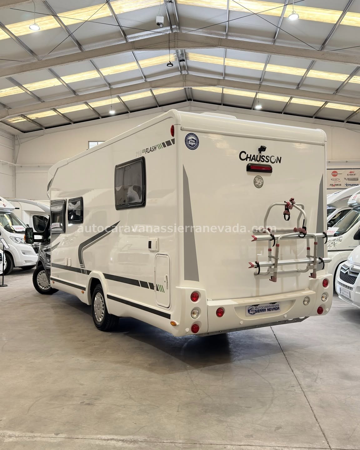 E26/16 AUTOCARAVANA PERFILADA CHAUSSON FLASH 718EB En Autocaravanas Sierra Nevada llevamos más de 22 años ayudando a nuestros clientes a cumplir el sueño de viajar con libertad. Cada vehículo es revisado y reacondicionado a fondo, cuidando cada detalle para que luzca, funcione y se sienta como nuevo, preparado para ofrecer años de fiabilidad y disfrute. Para más información o precio 💵 consulte en nuestra web www.autocaravanassierranevada.com o haga click 👉🖱️ en nuestro enlace ⬇️👇 https://autocaravanassierranevada.com/autocaravanas/chausson-flash-718eb-e26-16/ ¿Quieres pagar a plazos? Llama y te informamos sin compromiso 📞617 79 57 19 📞687 85 35 11 EQUIPAMIENTO Y EXTRAS 👇 MOTOR: FORD 2.2 TDCI 155CV AÑO: 2015 KM: 50.000 Medidas exteriores: 7,40m x 3,00m Plazas: 4 Extras y Equipamiento: * Medidas maletero con doble portón: (2,15m x 0,90m x 1,20m) * Camas (Isla elevable/Colgante en salón) CADENA DE DISTRIBUCIÓN Aire acondicionado (de motor) Airbag(en conductor y copiloto) Velocidad de Crucero Cierre centralizado (en cabina) Espejos eléctricos Elevalunas eléctricos Equipo Multimedia Cámara de visión trasera Asientos giratorios Mosquiteras en ventanas y claraboyas Claraboya panorámica xxl en cabina Climatizador a 12v. Frigo THETFORD (220v, Gas, 12v) 175L Ducha con mampara separada de aseo Batería de 100ah. Placa Solar de 100w TV. a 12v. Calefacción Truma Inet Ready a gasoil Escalón doble peldaño integrado Toldo DOMETIC de 4m Portabicis para 2 Neumáticos reforzados especial camper www.autocaravanassierranevada.com #autocaravanasgranada #autocaravanaocasion #autocaravanasdeocasion #ventaautocaravana #compraautocaravana #autocaravanabarata #caravaningandalucia #autocaravanasur #granadaturismo #granadaocasion #andaluciavanlife #vanlife #camperlife #motorhome #campervan #viajarenautocaravana #caravaninglife #aventuraenruta #viajeslibres #escapadarural #naturalezaylibertad #viajarporelmundo #rutavanlife #descubreespaña