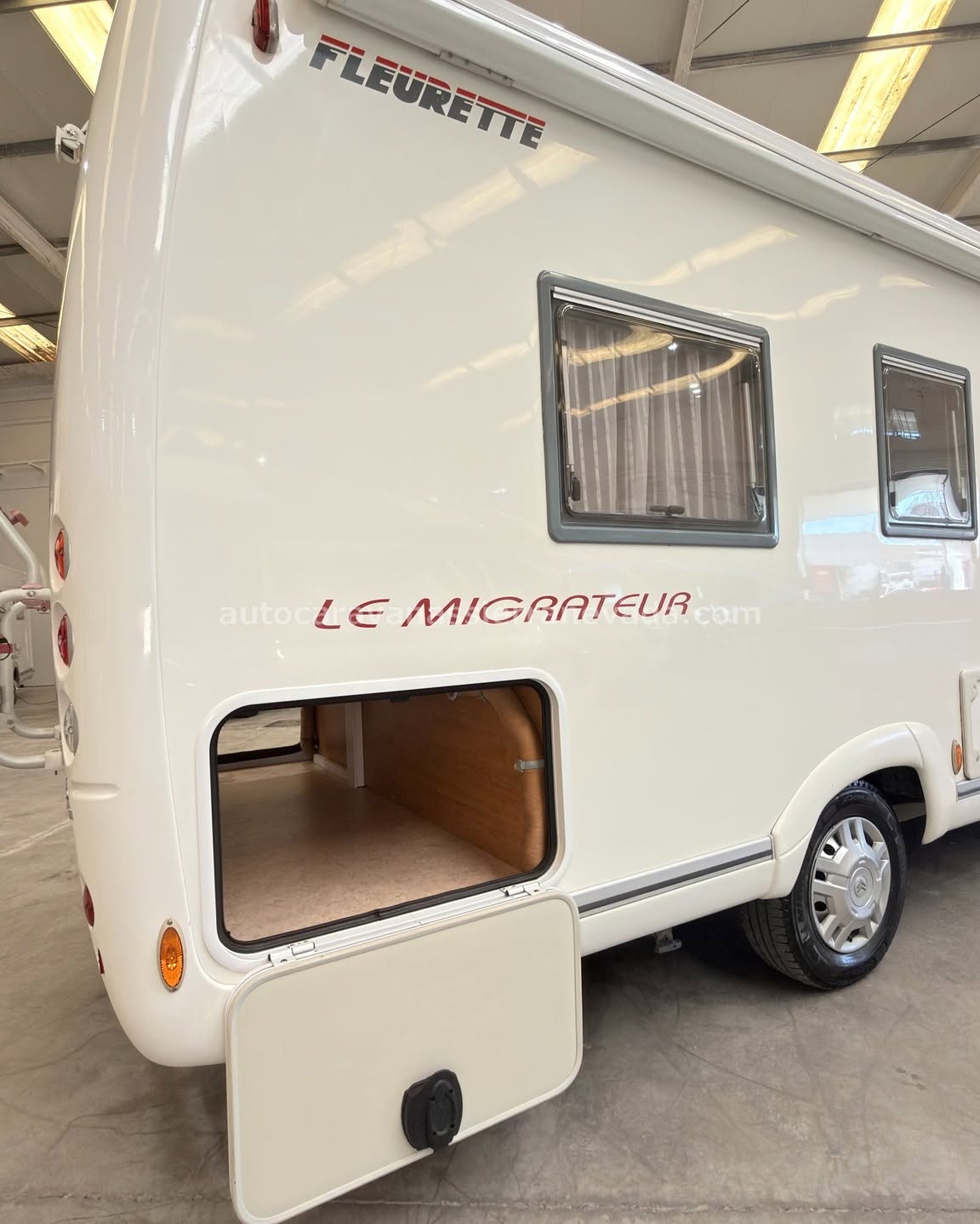 E26/19 AUTOCARAVANA PERFILADA FLEURETTE MIGRATEUR 73LM En Autocaravanas Sierra Nevada llevamos más de 22 años ayudando a nuestros clientes a cumplir el sueño de viajar con libertad. Cada vehículo es revisado y reacondicionado a fondo, cuidando cada detalle para que luzca, funcione y se sienta como nuevo, preparado para ofrecer años de fiabilidad y disfrute. Para más información o precio 💵 consulte en nuestra web www.autocaravanassierranevada.com o haga click 👉🖱️ en nuestro enlace ⬇️👇 https://autocaravanassierranevada.com/autocaravanas/fleurette-migrateur-73lm-e26-19/ ¿Quieres pagar a plazos? Llama y te informamos sin compromiso 📞617 79 57 19 📞687 85 35 11 EQUIPAMIENTO Y EXTRAS 👇 MOTOR: FIAT DUCATO 3.0 MULTIJET 160cv AÑO: 2007 KM: 117.000 Medidas exteriores: 7,30m x 2,70m Plazas: 4 Extras y Equipamiento: * Medidas maletero con doble portón : (2,10m x 0,80m x 0,50m) * Cama (Isla/Salón convertible) CADENA DE DISTRIBUCIÓN CHASIS ALKO Aire acondicionado (de motor) Airbag (en conductor) Cierre centralizado Espejos eléctricos Elevalunas eléctricos Equipo Multimedia Cámara de visión trasera Asientos giratorios Oscurecedores REMIS en cabina completa Mosquiteras en ventanas y claraboyas Claraboya xxl en salón Climatizador a 12v. Frigo DOMETIC (220v, Gas, 12v-auto) 143L Horno a gas Extractor de humos Ducha con mampara separada de aseo Batería de 100ah. Placa Solar de 100w TV. a 12v. Calefacción Truna Trumatic C Escalón doble peldaño integrado Toldo OMNI V-10 de 3m Escalera trasera Portabicis para 2 Neumáticos reforzados especial camper www.autocaravanassierranevada.com #autocaravanasgranada #autocaravanaocasion #autocaravanasdeocasion #ventaautocaravana #compraautocaravana #autocaravanabarata #caravaningandalucia #autocaravanasur #granadaturismo #granadaocasion #andaluciavanlife #vanlife #camperlife #motorhome #campervan #viajarenautocaravana #caravaninglife #aventuraenruta #viajeslibres #escapadarural #naturalezaylibertad #viajarporelmundo #rutavanlife #descubreespaña