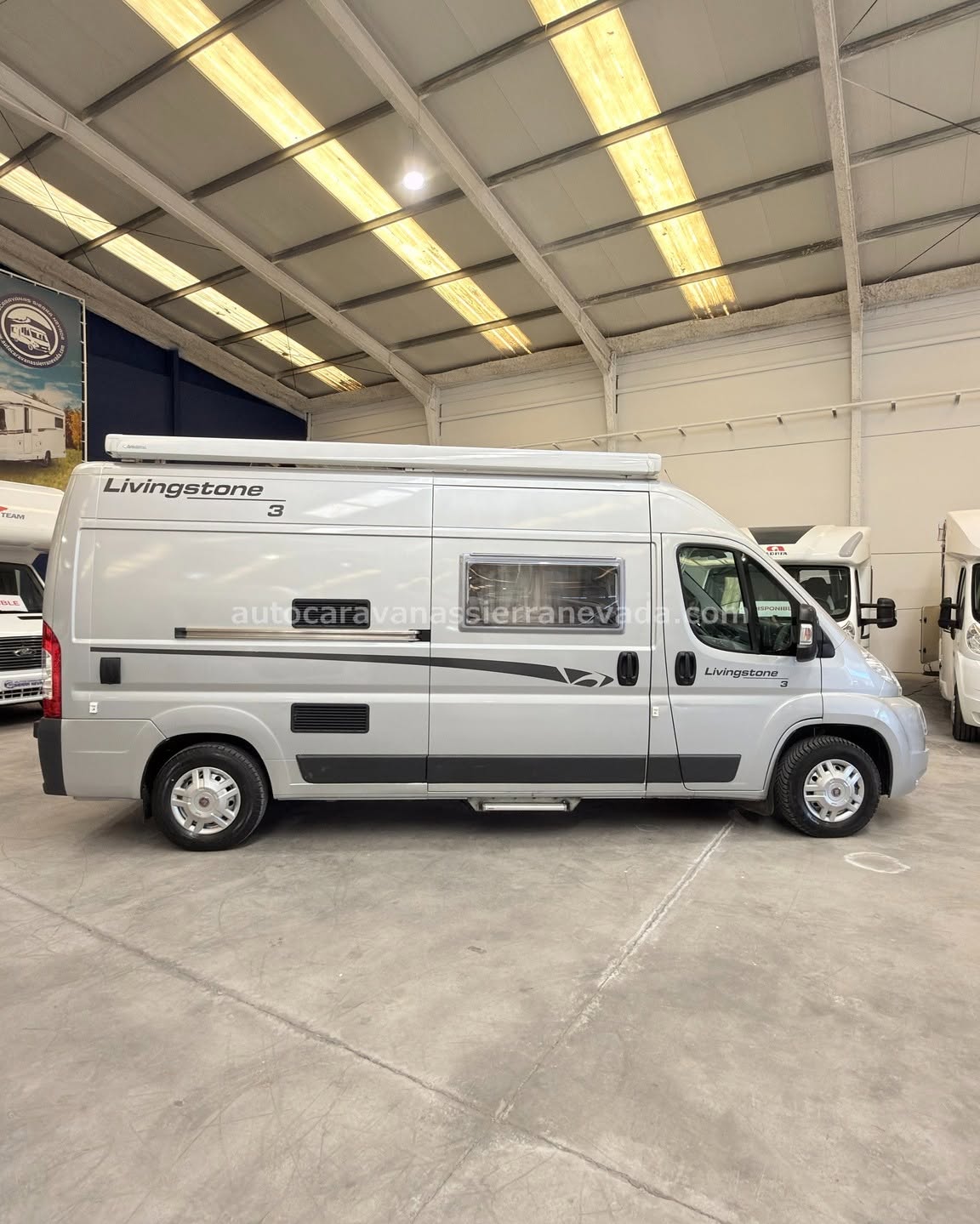 E26/09 AUTOCARAVANA CAMPER ROLLER TEAM LIVINGSTONE 3 En Autocaravanas Sierra Nevada llevamos más de 22 años ayudando a nuestros clientes a cumplir el sueño de viajar con libertad. Cada vehículo es revisado y reacondicionado a fondo, cuidando cada detalle para que luzca, funcione y se sienta como nuevo, preparado para ofrecer años de fiabilidad y disfrute. Para más información o precio 💵 consulte en nuestra web www.autocaravanassierranevada.com o haga click 👉🖱️ en nuestro enlace ⬇️👇 https://autocaravanassierranevada.com/autocaravanas/roller-team-livingstone-3-e26-09/ ¿Quieres pagar a plazos? Llama y te informamos sin compromiso 📞617 79 57 19 📞687 85 35 11 EQUIPAMIENTO Y EXTRAS 👇 MOTOR: FIAT DUCATO 2.3 MULTIJET 120cv AÑO: 2009 KM: 115.000 Medidas exteriores: 5,90m x 2,60m Plazas: 4 Extras y Equipamiento: * Medidas maletero : (1,20m x 0,90m x 0,70m) * Cama (Transversal) Aire acondicionado (de motor) ASR Velocidad de Crucero Cierre centralizado Espejos eléctricos Elevalunas eléctricos Equipo Multimedia Asientos giratorios Mosquiteras en ventanas y claraboyas Claraboya xxl en salón Frigo DOMETIC (220v, Gas, 12v) 77L Ducha dentro de aseo Batería de 100ah. 2 Placa Solar de 100w TV. a 12v. Calefacción WEBASTO a gasoil Escalón eléctrico de aluminio Toldo OMNISTOR de 3m Neumáticos reforzados especial camper www.autocaravanassierranevada.com #autocaravanasgranada #autocaravanaocasion #autocaravanasdeocasion #ventaautocaravana #compraautocaravana #autocaravanabarata #caravaningandalucia #autocaravanasur #granadaturismo #granadaocasion #andaluciavanlife #vanlife #camperlife #motorhome #campervan #viajarenautocaravana #caravaninglife #aventuraenruta #viajeslibres #escapadarural #naturalezaylibertad #viajarporelmundo #rutavanlife #descubreespaña E26/09 AUTOCARAVANA CAMPER ROLLER TEAM LIVINGSTONE 3
En Autocaravanas Sierra Nevada llevamos más de 22 años ayudando a nuestros clientes a cumplir el sueño de viajar con libertad.
Cada vehículo es revisado y reacondicionado a fondo, cuidando cada detalle para que luzca, funcione y se sienta como nuevo, preparado para ofrecer años de fiabilidad y disfrute.
Para más información o precio 💵 consulte en nuestra web www.autocaravanassierranevada.com
o haga click 👉🖱️ en nuestro enlace ⬇️👇
https://autocaravanassierranevada.com/autocaravanas/roller-team-livingstone-3-e26-09/
¿Quieres pagar a plazos?
Llama y te informamos sin compromiso
📞617 79 57 19
📞687 85 35 11
EQUIPAMIENTO Y EXTRAS 👇
MOTOR: FIAT DUCATO 2.3 MULTIJET 120cv
AÑO: 2009
KM: 115.000
Medidas exteriores: 5,90m x 2,60m
Plazas: 4
Extras y Equipamiento:
* Medidas maletero : (1,20m x 0,90m x 0,70m)
* Cama (Transversal)
Aire acondicionado (de motor)
ASR
Velocidad de Crucero
Cierre centralizado
Espejos eléctricos
Elevalunas eléctricos
Equipo Multimedia
Asientos giratorios
Mosquiteras en ventanas y claraboyas
Claraboya xxl en salón
Frigo DOMETIC (220v, Gas, 12v) 77L
Ducha dentro de aseo
Batería de 100ah.
2 Placa Solar de 100w
TV. a 12v.
Calefacción WEBASTO a gasoil
Escalón eléctrico de aluminio
Toldo OMNISTOR de 3m
Neumáticos reforzados especial camper
www.autocaravanassierranevada.com
#autocaravanasgranada
#autocaravanaocasion
#autocaravanasdeocasion
#ventaautocaravana
#compraautocaravana
#autocaravanabarata
#caravaningandalucia
#autocaravanasur
#granadaturismo
#granadaocasion
#andaluciavanlife
#vanlife
#camperlife
#motorhome
#campervan
#viajarenautocaravana
#caravaninglife
#aventuraenruta
#viajeslibres
#escapadarural
#naturalezaylibertad
#viajarporelmundo
#rutavanlife
#descubreespaña