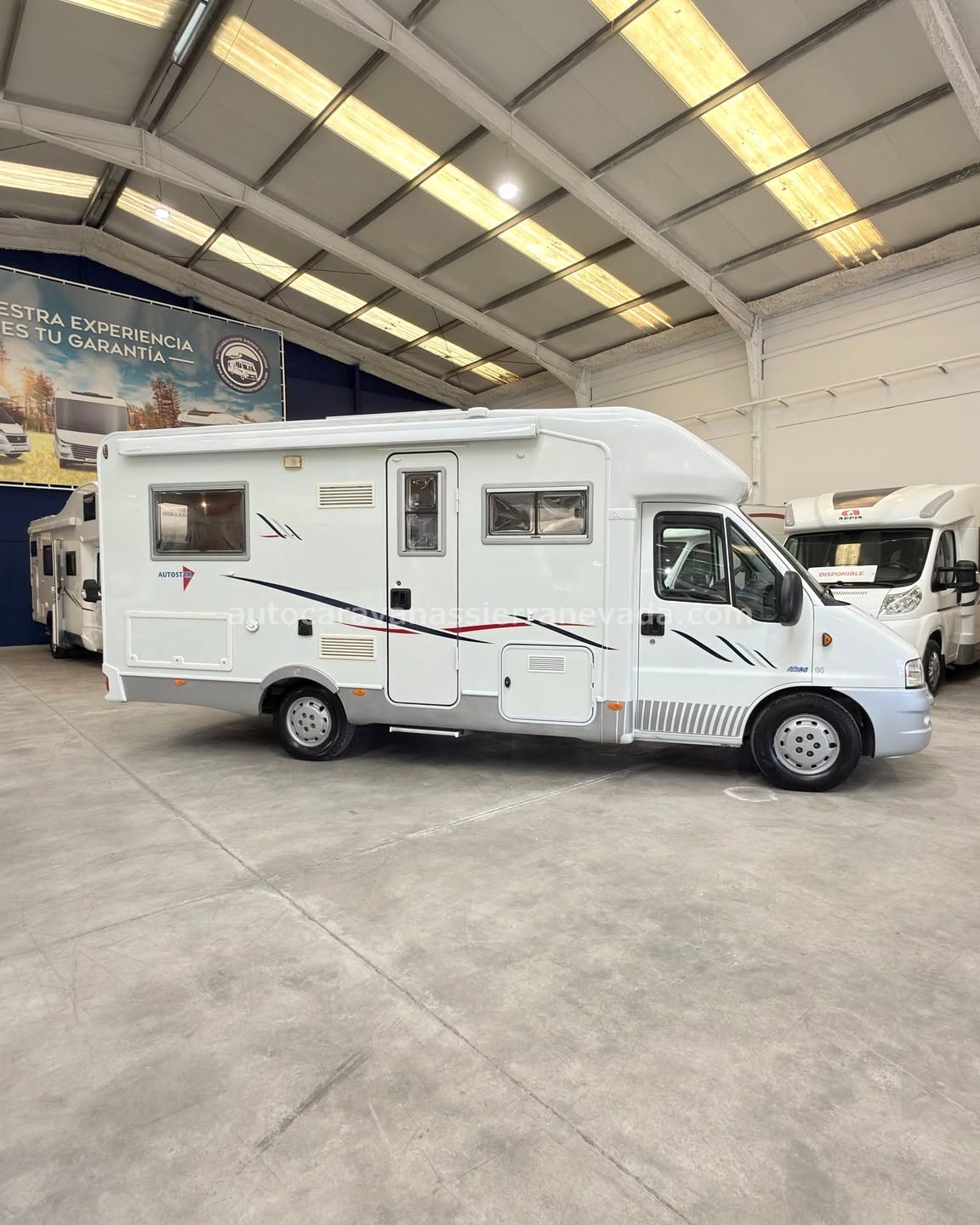 A25/43 AUTOCARAVANA PERFILADA AUTOSTAR AUROS 84 En Autocaravanas Sierra Nevada llevamos más de 22 años ayudando a nuestros clientes a cumplir el sueño de viajar con libertad. Cada vehículo es revisado y reacondicionado a fondo, cuidando cada detalle para que luzca, funcione y se sienta como nuevo, preparado para ofrecer años de fiabilidad y disfrute. Para más información o precio 💵 consulté en nuestra web www.autocaravanassierranevada.com o haga click 👉🖱️ en nuestro enlace ⬇️👇 https://autocaravanassierranevada.com/autocaravanas/autostar-auros-84-a25-43/ ¿Quieres pagar a plazos? Llama y te informamos sin compromiso 📞617 79 57 19 📞687 85 35 11 EQUIPAMIENTO Y EXTRAS 👇 MOTOR: FIAT DUCATO 2.8 JTD 128cv AÑO: 2005 KM: 119.000 Medidas exteriores: 6,50m x 2,80m Plazas: 4 Extras y Equipamiento: * Medidas maletero : (1,20m x 1,20m x 0,54m) * Camas(Francesa/Salón Convertible) Aire acondicionado (de motor) Cierre centralizado (en cabina) Espejos eléctricos Elevalunas eléctricos Equipo Multimedia Asientos giratorios Mosquiteras en ventanas y claraboyas Claraboya xxl en salón Frigo THETFORD (220v, Gas, 12v-auto) 138L Extractor de Humos Ducha con mampara dentro de aseo Batería de 100ah. Placa Solar de 100w TV. a 12v. Calefacción Trumatic C Escalón eléctrico de aluminio Toldo OMNISTOR de 3,5m Neumáticos reforzados especial camper www.autocaravanassierranevada.com #autocaravanasgranada #autocaravanaocasion #autocaravanasdeocasion #ventaautocaravana #compraautocaravana #autocaravanabarata #caravaningandalucia #autocaravanasur #granadaturismo #granadaocasion #andaluciavanlife #vanlife #camperlife #motorhome #campervan #viajarenautocaravana #caravaninglife #aventuraenruta #viajeslibres #escapadarural #naturalezaylibertad #viajarporelmundo #rutavanlife #descubreespaña
A25/43 AUTOCARAVANA PERFILADA AUTOSTAR AUROS 84
En Autocaravanas Sierra Nevada llevamos más de 22 años ayudando a nuestros clientes a cumplir el sueño de viajar con libertad.
Cada vehículo es revisado y reacondicionado a fondo, cuidando cada detalle para que luzca, funcione y se sienta como nuevo, preparado para ofrecer años de fiabilidad y disfrute.
Para más información o precio 💵 consulté en nuestra web www.autocaravanassierranevada.com
o haga click 👉🖱️ en nuestro enlace ⬇️👇
https://autocaravanassierranevada.com/autocaravanas/autostar-auros-84-a25-43/
¿Quieres pagar a plazos?
Llama y te informamos sin compromiso
📞617 79 57 19
📞687 85 35 11
EQUIPAMIENTO Y EXTRAS 👇
MOTOR: FIAT DUCATO 2.8 JTD 128cv
AÑO: 2005
KM: 119.000
Medidas exteriores: 6,50m x 2,80m
Plazas: 4
Extras y Equipamiento:
* Medidas maletero : (1,20m x 1,20m x 0,54m)
* Camas(Francesa/Salón Convertible)
Aire acondicionado (de motor)
Cierre centralizado (en cabina)
Espejos eléctricos
Elevalunas eléctricos
Equipo Multimedia
Asientos giratorios
Mosquiteras en ventanas y claraboyas
Claraboya xxl en salón
Frigo THETFORD (220v, Gas, 12v-auto) 138L
Extractor de Humos
Ducha con mampara dentro de aseo
Batería de 100ah.
Placa Solar de 100w
TV. a 12v.
Calefacción Trumatic C
Escalón eléctrico de aluminio
Toldo OMNISTOR de 3,5m
Neumáticos reforzados especial camper
www.autocaravanassierranevada.com
#autocaravanasgranada
#autocaravanaocasion
#autocaravanasdeocasion
#ventaautocaravana
#compraautocaravana
#autocaravanabarata
#caravaningandalucia
#autocaravanasur
#granadaturismo
#granadaocasion
#andaluciavanlife
#vanlife
#camperlife
#motorhome
#campervan
#viajarenautocaravana
#caravaninglife
#aventuraenruta
#viajeslibres
#escapadarural
#naturalezaylibertad
#viajarporelmundo
#rutavanlife
#descubreespaña