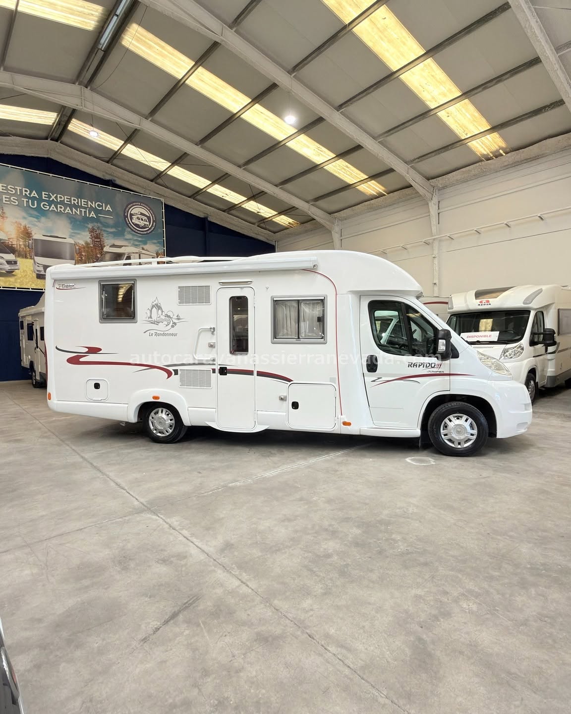 A26/01 AUTOCARAVANA PERFILADA RAPIDO 7086 En Autocaravanas Sierra Nevada llevamos más de 22 años ayudando a nuestros clientes a cumplir el sueño de viajar con libertad. Cada vehículo es revisado y reacondicionado a fondo, cuidando cada detalle para que luzca, funcione y se sienta como nuevo, preparado para ofrecer años de fiabilidad y disfrute. Para más información o precio 💵 consulté en nuestra web www.autocaravanassierranevada.com o haga click 👉🖱️ en nuestro enlace ⬇️👇 https://autocaravanassierranevada.com/autocaravanas/rapido-7086-a26-01/ ¿Quieres pagar a plazos? Llama y te informamos sin compromiso 📞617 79 57 19 📞687 85 35 11 EQUIPAMIENTO Y EXTRAS 👇 MOTOR: CITRÖEN 2.2 HDI 120CV AÑO: 2009 KM: 46.000 Medidas exteriores: 6,00m x 2,70m Plazas: 4 Extras y Equipamiento: * Medida maletero: (1,76m x 1,10m x 0,55m) *Camas (Francesa/ Salón convertible) *Amplio salón face to face *Suspensión neumática Aire acondicionado de motor Airbag (conductor) Cierre centralizado Espejos eléctricos Elevalunas eléctricos Equipo Multimedia Asientos Giratorios Mosquiteras en ventanas y claraboyas Claraboyas transparentes y panorámica XXL en cabina Ventana PRACTICABLE con mosquitera en puerta principal Frigo Dometic (220v, Gas, 12v, Auto) 143L capacidad Extractor de humos Horno a gas Ducha con mampara dentro de aseo Batería de 95ah 2 Placas solares 100w Calefacción Truma Trumatic C 1 TV 12V Escalon doble peldaño integrado Toldo FIAMMA de 4m Baca de aluminio Portabicis para 2 7 Cierres de seguridad Neumáticos reforzados especial camper www.autocaravanassierranevada.com #autocaravanasgranada #autocaravanaocasion #autocaravanasdeocasion #ventaautocaravana #compraautocaravana #autocaravanabarata #caravaningandalucia #autocaravanasur #granadaturismo #granadaocasion #andaluciavanlife #vanlife #camperlife #motorhome #campervan #viajarenautocaravana #caravaninglife #aventuraenruta #viajeslibres #escapadarural #naturalezaylibertad #viajarporelmundo #rutavanlife #descubreespaña