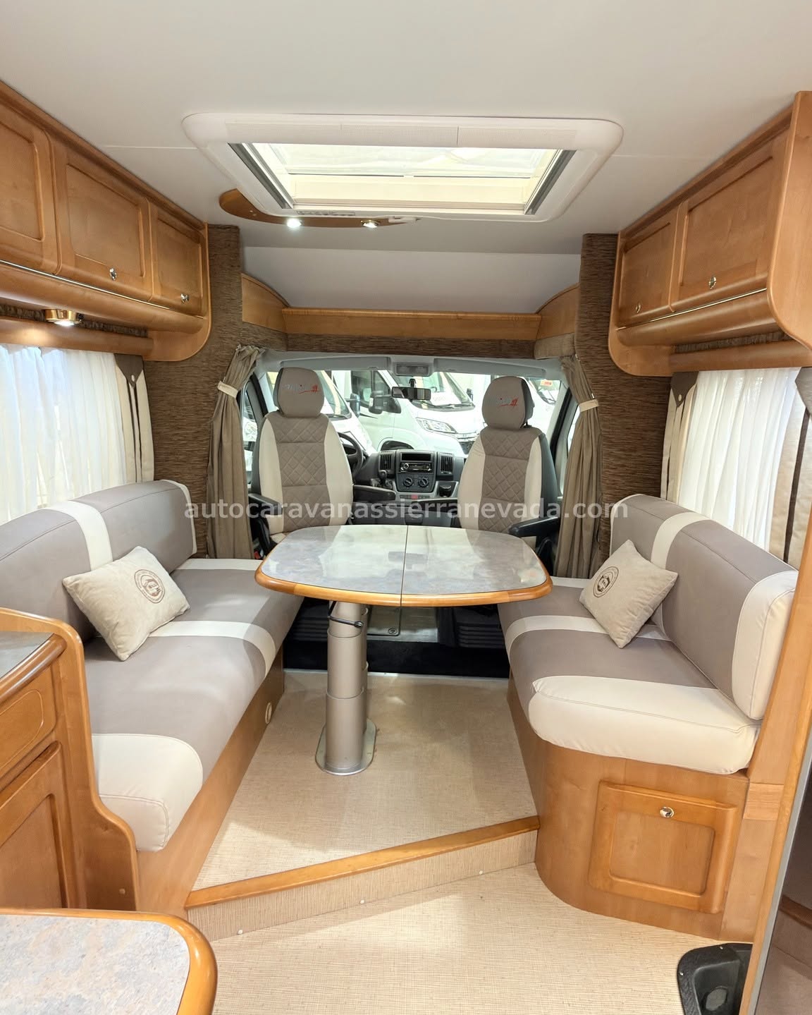 AUTOCARAVANA INTEGRAL LMC SPORT LINE EXPLORER I605 En Autocaravanas Sierra Nevada llevamos más de 22 años ayudando a nuestros clientes a cumplir el sueño de viajar con libertad. Cada vehículo es revisado y reacondicionado a fondo, cuidando cada detalle para que luzca, funcione y se sienta como nuevo, preparado para ofrecer años de fiabilidad y disfrute. Para más información o precio 💵 consulté en nuestra web www.autocaravanassierranevada.com o haga click 👉🖱️ en nuestro enlace ⬇️👇 https://autocaravanassierranevada.com/autocaravanas/lmc-sport-line-explorer-i605-e26-26/ ¿Quieres pagar a plazos? Llama y te informamos sin compromiso 📞617 79 57 19 📞687 85 35 11 EQUIPAMIENTO Y EXTRAS 👇 MOTOR: FIAT DUCATO 2.3 MULTIJET 130cv AÑO: 2016 KM: 17.000 Medidas exteriores: 6,90m x 2,70m Plazas: 4 Extras y Equipamiento: * Medida maletero con doble acceso: (2,15m x 0,80m x 0,75m) * Camas (Isla/ Colgante en cabina) Aire acondicionado de motor Airbag (conductor y copiloto) Velocidaad crucero Cierre centralizado Espejos eléctricos Elevalunas eléctricos (conductor) - Equipo Multimedia Cámara Visión Trasera Oscurecedores REMIS en cabina Asientos Giratorios Mosquiteras en ventanas, claraboyas y puerta principal Claraboyas transparentes y claraboya XXL en salón Frigo THETFORD (220v, Gas, 12v, Auto) 141L capacidad Extractor de humos Ducha con mampara separada de aseo Batería de 95ah 1 Placa solar 100w Calefacción truma inet ready TV 12 V. Escalon doble peldaño integrado Toldo FIAMMA de 4m Neumáticos reforzados especial camper www.autocaravanassierranevada.com #autocaravanasgranada #autocaravanaocasion #autocaravanasdeocasion