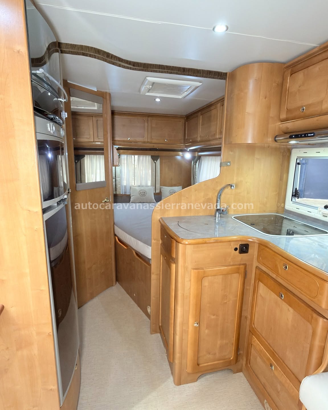 AUTOCARAVANA INTEGRAL LMC SPORT LINE EXPLORER I605 En Autocaravanas Sierra Nevada llevamos más de 22 años ayudando a nuestros clientes a cumplir el sueño de viajar con libertad. Cada vehículo es revisado y reacondicionado a fondo, cuidando cada detalle para que luzca, funcione y se sienta como nuevo, preparado para ofrecer años de fiabilidad y disfrute. Para más información o precio 💵 consulté en nuestra web www.autocaravanassierranevada.com o haga click 👉🖱️ en nuestro enlace ⬇️👇 https://autocaravanassierranevada.com/autocaravanas/lmc-sport-line-explorer-i605-e26-26/ ¿Quieres pagar a plazos? Llama y te informamos sin compromiso 📞617 79 57 19 📞687 85 35 11 EQUIPAMIENTO Y EXTRAS 👇 MOTOR: FIAT DUCATO 2.3 MULTIJET 130cv AÑO: 2016 KM: 17.000 Medidas exteriores: 6,90m x 2,70m Plazas: 4 Extras y Equipamiento: * Medida maletero con doble acceso: (2,15m x 0,80m x 0,75m) * Camas (Isla/ Colgante en cabina) Aire acondicionado de motor Airbag (conductor y copiloto) Velocidaad crucero Cierre centralizado Espejos eléctricos Elevalunas eléctricos (conductor) - Equipo Multimedia Cámara Visión Trasera Oscurecedores REMIS en cabina Asientos Giratorios Mosquiteras en ventanas, claraboyas y puerta principal Claraboyas transparentes y claraboya XXL en salón Frigo THETFORD (220v, Gas, 12v, Auto) 141L capacidad Extractor de humos Ducha con mampara separada de aseo Batería de 95ah 1 Placa solar 100w Calefacción truma inet ready TV 12 V. Escalon doble peldaño integrado Toldo FIAMMA de 4m Neumáticos reforzados especial camper www.autocaravanassierranevada.com #autocaravanasgranada #autocaravanaocasion #autocaravanasdeocasion #ventaautocaravana #compraautocaravana #autocaravanabarata #caravaningandalucia #autocaravanasur #granadaturismo #granadaocasion #andaluciavanlife #vanlife #camperlife #motorhome #campervan #viajarenautocaravana #caravaninglife #aventuraenruta #viajeslibres #escapadarural #naturalezaylibertad #viajarporelmundo #rutavanlife #descubreespaña