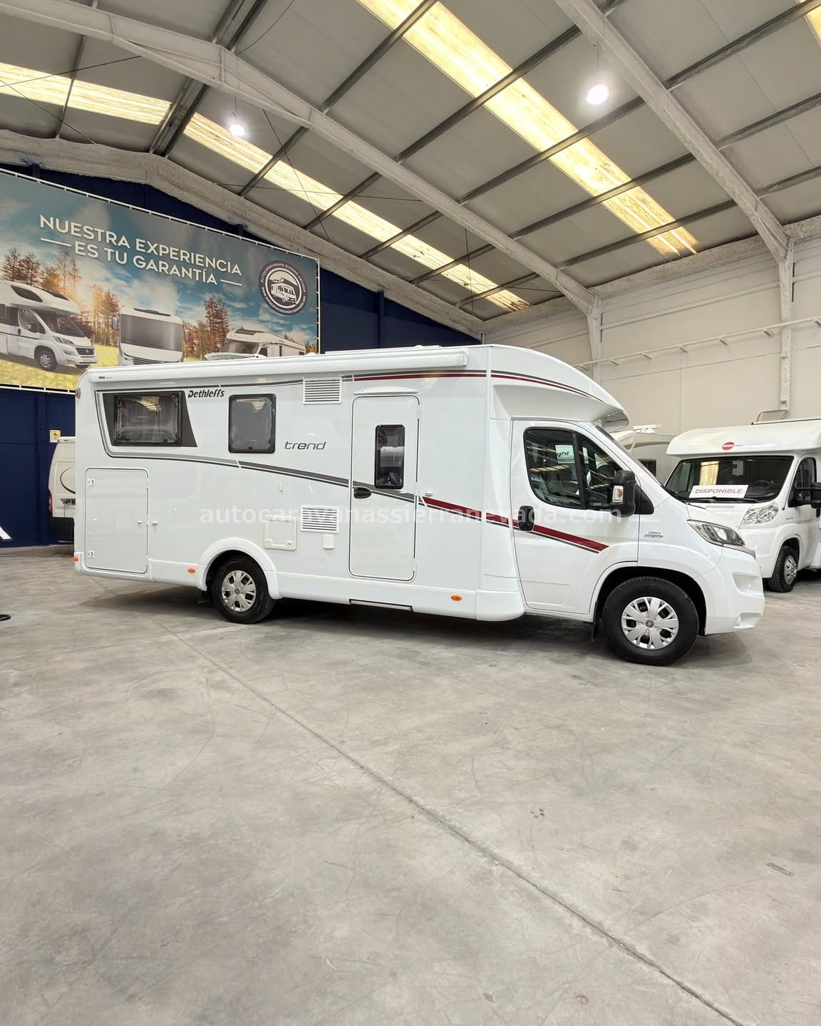 E26/23 AUTOCARAVANA PERFILADA DETHLEFFS T7057 EB En Autocaravanas Sierra Nevada llevamos más de 22 años ayudando a nuestros clientes a cumplir el sueño de viajar con libertad. Cada vehículo es revisado y reacondicionado a fondo, cuidando cada detalle para que luzca, funcione y se sienta como nuevo, preparado para ofrecer años de fiabilidad y disfrute. Para más información o precio 💵 consulté en nuestra web www.autocaravanassierranevada.com o haga click 👉🖱️ en nuestro enlace ⬇️👇 https://autocaravanassierranevada.com/autocaravanas/dethleffs-t7057-eb-e26-23/ ¿Quieres pagar a plazos? Llama y te informamos sin compromiso 📞617 79 57 19 📞687 85 35 11 EQUIPAMIENTO Y EXTRAS 👇 MOTOR: FIAT DUCATO 2.3 MULTIJET 130cv AÑO: 2016 KM: 28.000 Medidas exteriores: 7,40m x 2,90m Plazas: 4 Extras y Equipamiento: * Medidas maletero doble portón : (2,20m x 1,10m x 1,20m) * Camas(Gemelas/Colgante eléctrica en salón) Aire acondicionado (de motor) AirBag (conductor y copiloto) Velocidad de Crucero Cierre centralizado(en cabina) Espejos eléctricos Elevalunas eléctricos Equipo Multimedia Cámara de visión trasera Asientos giratorios Oscurecedores REMIS en cabina completa Mosquiteras en ventanas ,claraboyas y puerta principal Claraboya panorámica xxl en cabina Frigo THETFORD (220v, Gas, 12v-auto) 135L Ducha con mampara separada de aseo Batería de 100ah. Placa Solar de 100w TV 12v Calefacción Truma Inet Ready Escalón eléctrico de aluminio Toldo THULE de 4,5m Patas estabilizadras Portabicis para 2 Neumáticos reforzados especial camper www.autocaravanassierranevada.com #autocaravanasgranada #autocaravanaocasion #autocaravanasdeocasion #ventaautocaravana #compraautocaravana #autocaravanabarata #caravaningandalucia #autocaravanasur #granadaturismo #granadaocasion #andaluciavanlife #vanlife #camperlife #motorhome #campervan #viajarenautocaravana #caravaninglife #aventuraenruta #viajeslibres #escapadarural #naturalezaylibertad #viajarporelmundo #rutavanlife #descubreespaña