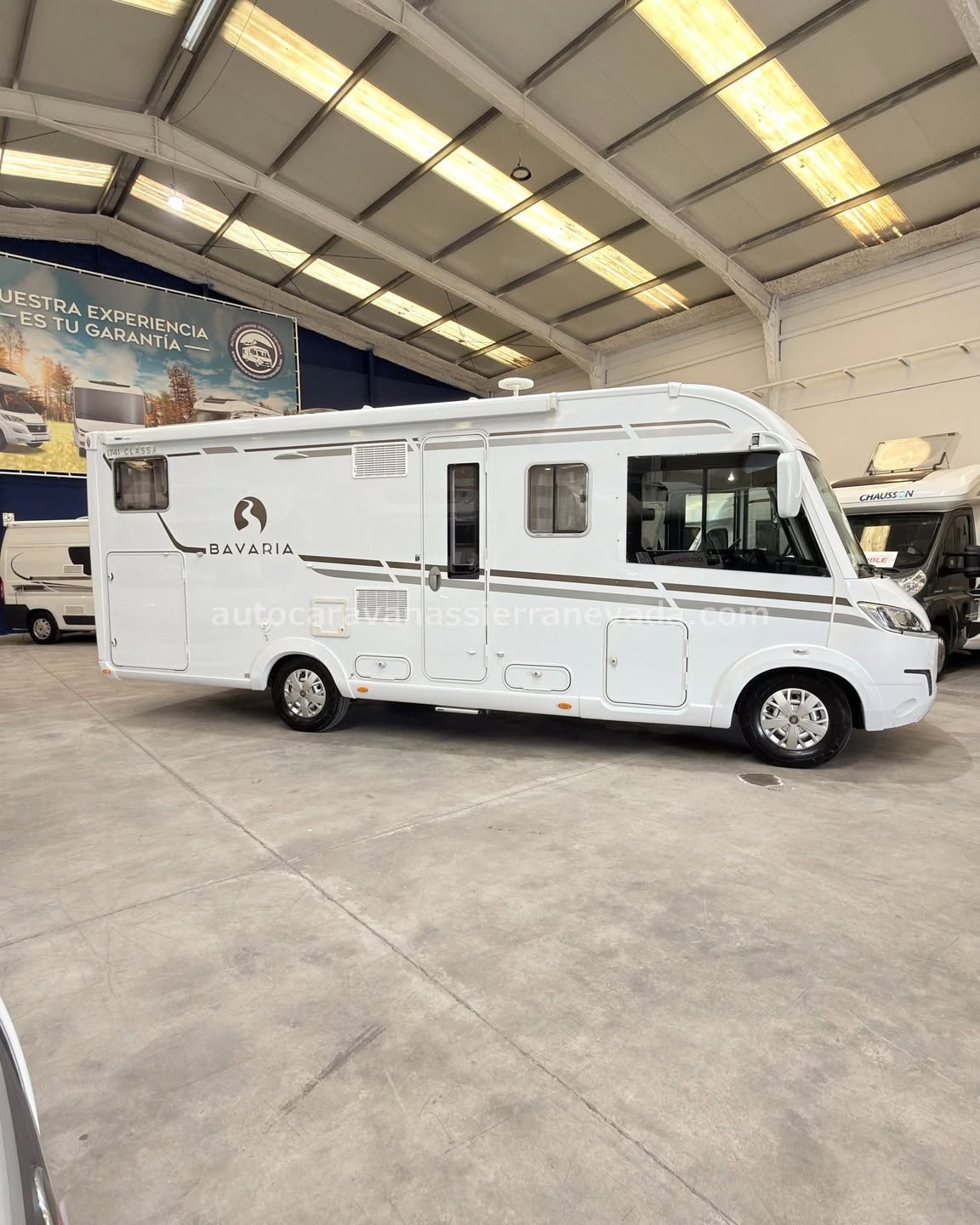 E26/21 AUTOCARAVANA INTEGRAL BAVARIA CLASS I741 En Autocaravanas Sierra Nevada llevamos más de 22 años ayudando a nuestros clientes a cumplir el sueño de viajar con libertad. Cada vehículo es revisado y reacondicionado a fondo, cuidando cada detalle para que luzca, funcione y se sienta como nuevo, preparado para ofrecer años de fiabilidad y disfrute. Para más información o precio 💵 consulté en nuestra web www.autocaravanassierranevada.com o haga click 👉🖱️ en nuestro enlace ⬇️👇 https://autocaravanassierranevada.com/autocaravanas/bavaria-class-i741-e26-21/ ¿Quieres pagar a plazos? Llama y te informamos sin compromiso 📞617 79 57 19 📞687 85 35 11 EQUIPAMIENTO Y EXTRAS 👇 MOTOR: FIAT DUCATO 2.3 MULTIJET 150cv AÑO: 2017 KM: 66.000 Medidas exteriores: 7,40m x 3,00m Plazas: 5 Extras y Equipamiento: * Medidas maletero doble portón : (2,20m x 1,40m x 1,20m) * Camas(Isla/Salón Convertible/Colgante en cabina) CHASIS ALKO Aire acondicionado (de motor) AirBag (conductor y copiloto) Velocidad de Crucero Cierre centralizado Espejos eléctricos Elevalunas eléctricos(en conductor) Equipo Multimedia Cámara de visión trasera Asientos giratorios Oscurecedores REMIS en cabina completa Mosquiteras en ventanas ,claraboyas y puerta principal Claraboya panorámica xxl en salón Frigo DOMETIC (220v, Gas, 12v-auto) 160L Extractor de Humos Ducha con mampara separada de aseo Batería de 100ah. 2 Placa Solar de 100w TV 12v Calefacción Alde Escalón eléctrico de aluminio Patas estabilizadoras Hidráulicas Ducha exterior Toldo THULE de 4m Maleteros Laterales con acceso al doble suelo Neumáticos reforzados especial camper www.autocaravanassierranevada.com #autocaravanasgranada #autocaravanaocasion #autocaravanasdeocasion #ventaautocaravana #compraautocaravana #autocaravanabarata #caravaningandalucia #autocaravanasur #granadaturismo #granadaocasion #andaluciavanlife #vanlife #camperlife #motorhome #campervan #viajarenautocaravana #caravaninglife #aventuraenruta #viajeslibres #escapadarural #naturalezaylibertad #viajarporelmundo #rutavanlife #descubreespaña E26/21 AUTOCARAVANA INTEGRAL BAVARIA CLASS I741
En Autocaravanas Sierra Nevada llevamos más de 22 años ayudando a nuestros clientes a cumplir el sueño de viajar con libertad.
Cada vehículo es revisado y reacondicionado a fondo, cuidando cada detalle para que luzca, funcione y se sienta como nuevo, preparado para ofrecer años de fiabilidad y disfrute.
Para más información o precio 💵 consulté en nuestra web www.autocaravanassierranevada.com
o haga click 👉🖱️ en nuestro enlace ⬇️👇
https://autocaravanassierranevada.com/autocaravanas/bavaria-class-i741-e26-21/
¿Quieres pagar a plazos?
Llama y te informamos sin compromiso
📞617 79 57 19
📞687 85 35 11
EQUIPAMIENTO Y EXTRAS 👇
MOTOR: FIAT DUCATO 2.3 MULTIJET 150cv
AÑO: 2017
KM: 66.000
Medidas exteriores: 7,40m x 3,00m
Plazas: 5
Extras y Equipamiento:
* Medidas maletero doble portón : (2,20m x 1,40m x 1,20m)
* Camas(Isla/Salón Convertible/Colgante en cabina)
CHASIS ALKO
Aire acondicionado (de motor)
AirBag (conductor y copiloto)
Velocidad de Crucero
Cierre centralizado
Espejos eléctricos
Elevalunas eléctricos(en conductor)
Equipo Multimedia
Cámara de visión trasera
Asientos giratorios
Oscurecedores REMIS en cabina completa
Mosquiteras en ventanas ,claraboyas y puerta principal
Claraboya panorámica xxl en salón
Frigo DOMETIC (220v, Gas, 12v-auto) 160L
Extractor de Humos
Ducha con mampara separada de aseo
Batería de 100ah.
2 Placa Solar de 100w
TV 12v
Calefacción Alde
Escalón eléctrico de aluminio
Patas estabilizadoras Hidráulicas
Ducha exterior
Toldo THULE de 4m
Maleteros Laterales con acceso al doble suelo
Neumáticos reforzados especial camper
www.autocaravanassierranevada.com
#autocaravanasgranada
#autocaravanaocasion
#autocaravanasdeocasion
#ventaautocaravana
#compraautocaravana
#autocaravanabarata
#caravaningandalucia
#autocaravanasur
#granadaturismo
#granadaocasion
#andaluciavanlife
#vanlife
#camperlife
#motorhome
#campervan
#viajarenautocaravana
#caravaninglife
#aventuraenruta
#viajeslibres
#escapadarural
#naturalezaylibertad
#viajarporelmundo
#rutavanlife
#descubreespaña