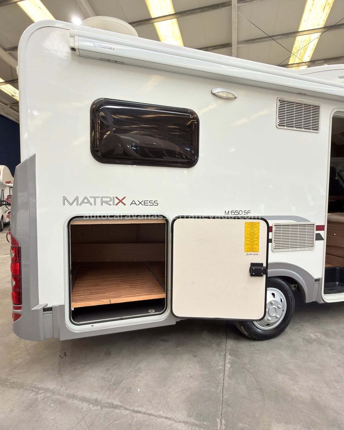 E26/22 AUTOCARAVANA PERFILADA ADRIA MATRIX 350SF En Autocaravanas Sierra Nevada llevamos más de 22 años ayudando a nuestros clientes a cumplir el sueño de viajar con libertad. Cada vehículo es revisado y reacondicionado a fondo, cuidando cada detalle para que luzca, funcione y se sienta como nuevo, preparado para ofrecer años de fiabilidad y disfrute. Para más información o precio 💵 consulté en nuestra web www.autocaravanassierranevada.com o haga click 👉🖱️ en nuestro enlace ⬇️👇 https://autocaravanassierranevada.com/autocaravanas/mclouis-mc4-32-e26-08/ ¿Quieres pagar a plazos? Llama y te informamos sin compromiso 📞617 79 57 19 📞687 85 35 11 EQUIPAMIENTO Y EXTRAS 👇 MOTOR: FIAT DUCATO 2.3 MULTIJET 130cv AÑO: 2012 KM: 69.000 Medidas exteriores: 6,90m x 2,90m Plazas: 5 Extras y Equipamiento: * Medidas maletero : (1,40m x 1,30m x 0,80m) * Camas(Francesa/Salón Convertible(1,10mx2,00m/Colgante eléctrica en salón) Aire acondicionado (de motor) AirBag (conductor) Velocidad de Crucero Cierre centralizado (en cabina) Espejos eléctricos Elevalunas eléctricos Equipo Multimedia Asientos giratorios Oscurecedores REMIS en luna Mosquiteras en ventanas y claraboyas Claraboya panorámica xxl en cabina Frigo DOMETIC (220v, Gas, 12v) 171L Ducha con mampara dentro de aseo Batería de 100ah. Placa Solar de 100w Calefacción Truma Combi Escalón doble peldaño integrado Toldo PROSTOR de 4m Neumáticos reforzados especial camper www.autocaravanassierranevada.com #autocaravanasgranada #autocaravanaocasion #autocaravanasdeocasion #ventaautocaravana #compraautocaravana #autocaravanabarata #caravaningandalucia #autocaravanasur #granadaturismo #granadaocasion #andaluciavanlife #vanlife #camperlife #motorhome #campervan #viajarenautocaravana #caravaninglife #aventuraenruta #viajeslibres #escapadarural #naturalezaylibertad #viajarporelmundo #rutavanlife #descubreespaña