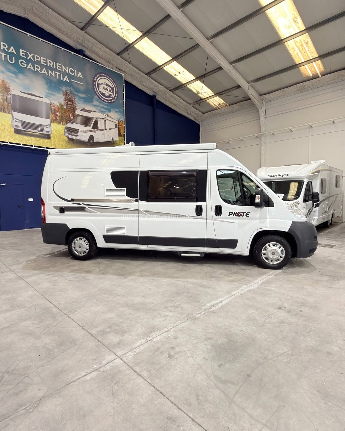 E26/18 AUTOCARAVANA CAMPER PILOTE F600 En Autocaravanas Sierra Nevada llevamos más de 22 años ayudando a nuestros clientes a cumplir el sueño de viajar con libertad. Cada vehículo es revisado y reacondicionado a fondo, cuidando cada detalle para que luzca, funcione y se sienta como nuevo, preparado para ofrecer años de fiabilidad y disfrute. Para más información o precio 💵 consulté en nuestra web www.autocaravanassierranevada.com o haga click 👉🖱️ en nuestro enlace ⬇️👇 https://autocaravanassierranevada.com/autocaravanas/pilote-f600-e26-18/ ¿Quieres pagar a plazos? Llama y te informamos sin compromiso 📞617 79 57 19 📞687 85 35 11 EQUIPAMIENTO Y EXTRAS 👇 MOTOR: FIAT DUCATO 2.3 MULTIJET 130cv AÑO: 2013 KM: 66.000 Medidas exteriores: 6,00m x 2,50m Plazas: 4 Extras y Equipamiento: * Medidas maletero doble pórton: (1,40m x 0,75m x 0,68m) * Camas (Transversal/Salón para 1 persona) Aire acondicionado (de motor) AirBag (conductor) Velocidad de Crucero SRS Espejos eléctricos Elevalunas eléctricos Equipo Multimedia Asientos giratorios Mosquiteras en ventanas y claraboyas Frigo DOMETIC (220v, Gas, 12v) 75L Ducha dentro de aseo Batería de 100ah. Placa Solar de 100w Calefacción Truma Combi Escalón eléctrico de aluminio Toldo de 3,5m Portabicis para 2 Neumáticos reforzados especial camper www.autocaravanassierranevada.com #autocaravanasgranada #autocaravanaocasion #autocaravanasdeocasion #ventaautocaravana #compraautocaravana #autocaravanabarata #caravaningandalucia #autocaravanasur #granadaturismo #granadaocasion #andaluciavanlife #vanlife #camperlife #motorhome #campervan #viajarenautocaravana #caravaninglife #aventuraenruta #viajeslibres #escapadarural #naturalezaylibertad #viajarporelmundo #rutavanlife #descubreespaña E26/18 AUTOCARAVANA CAMPER PILOTE F600
En Autocaravanas Sierra Nevada llevamos más de 22 años ayudando a nuestros clientes a cumplir el sueño de viajar con libertad.
Cada vehículo es revisado y reacondicionado a fondo, cuidando cada detalle para que luzca, funcione y se sienta como nuevo, preparado para ofrecer años de fiabilidad y disfrute.
Para más información o precio 💵 consulté en nuestra web www.autocaravanassierranevada.com
o haga click 👉🖱️ en nuestro enlace ⬇️👇
https://autocaravanassierranevada.com/autocaravanas/pilote-f600-e26-18/
¿Quieres pagar a plazos?
Llama y te informamos sin compromiso
📞617 79 57 19
📞687 85 35 11
EQUIPAMIENTO Y EXTRAS 👇
MOTOR: FIAT DUCATO 2.3 MULTIJET 130cv
AÑO: 2013
KM: 66.000
Medidas exteriores: 6,00m x 2,50m
Plazas: 4
Extras y Equipamiento:
* Medidas maletero doble pórton: (1,40m x 0,75m x 0,68m)
* Camas (Transversal/Salón para 1 persona)
Aire acondicionado (de motor)
AirBag (conductor)
Velocidad de Crucero
SRS
Espejos eléctricos
Elevalunas eléctricos
Equipo Multimedia
Asientos giratorios
Mosquiteras en ventanas y claraboyas
Frigo DOMETIC (220v, Gas, 12v) 75L
Ducha dentro de aseo
Batería de 100ah.
Placa Solar de 100w
Calefacción Truma Combi
Escalón eléctrico de aluminio
Toldo de 3,5m
Portabicis para 2
Neumáticos reforzados especial camper
www.autocaravanassierranevada.com
#autocaravanasgranada
#autocaravanaocasion
#autocaravanasdeocasion
#ventaautocaravana
#compraautocaravana
#autocaravanabarata
#caravaningandalucia
#autocaravanasur
#granadaturismo
#granadaocasion
#andaluciavanlife
#vanlife
#camperlife
#motorhome
#campervan
#viajarenautocaravana
#caravaninglife
#aventuraenruta
#viajeslibres
#escapadarural
#naturalezaylibertad
#viajarporelmundo
#rutavanlife
#descubreespaña