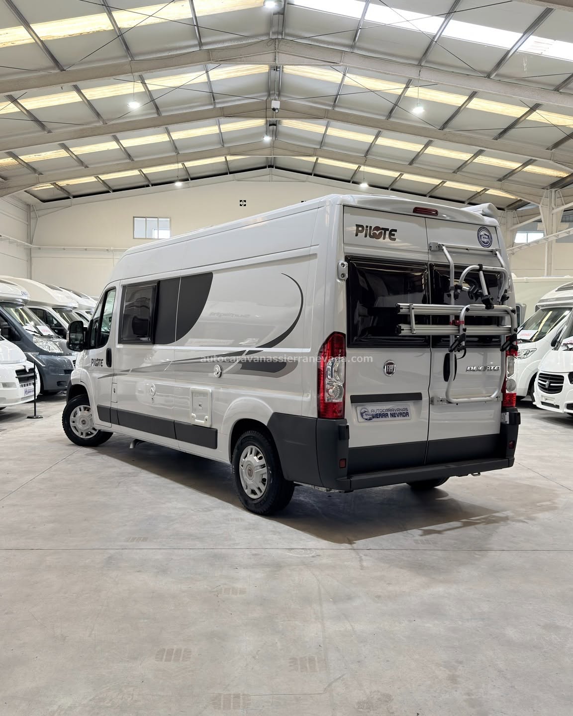 E26/18 AUTOCARAVANA CAMPER PILOTE F600 En Autocaravanas Sierra Nevada llevamos más de 22 años ayudando a nuestros clientes a cumplir el sueño de viajar con libertad. Cada vehículo es revisado y reacondicionado a fondo, cuidando cada detalle para que luzca, funcione y se sienta como nuevo, preparado para ofrecer años de fiabilidad y disfrute. Para más información o precio 💵 consulté en nuestra web www.autocaravanassierranevada.com o haga click 👉🖱️ en nuestro enlace ⬇️👇 https://autocaravanassierranevada.com/autocaravanas/pilote-f600-e26-18/ ¿Quieres pagar a plazos? Llama y te informamos sin compromiso 📞617 79 57 19 📞687 85 35 11 EQUIPAMIENTO Y EXTRAS 👇 MOTOR: FIAT DUCATO 2.3 MULTIJET 130cv AÑO: 2013 KM: 66.000 Medidas exteriores: 6,00m x 2,50m Plazas: 4 Extras y Equipamiento: * Medidas maletero doble pórton: (1,40m x 0,75m x 0,68m) * Camas (Transversal/Salón para 1 persona) Aire acondicionado (de motor) AirBag (conductor) Velocidad de Crucero SRS Espejos eléctricos Elevalunas eléctricos Equipo Multimedia Asientos giratorios Mosquiteras en ventanas y claraboyas Frigo DOMETIC (220v, Gas, 12v) 75L Ducha dentro de aseo Batería de 100ah. Placa Solar de 100w Calefacción Truma Combi Escalón eléctrico de aluminio Toldo de 3,5m Portabicis para 2 Neumáticos reforzados especial camper www.autocaravanassierranevada.com #autocaravanasgranada #autocaravanaocasion #autocaravanasdeocasion #ventaautocaravana #compraautocaravana #autocaravanabarata #caravaningandalucia #autocaravanasur #granadaturismo #granadaocasion #andaluciavanlife #vanlife #camperlife #motorhome #campervan #viajarenautocaravana #caravaninglife #aventuraenruta #viajeslibres #escapadarural #naturalezaylibertad #viajarporelmundo #rutavanlife #descubreespaña