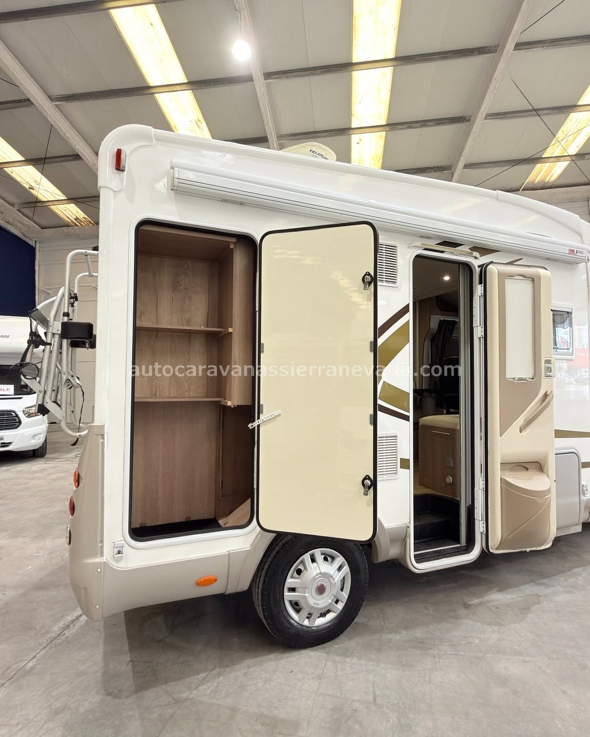 26/08 AUTOCARAVANA PERFILADA MCLOUIS MC4 32 En Autocaravanas Sierra Nevada llevamos más de 22 años ayudando a nuestros clientes a cumplir el sueño de viajar con libertad. Cada vehículo es revisado y reacondicionado a fondo, cuidando cada detalle para que luzca, funcione y se sienta como nuevo, preparado para ofrecer años de fiabilidad y disfrute. Para más información o precio 💵 consulté en nuestra web www.autocaravanassierranevada.com o haga click 👉🖱️ en nuestro enlace ⬇️👇 https://autocaravanassierranevada.com/autocaravanas/mclouis-mc4-32-e26-08/ ¿Quieres pagar a plazos? Llama y te informamos sin compromiso 📞617 79 57 19 📞687 85 35 11 EQUIPAMIENTO Y EXTRAS 👇 MOTOR: FIAT DUCATO 2.3 MULTIJET 150cv AÑO: 2013 KM: 66.000 Medidas exteriores: 5,80m x 2,90m Plazas: 4 Extras y Equipamiento: * Medidas maletero : (1,110m x 0,40m x 0,70m) * Camas (Salón Convertible/Colgante eléctrica en salón) Aire acondicionado (de motor) AirBag(conductor y copiloto) Velocidad de Crucero Espejos eléctricos Elevalunas eléctricos Equipo Multimedia Cámara de visión trasera Asientos giratorios Oscurecedores REMIS en cabina completa Mosquiteras en ventanas, claraboyas y puerta principal Claraboya panorámica xxl en cabina TurboVent Frigo DOMETIC (220v, Gas, 12v-auto) 150L Ducha con mampara dentro de aseo Batería de 100ah. Placa Solar de 100w Calefacción Truma Combi TV 12. Escalón doble peldaño integrado Toldo FIAMMA de 3m Portabicis para 2 Neumáticos reforzados especial camper www.autocaravanassierranevada.com #autocaravanasgranada #autocaravanaocasion #autocaravanasdeocasion #ventaautocaravana #compraautocaravana #autocaravanabarata #caravaningandalucia #autocaravanasur #granadaturismo #granadaocasion #andaluciavanlife #vanlife #camperlife #motorhome #campervan #viajarenautocaravana #caravaninglife #aventuraenruta #viajeslibres #escapadarural #naturalezaylibertad #viajarporelmundo #rutavanlife #descubreespaña