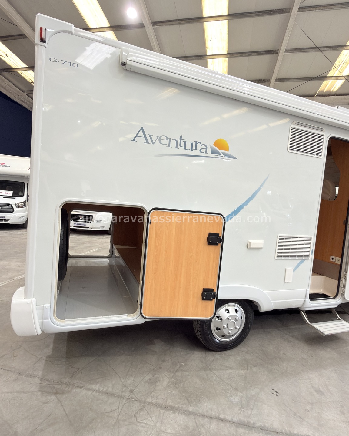 26/03 AUTOCARAVANA INTEGRAL PILOTE G710 En Autocaravanas Sierra Nevada llevamos más de 22 años ayudando a nuestros clientes a cumplir el sueño de viajar con libertad. Cada vehículo es revisado y reacondicionado a fondo, cuidando cada detalle para que luzca, funcione y se sienta como nuevo, preparado para ofrecer años de fiabilidad y disfrute. Para más información o precio 💵 consulté en nuestra web www.autocaravanassierranevada.com o haga click 👉🖱️ en nuestro enlace ⬇️👇 https://autocaravanassierranevada.com/autocaravanas/pilote-g710-26-03/ ¿Quieres pagar a plazos? Llama y te informamos sin compromiso 📞617 79 57 19 📞687 85 35 11 EQUIPAMIENTO Y EXTRAS 👇 MOTOR: FIAT DUCATO 2.3 MULTIJET 130cv AÑO: 2007 KM: 125.000 Medidas exteriores: 6,90m x 2,80m Plazas: 4 Extras y Equipamiento: * Medidas maletero con doble portón : (2,20m x 1,30m x 1,05m) * Camas (Transversal/Colgante en cabina) Aire acondicionado (de motor) Elevalunas eléctricos (conductor) Equipo Multimedia Cámara de visión trasera Asientos giratorios Mosquiteras en ventanas y claraboyas Claraboya xxl en salón Frigo DOMETIC (220v, Gas, 12v) 142L Ducha con mampara dentro de aseo Batería de 100ah. Placa Solar de 100w Calefacción Trumatic C Escalón de aluminio manual Toldo OMNISTOR de 4m Neumáticos reforzados especial camper www.autocaravanassierranevada.com #autocaravanasgranada #autocaravanaocasion #autocaravanasdeocasion #ventaautocaravana #compraautocaravana #autocaravanabarata #caravaningandalucia #autocaravanasur #granadaturismo #granadaocasion #andaluciavanlife #vanlife #camperlife #motorhome #campervan #viajarenautocaravana #caravaninglife #aventuraenruta #viajeslibres #escapadarural #naturalezaylibertad #viajarporelmundo #rutavanlife #descubreespaña 26/03 AUTOCARAVANA INTEGRAL PILOTE G710
En Autocaravanas Sierra Nevada llevamos más de 22 años ayudando a nuestros clientes a cumplir el sueño de viajar con libertad.
Cada vehículo es revisado y reacondicionado a fondo, cuidando cada detalle para que luzca, funcione y se sienta como nuevo, preparado para ofrecer años de fiabilidad y disfrute.
Para más información o precio 💵 consulté en nuestra web www.autocaravanassierranevada.com
o haga click 👉🖱️ en nuestro enlace ⬇️👇
https://autocaravanassierranevada.com/autocaravanas/pilote-g710-26-03/
¿Quieres pagar a plazos?
Llama y te informamos sin compromiso
📞617 79 57 19
📞687 85 35 11
EQUIPAMIENTO Y EXTRAS 👇
MOTOR: FIAT DUCATO 2.3 MULTIJET 130cv
AÑO: 2007
KM: 125.000
Medidas exteriores: 6,90m x 2,80m
Plazas: 4
Extras y Equipamiento:
* Medidas maletero con doble portón : (2,20m x 1,30m x 1,05m)
* Camas (Transversal/Colgante en cabina)
Aire acondicionado (de motor)
Elevalunas eléctricos (conductor)
Equipo Multimedia
Cámara de visión trasera
Asientos giratorios
Mosquiteras en ventanas y claraboyas
Claraboya xxl en salón
Frigo DOMETIC (220v, Gas, 12v) 142L
Ducha con mampara dentro de aseo
Batería de 100ah.
Placa Solar de 100w
Calefacción Trumatic C
Escalón de aluminio manual
Toldo OMNISTOR de 4m
Neumáticos reforzados especial camper
www.autocaravanassierranevada.com
#autocaravanasgranada
#autocaravanaocasion
#autocaravanasdeocasion
#ventaautocaravana
#compraautocaravana
#autocaravanabarata
#caravaningandalucia
#autocaravanasur
#granadaturismo
#granadaocasion
#andaluciavanlife
#vanlife
#camperlife
#motorhome
#campervan
#viajarenautocaravana
#caravaninglife
#aventuraenruta
#viajeslibres
#escapadarural
#naturalezaylibertad
#viajarporelmundo
#rutavanlife
#descubreespaña