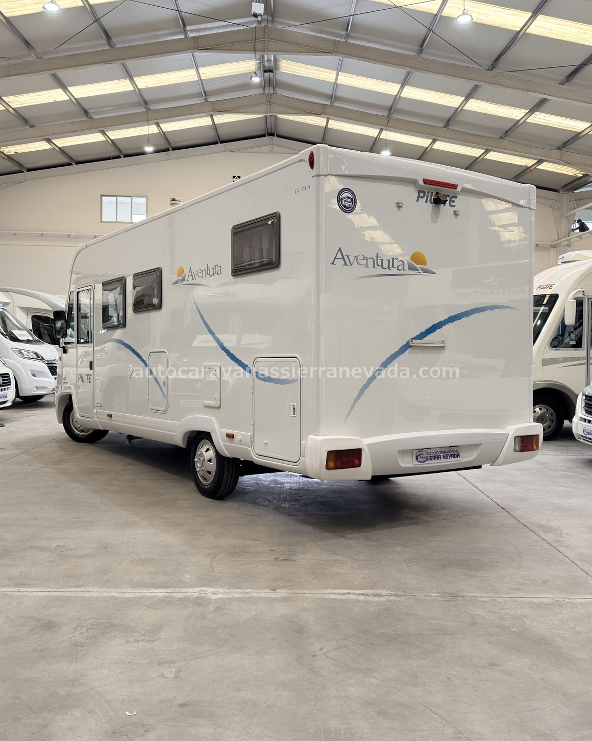 26/03 AUTOCARAVANA INTEGRAL PILOTE G710 En Autocaravanas Sierra Nevada llevamos más de 22 años ayudando a nuestros clientes a cumplir el sueño de viajar con libertad. Cada vehículo es revisado y reacondicionado a fondo, cuidando cada detalle para que luzca, funcione y se sienta como nuevo, preparado para ofrecer años de fiabilidad y disfrute. Para más información o precio 💵 consulté en nuestra web www.autocaravanassierranevada.com o haga click 👉🖱️ en nuestro enlace ⬇️👇 https://autocaravanassierranevada.com/autocaravanas/pilote-g710-26-03/ ¿Quieres pagar a plazos? Llama y te informamos sin compromiso 📞617 79 57 19 📞687 85 35 11 EQUIPAMIENTO Y EXTRAS 👇 MOTOR: FIAT DUCATO 2.3 MULTIJET 130cv AÑO: 2007 KM: 125.000 Medidas exteriores: 6,90m x 2,80m Plazas: 4 Extras y Equipamiento: * Medidas maletero con doble portón : (2,20m x 1,30m x 1,05m) * Camas (Transversal/Colgante en cabina) Aire acondicionado (de motor) Elevalunas eléctricos (conductor) Equipo Multimedia Cámara de visión trasera Asientos giratorios Mosquiteras en ventanas y claraboyas Claraboya xxl en salón Frigo DOMETIC (220v, Gas, 12v) 142L Ducha con mampara dentro de aseo Batería de 100ah. Placa Solar de 100w Calefacción Trumatic C Escalón de aluminio manual Toldo OMNISTOR de 4m Neumáticos reforzados especial camper www.autocaravanassierranevada.com #autocaravanasgranada #autocaravanaocasion #autocaravanasdeocasion #ventaautocaravana #compraautocaravana #autocaravanabarata #caravaningandalucia #autocaravanasur #granadaturismo #granadaocasion #andaluciavanlife #vanlife #camperlife #motorhome #campervan #viajarenautocaravana #caravaninglife #aventuraenruta #viajeslibres #escapadarural #naturalezaylibertad #viajarporelmundo #rutavanlife #descubreespaña